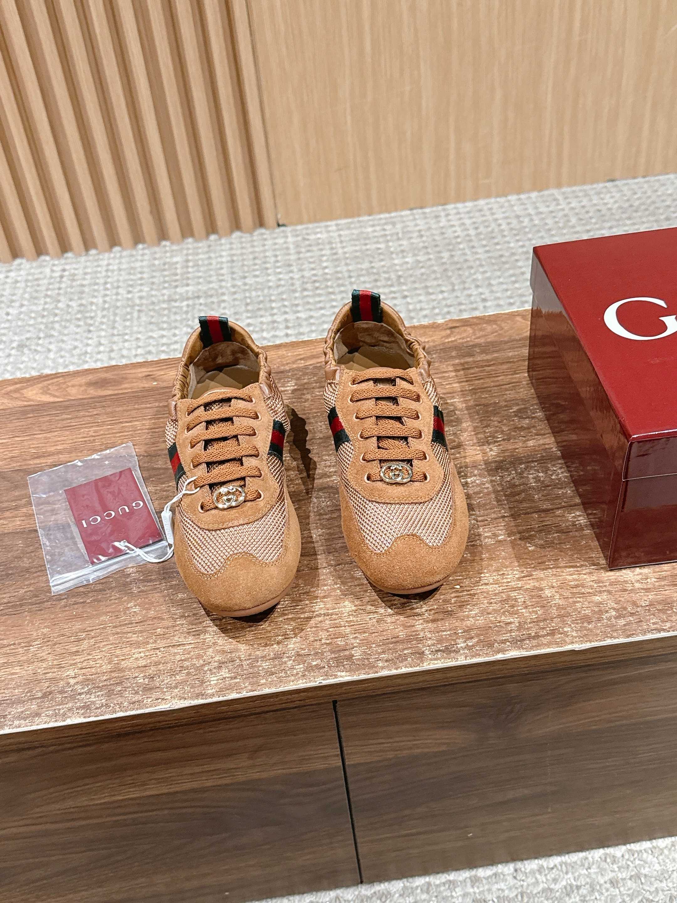 NO:592728,[Made in Guangzhou] GUCCI Gucci 26 runway style retro moral training sneakers The Gucci series is newly launched, with lightweight design that reinterprets sports style. The neat silhouette adds a sense of freedom and highlights the exquisite texture when moving. The webbing details are like an endless ribbon running through the entire design, and the side stitching details add the finishing touch. The original fabric is one-to-one. Sheepskin lining, open-molded TPU sole for the outsole.  Size 35/36/37/38/39/40 (40 non-refundable), casual shoes/sports shoes, gucci, sneakers, sheepskin19860909【莞产】GUCCI 古琦26走秀款复古德训运动鞋 Gucci系列全新上市,轻盈设计焕新诠释运动风尚.利落廓形更添自在本色,行动间彰显精致质感.织带细节宛如一道延绵不绝的饰带贯穿于整个设计,侧边缝线细节增添点睛之笔. 面料原版一比一材质 内里羊皮 大底开模TPU底 尺码35/36/37/38/39/40（40不退换）,休闲鞋/运动鞋,gucci,sneakers,sheepskin,Women's Shoes