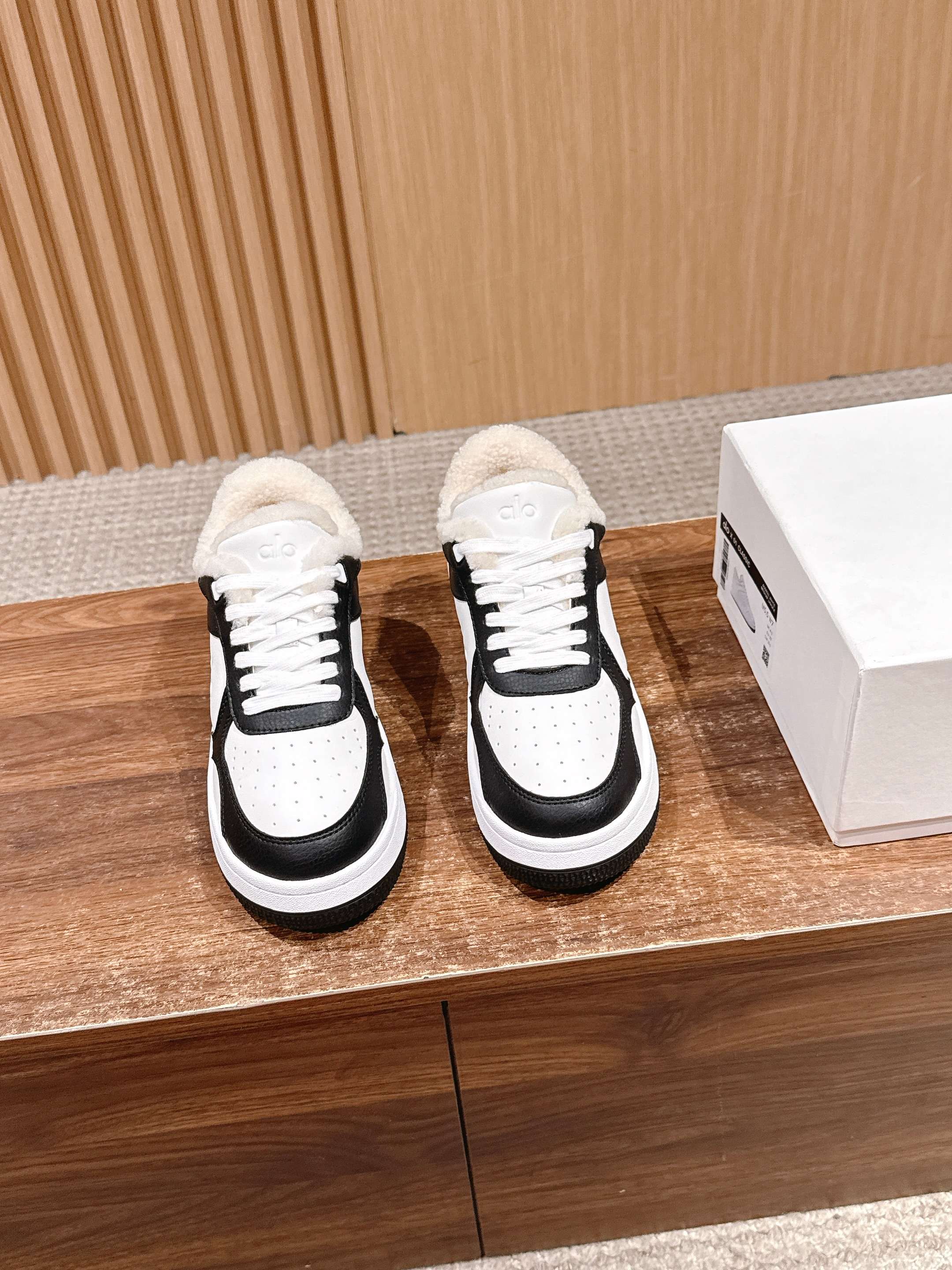 NO:593704,/ Color-blocked wool white shoes, thick soles, comfortable and casual style alo understands girls better than Nike!  Super versatile on the feet!  And super comfortable!  It’s a thick-soled model but not heavy on the feet at all!  Very light!  It looks even better with socks!  And it’s the same model recommended by celebrities~the upper toes are taller and the legs are slimmer!  It’s super suitable for us little girls~ The overall shoe also has a classic color-blocking and contrasting design with a delicate leather texture on the upper!  !  Material: cowhide, wool lining, outsole, pure natural rubber outsole Size#35-40 (40 customization is non-refundable), casual shoes/sports shoes, sneakers, cowhide19860909/ 拼色羊毛小白鞋厚底舒适休闲款 alo比耐克更懂女生！上脚超级百搭！而且超级舒适！是厚底款但是上脚一点都不沉重！ 非常轻便！套上袜套搭配更好看！而且还是明星同款推荐～上脚增高显腿细！ 超级适合我们小个子女生～鞋子整体也是经典的拼色撞色设计搭配鞋面细腻的真皮纹路肌理感！！ 材质牛皮 内里羊毛里 大底纯天然橡胶大底 Size#35-40（40定制不退换）,休闲鞋/运动鞋,sneakers,cowhide,Women's Shoes