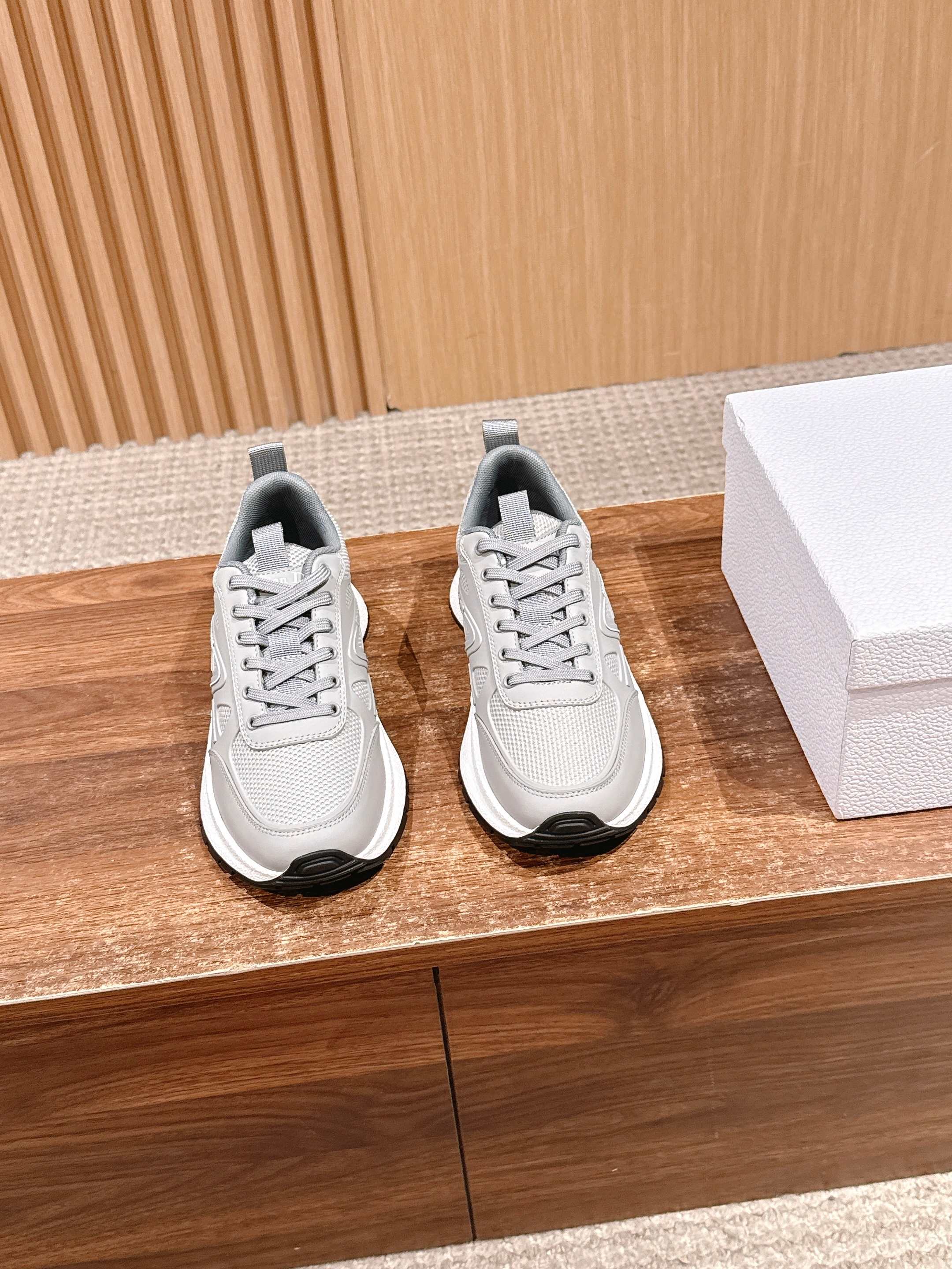 NO:593706,Men's DIOR Dior's new casual sports shoes for couples reinterpret sports style with an elegant and fashionable shape. The upper is carefully made of white mesh fabric, with logos on the laces and heel. The exquisite two-color sole is light and soft, which can add a high-end temperament to various casual styles. Made of cowhide leather, breathable mesh lining, original molded outsole  Size35-45 (40 for women and 45 for men, customization is not returnable), casual shoes/sports shoes, dior, dior, sneakers, cowhide19860909男 DIOR 迪奥新款情侣休闲运动鞋 以优雅时尚的造型重新演绎运动风格.鞋面采用白色网眼织物精心制作,鞋带和鞋跟都有标志.精致的双色鞋底轻盈柔软,可为各式休闲造型增添高订气质 牛皮材质 透气网布内里 原版开模大底 Size35-45（女40男45定制不退换）,休闲鞋/运动鞋,dior,dior,sneakers,cowhide,Women's Shoes