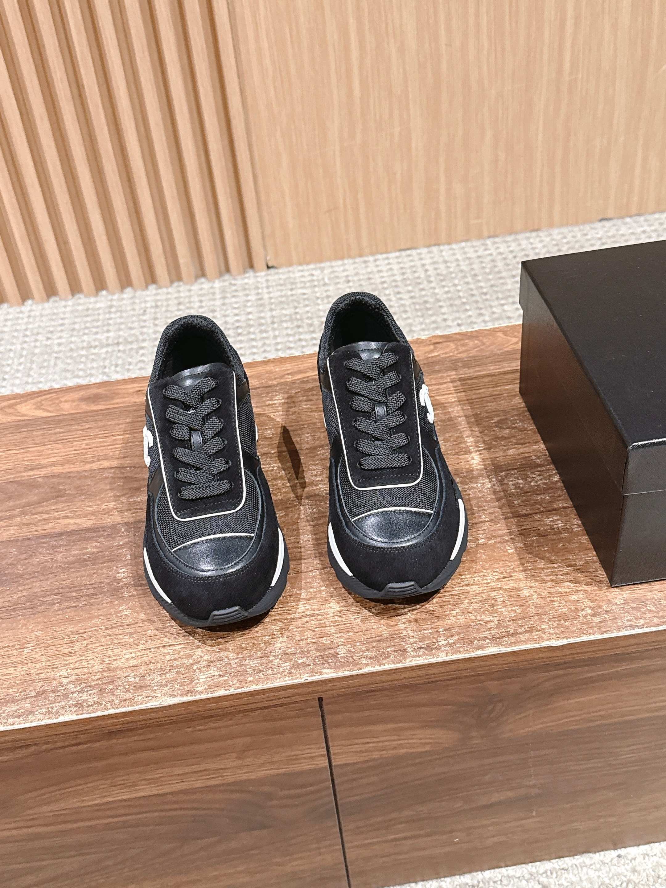 NO:593701,【】 Chanel's new casual sneakers with thick heels are a must-have for fashionistas. The classic double C logo is eye-catching, and the black and white combination will never go out of style!  Leather + mesh patchwork, full of texture and breathable. Dad-shaped shoe shape, quietly increases the height and makes the legs slimmer. From commuter OL to street trendy girl, one shoe can hold your style. Wear it, walk with a light and luxurious feeling directly soldered to the toes ~ This pair is the one to wear in C-position in the circle of friends!  The upper is made of original custom-made cowhide mesh. The inner lining is made of original custom-made air-permeable mesh. The sole is made of original molded TPU outsole. Size 35/36/37/38/39/40 (non-refundable for 40), casual shoes/sports shoes, chanel, sneakers, cowhide19860909【】 香奈儿新款粗跟休闲运动鞋 潮人士必入款 经典双C标识高吸调睛,黑白配永过不时！ 皮革+网拼面接,质感满拉还透气 老爹廓鞋形,悄悄增高还显腿细 从通勤OL到街潮头妹,一鞋hold住有所风格 穿上它,走路带的风轻奢感直接焊脚在上～ 朋友圈C位穿就搭靠这双！ 鞋面原版定小制牛皮网 内里原版定制气透网面 鞋底原版开模TPU大底 尺码35/36/37/38/39/40（40不退换）,休闲鞋/运动鞋,chanel,sneakers,cowhide,Women's Shoes