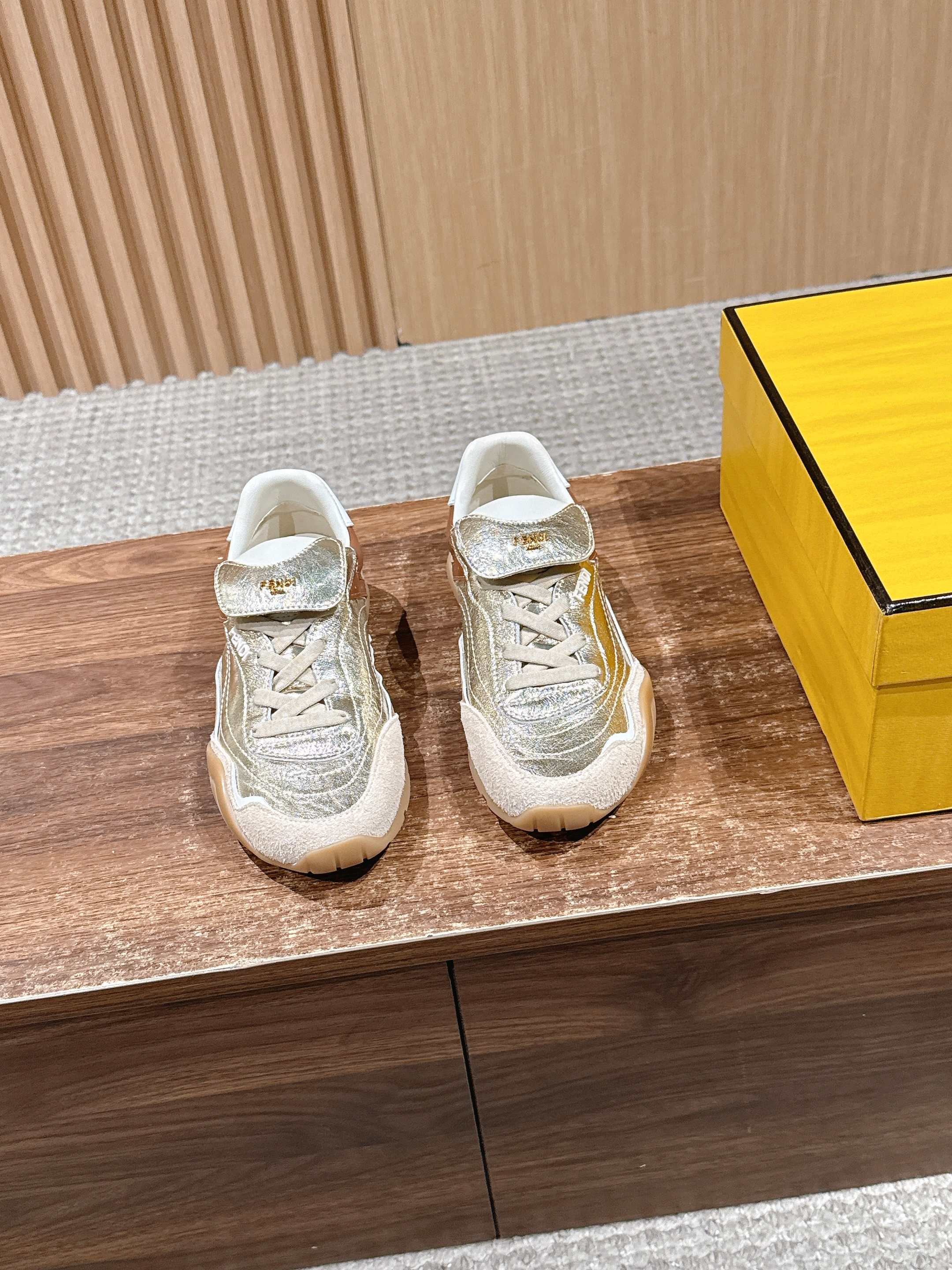 NO:593708,Fendi's new retro-style flat-soled sports and casual shoes are made of cow suede + leather stitching on the upper, with old texture, high-end and unique texture; the tongue has the FENDI logo, and the brand recognition is hidden in the details. The round toe + Velcro buckle are easy to put on and take off and adapt to different foot types;  The shoe shape is loose, tolerant of wide feet/fat feet, and at the same time visually makes the feet small; the color is low-saturated retro color, with a relaxed 'old money style' tone. The sole is a lightweight rubber sole, which is soft and elastic and does not tire the feet, suitable for daily commuting or shopping; the style is compatible with retro, casual, light and mature style, and it goes well with jeans, suit pants, and dresses. The upper is cowhide, the inner sheepskin outsole is the original molded outsole, and the height is increased by 3cm  Size35-41 (40/41 customization is not returnable), casual shoes/sports shoes, fendi, fendi, sneakers, skirts, jeans, business suit, cowhide, sheepskin19860909芬迪新款复古风平底运动休闲鞋 鞋面是牛反绒+皮革拼接,自带做旧纹理,质感高级还显独特；鞋舌有FENDI标识,细节处藏着品牌辨识度.圆头+魔术贴搭扣,穿脱方便且适配不同脚型； 鞋型偏宽松,对脚宽/脚胖包容度高,同时视觉显脚小；配色是低饱和复古色系,自带松弛的“老钱风”调性.鞋底是轻质橡胶底,软弹不累脚,日常通勤或者逛街都适配；风格兼容复古、休闲、轻熟风,搭牛仔裤、西装裤、连衣裙都不违和. 鞋面牛皮 内里羊皮 大底原版开模大底 增高3cm Size35-41码（40/41定制不退换）,休闲鞋/运动鞋,fendi,fendi,sneakers,skirts,jeans,business suit,cowhide,sheepskin,Women's Shoes