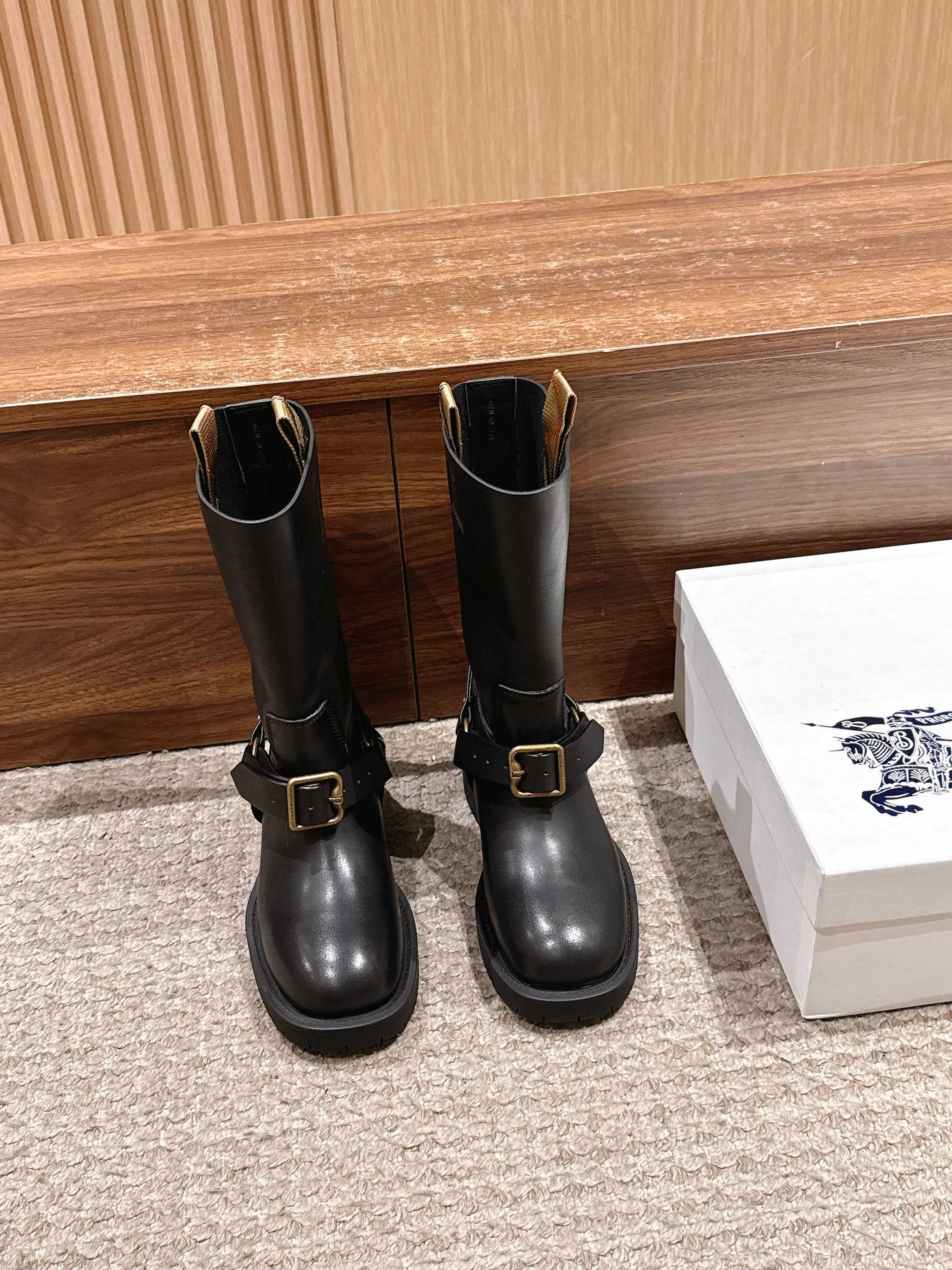 NO:593715,#Burberry's super expensive knight boots have a very grand style and are very aura. Made by a large factory, the details are very well handled. The fabric is imported Italian cowhide, and the lining is imported Italian first-layer through-dyed black cowhide. The outsole is a through-dyed genuine leather sole imported from Italy. The middle 5 genuine leather soles + 4x4 through-dyed genuine leather soles are CMC combination surfaces. The injection molding effect of the outsole is exactly the same as the original version. The buckle electroplating effect uses anti-bronze silver technology, which is no different from the original version!  From materials to hardware, we purchase top-notch versions, insist on original development, and the entire process is produced in a dust-free workshop with four lines of QC. You are welcome to compare the version details and workmanship at the counter!  Material imported Italian cowhide cowhide, heel height 3cm, size 35/36/37/38/39/40 (40 non-refundable), boots, burberry, boots, cowhide19860909# 巴宝莉超级贵气的骑士靴 版型非常的大气,非常的有气场.大厂出,细节处理非常好.面料是进口意大利饮奶牛皮,内里为进口意大利头层透染黑色牛皮里.大底为意大利进口透染真皮底,中间5真皮底+4x4透染真皮底挖 CMC组合面成,大底注塑效果跟原版一模一样.饰扣电镀效果采用防古铜银工艺,跟原版无任何区别！从材质到五金,我们顶级代购版、坚持原版开发,全程产自无尘车间 四道QC、欢迎专柜对比版型 细节 做工！ 材质进口意大利饮奶牛皮 牛皮 跟高3cm 尺码35/36/37/38/39/40（40不退换）,靴子,burberry,boots,cowhide,Women's Shoes