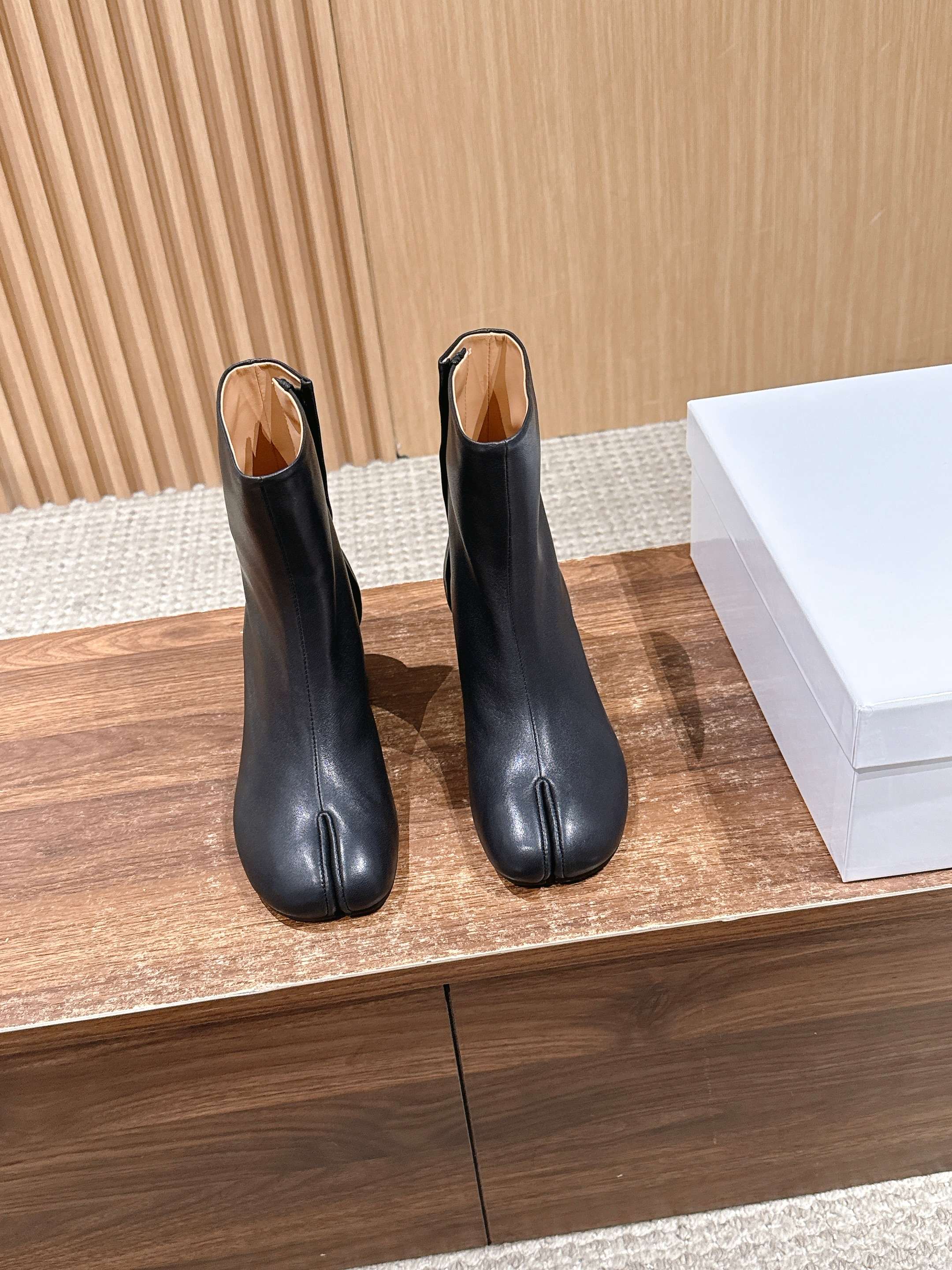 NO:593699,[Made in Guangzhou] #马吉拉Split-Toe Classic Split-Toe Boots Highly recognizable and perfect for comfort. A timeless item that will never go out of style. The highest version of the split-toe tabi boots purchased by a buyer for 1:1 perfection. The original molded double-layer genuine leather sole. The original lasted shoe is very generous and can be easily matched with various styles. The good news for short legs. The upper body can instantly become longer legs. The upper body is not bound by conventions. You can be yourself as you like ~ the fried chicken on the feet is soft and comfortable.  Imported original special material for the upper, original leather lining, original leather outsole, size 35/36/37/38/39/40 (40 non-refundable), boots, masion margiela, boots19860909【莞产】 #马吉拉分趾经典分趾靴 辨识度极高,舒适度满分. 不会过时的决绝子单品 最高版本买手代购1:1完美复刻分趾tabi靴原版开模双层真皮鞋底 原版套楦鞋型很大方 搭配各种风格都可轻松驾驭 小短腿的福音 上身瞬间秒变大长腿  上脚不被常规所拘束,随心所欲做自己～上脚炒鸡柔软舒适 鞋面进口原版特殊材质 内里原版真皮 大底原版真皮鞋底 尺码35/36/37/38/39/40（40不退换）,靴子,masion margiela,boots,Women's Shoes