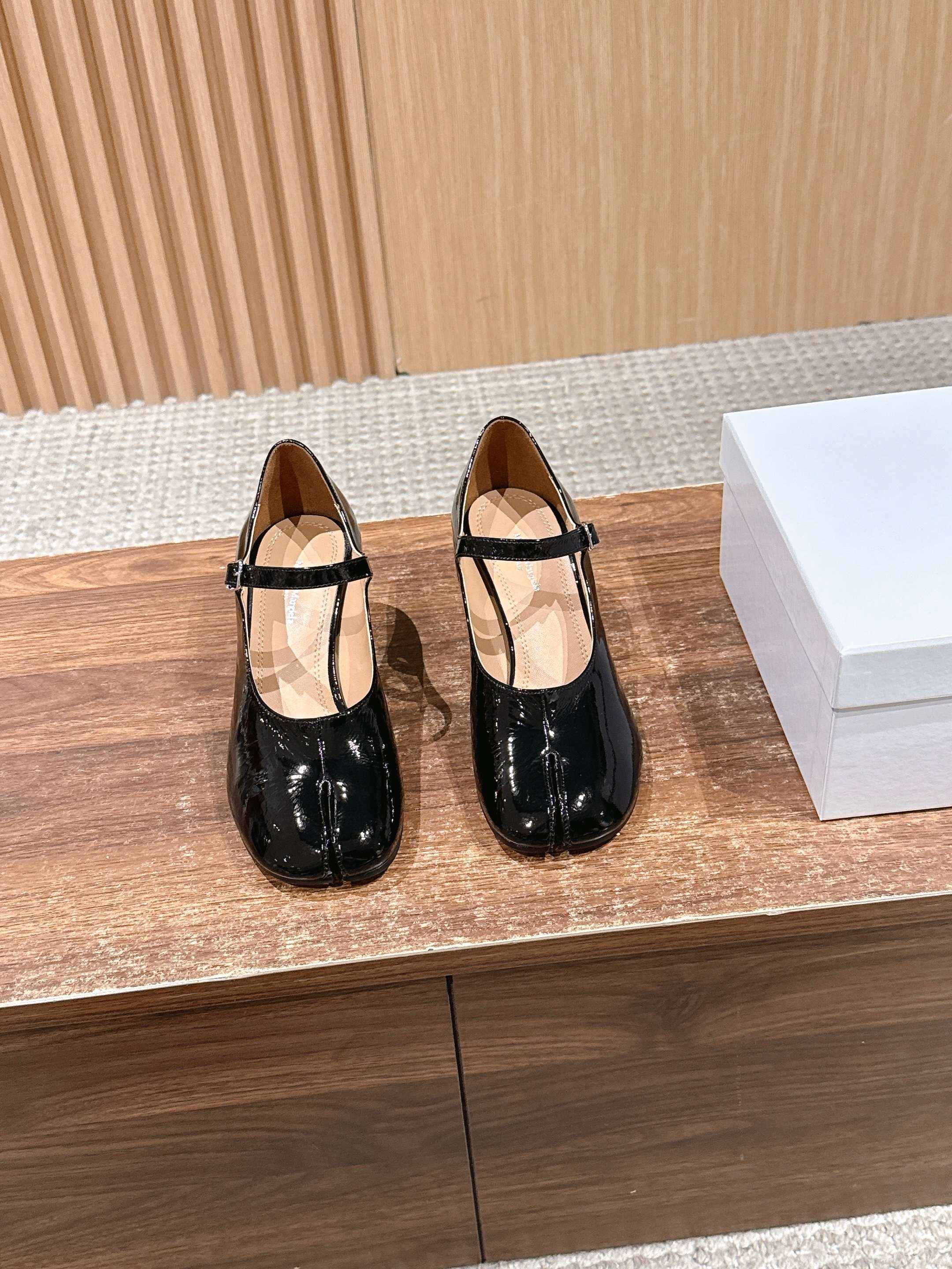 NO:593709,[Made in Guangzhou] Maison Margiela Mary Jane thick heel split-toe shoes  It meets the daily wear needs of most people; it is based on the classic Mary Jane shoe type and is innovatively integrated into the split-toe design, which is retro and personalized. The heel also continues the brand's iconic white four-corner stitching logo, highlighting the brand genes in the details. The thick heel shape combines fashion and practicality, making daily walking stable and comfortable, and long-term wear. In terms of fabric, the upper is made of Italian imported calfskin with spray-coated open beads, which has a delicate, shiny and texture  Wear-resistant and easy to care for, the lining is made of full-grain water-dyed cowhide, which is skin-friendly and breathable to reduce foot friction. The outsole is matched with a translucent dyed cowhide sole imported from Italy and a grade-A ABS heel. It is non-slip and durable and can extend the wearing life; the overall design is simple and not monotonous, and the inspiration for the collision of the split toe and Mary Jane shoes is unique. It not only maintains the retro elegance but also personal style. It is generous and decent, and can be easily held in various scenarios such as commuting and dating!  6cm heel, size 35/35/37/38/39/40 (40 non-refundable), split-toe shoes, masion margiela, mary jane, cowhide19860909【莞产】Maison Margiela 马吉拉玛丽珍粗跟分趾鞋 满足多数人日常穿搭需求；以经典玛丽珍鞋型为基底,创新融入分趾设计,复古中透着个性辨识度,鞋后跟还延续了品牌标志性白色四角缝线logo,细节处彰显品牌基因,粗跟造型则兼顾时髦感与实用性,日常行走稳当舒适、久穿不累；面料上,鞋面选用意大利进口小牛皮淋涂开边珠,质感细腻有光泽且耐磨易打理,内里是全粒面水染牛皮里,亲肤透气能减少脚部摩擦,大底搭配意大利进口透染牛皮底与A级ABS后跟,防滑耐用还能延长穿着寿命；整体设计简约不单调,分趾与玛丽珍鞋型碰撞的灵感独一无二,既保复古优雅调性,又不失个性风格,大方得体,通勤、约会等多种场景都能轻松hold住！6cm跟 尺码35/35/37/38/39/40（40不退换）,分趾鞋,masion margiela,mary jane,cowhide,Women's Shoes