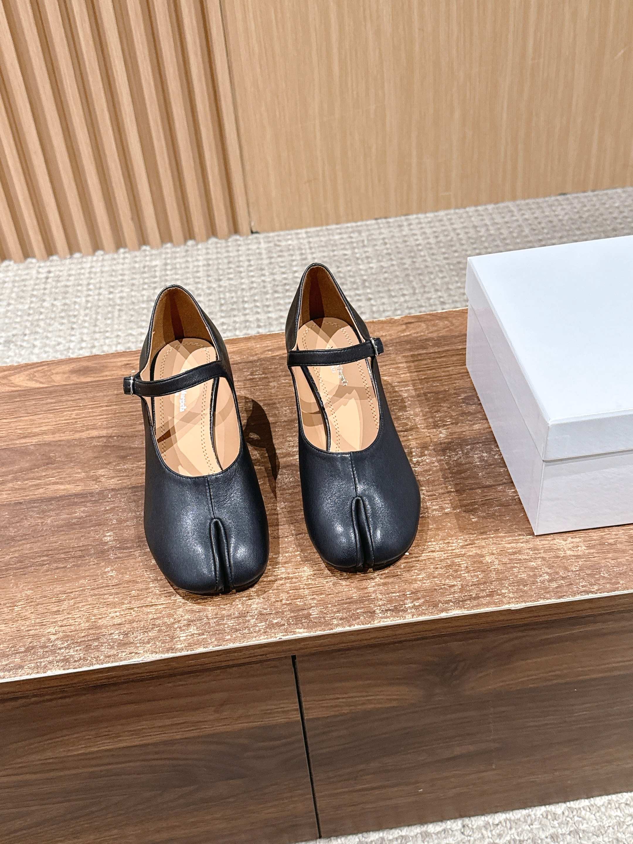 NO:593711,[Made in Guangzhou] Maison Margiela Mary Jane thick heel split-toe shoes  It meets the daily wear needs of most people; it is based on the classic Mary Jane shoe type and is innovatively integrated into the split-toe design, which is retro and personalized. The heel also continues the brand's iconic white four-corner stitching logo, highlighting the brand genes in the details. The thick heel shape combines fashion and practicality, making daily walking stable and comfortable, and long-term wear. In terms of fabric, the upper is made of Italian imported calfskin with spray-coated open beads, which has a delicate, shiny and texture  Wear-resistant and easy to care for, the lining is made of full-grain water-dyed cowhide, which is skin-friendly and breathable to reduce foot friction. The outsole is matched with a translucent dyed cowhide sole imported from Italy and a grade-A ABS heel. It is non-slip and durable and can extend the wearing life; the overall design is simple and not monotonous, and the inspiration for the collision of the split toe and Mary Jane shoes is unique. It not only maintains the retro elegance but also personal style. It is generous and decent, and can be easily held in various scenarios such as commuting and dating!  6cm heel, size 35/35/37/38/39/40 (40 non-refundable), split-toe shoes, masion margiela, mary jane, cowhide19860909【莞产】Maison Margiela 马吉拉玛丽珍粗跟分趾鞋 满足多数人日常穿搭需求；以经典玛丽珍鞋型为基底,创新融入分趾设计,复古中透着个性辨识度,鞋后跟还延续了品牌标志性白色四角缝线logo,细节处彰显品牌基因,粗跟造型则兼顾时髦感与实用性,日常行走稳当舒适、久穿不累；面料上,鞋面选用意大利进口小牛皮淋涂开边珠,质感细腻有光泽且耐磨易打理,内里是全粒面水染牛皮里,亲肤透气能减少脚部摩擦,大底搭配意大利进口透染牛皮底与A级ABS后跟,防滑耐用还能延长穿着寿命；整体设计简约不单调,分趾与玛丽珍鞋型碰撞的灵感独一无二,既保复古优雅调性,又不失个性风格,大方得体,通勤、约会等多种场景都能轻松hold住！6cm跟 尺码35/35/37/38/39/40（40不退换）,分趾鞋,masion margiela,mary jane,cowhide,Women's Shoes