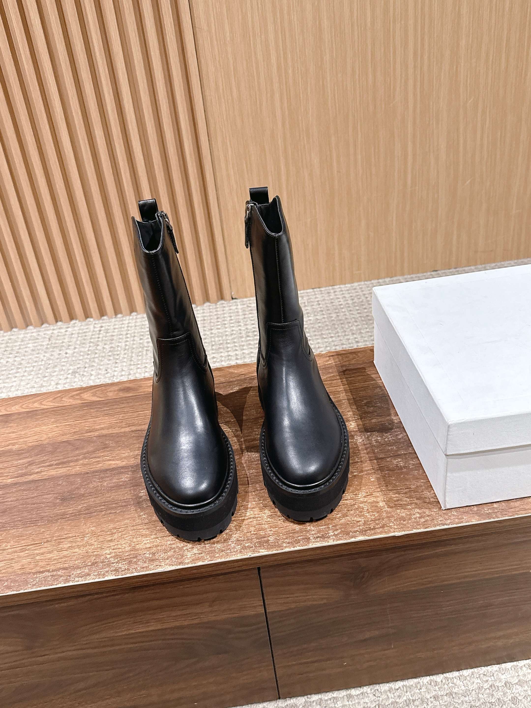 NO:593707,Silin autumn and winter new series nylon canvas short boots with glossy cowhide Martin boots, rounded toe box, LOGO screen printing on the back, adjustable laces, Arc de Triomphe logo on the outside of the shoe tube, exclusive development of wear-resistant velvet leather welt multi-layer combination outsole, sole thickness 4.5CM, Size35-42 (40/41/42 customization is not returnable), boots, boots, cowhide19860909思琳秋冬新款系列锦纶帆布短靴配亮泽牛皮马丁靴,圆润造型鞋头,后帮饰LOGO丝印,可调节系带,鞋筒外侧配以凯旋门标志,独家开发耐磨绒真皮沿条多层组合大底,底厚4.5CM,Size35-42（40/41/42定制不退换）,靴子,boots,cowhide,Women's Shoes