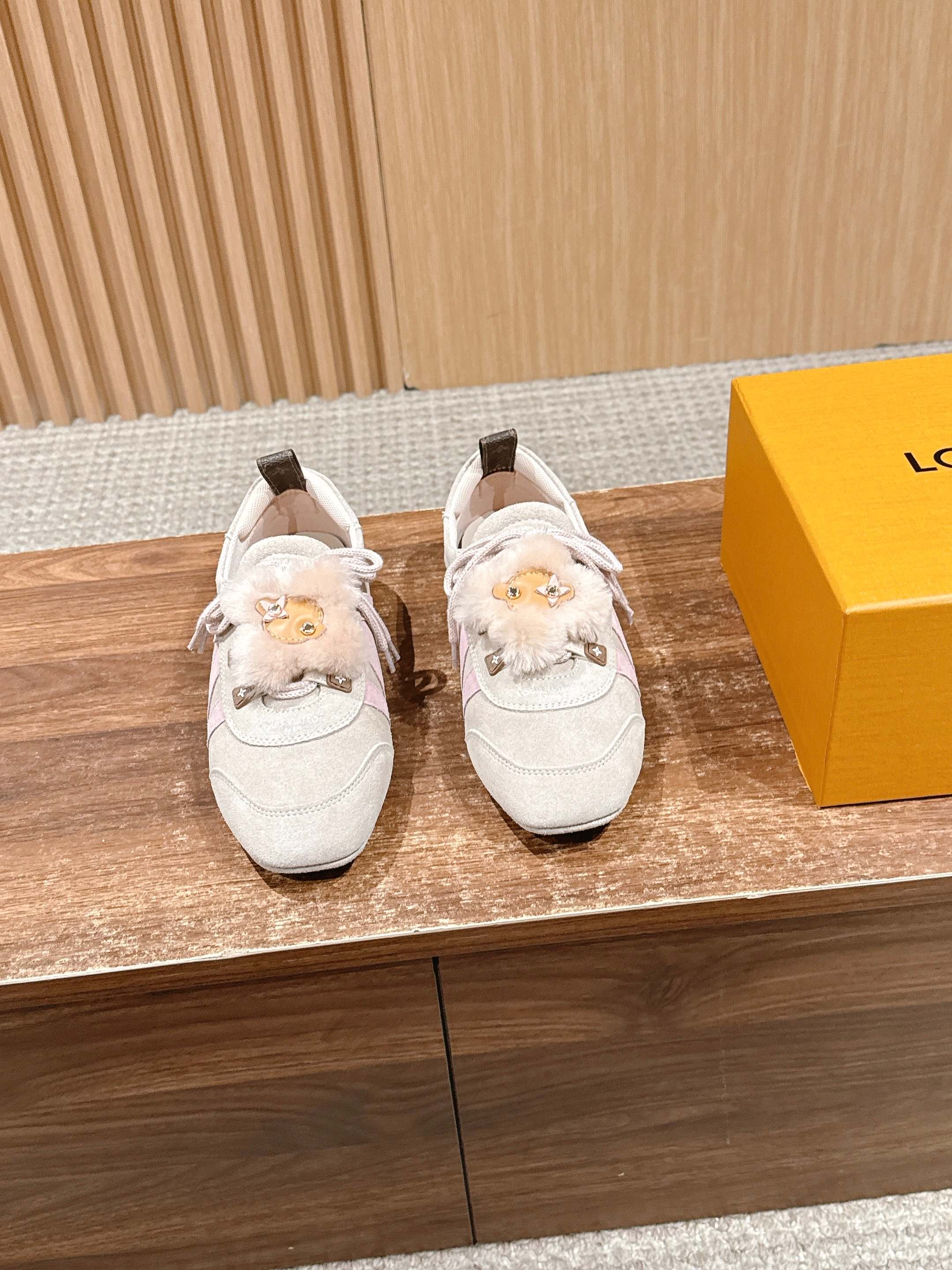 NO:594485,LV is the best at picking up girls’ hearts, and the fluffy vivienne is so cute that it touches my heart! Donkey brand sneakers have been very popular recently! Brand spokesperson Song Qian, Zhou Dongyu, brand ambassador Zhong Chuxi, Ouyang Nana, Jin Chen, actors Zhuang Dafei, Xu Ruohan, Shen Yujie, Zhang Chuwen, and track and field athlete Wu Yanni have all stepped up to perform the dynamic sports trend. This pair of shoes combines the design of sports shoes with modern ballet flat shoes, with smooth lines and full of lightness and movement. Function and fashion are perfectly combined to perfectly interpret the minimalist sports style. Whether it is daily casual or elaborate dressing, it can be easily adapted, Sacchetto The flexible soles made with craftsmanship bring you a great feeling on your feet. The shoe body is equipped with Louis Vuitton's iconic elements such as the Monogram pattern, which instantly adds style and attracts countless eyes. Want to make your outfit more exciting? You’re right to choose it! Size35-39 (40 is custom-made and cannot be returned or exchanged), casual shoes/sports shoes, louis vuitton, louis vuitton, louis vuitton, flats, sneakers19860909LV最会拿捏少女心,毛茸茸的vivienne萌到我的心里！驴牌运动鞋近来热度居高不下！品牌代言人宋茜周冬雨,品牌大使钟楚曦欧阳娜娜金晨,演员庄达菲徐若晗沈羽洁张楚文,田径运动员吴艳妮纷纷上身,演绎活力运动风潮  这双鞋将运动鞋与现代芭蕾平底鞋的设计相融合,线条流畅,尽显轻盈动感.功能与时尚完美结合,完美诠释极简运动风.无论是日常休闲,还是精心装扮,它都能轻松适配,Sacchetto 工艺打造的柔韧鞋底,带来超棒脚感.  鞋身带有 Monogram 图案等路易威登标志性元素,格调瞬间拉满,吸睛无数.想让穿搭更出彩？选它准没错！ Size35-39（40定做不退换）,休闲鞋/运动鞋,louis vuitton,louis vuitton,louis vuitton,flats,sneakers,Women's Shoes