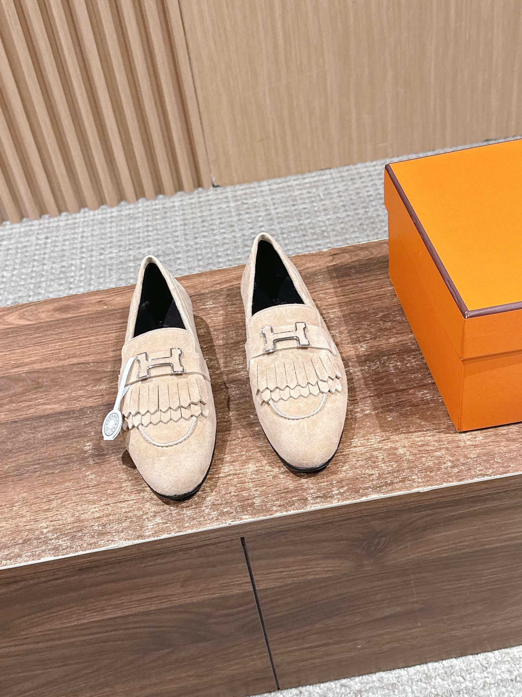 NO:614729,[Top] Hermes is undoubtedly the leader in luxury goods. Every single product is deeply rooted in the hearts of the people. Although there are few styles, it is better than the essence and classic. It will never go out of style. It is a brand that maintains and appreciates value. It is really rare to sincerely create such a reputation in consumer goods!  This pair of shoes is a classic style of this brand. It is decorated with metal buckles exclusive to Hermès. It is a classic that has become more and more beautiful over the course of history. We will bring out some goods from the channel in small quantities!  The leather feels very, very soft and feels like baby skin!  Feel the luxury!  Supplies are huge!  Imported sheepskin upper, lining and foot pads are all imported sheepskin, genuine leather TPU sole, size 36/37/38/39 (40/41/42 available), loafers, hermes, hermes, loafers, sheepskin19860909【顶级】Hermes 毋庸置疑是奢侈品中的翘楚 每个单品出来都是非常深入人心 虽然款式出的少 但是胜在精 胜在经典 从来不会过时 属于保值升值的品牌 在消费品里面真心作出这样的口碑来 也是实属难得！这款单鞋 在这个品牌经典款式 专属爱马仕的金属扣装饰 经典是经过历史长河而越看越好看 渠道货调出来一点货 少量！ 皮质触感非常非常柔嫩的感觉 婴儿般肌肤的触感！奢华感受！耗材巨大！进口羊皮鞋面 内里垫脚都是进口绵羊皮,真皮tpu贴底 尺码36/37/38/39（40/41/42可订）,乐福鞋,hermes,hermes,loafers,sheepskin,Women's Shoes