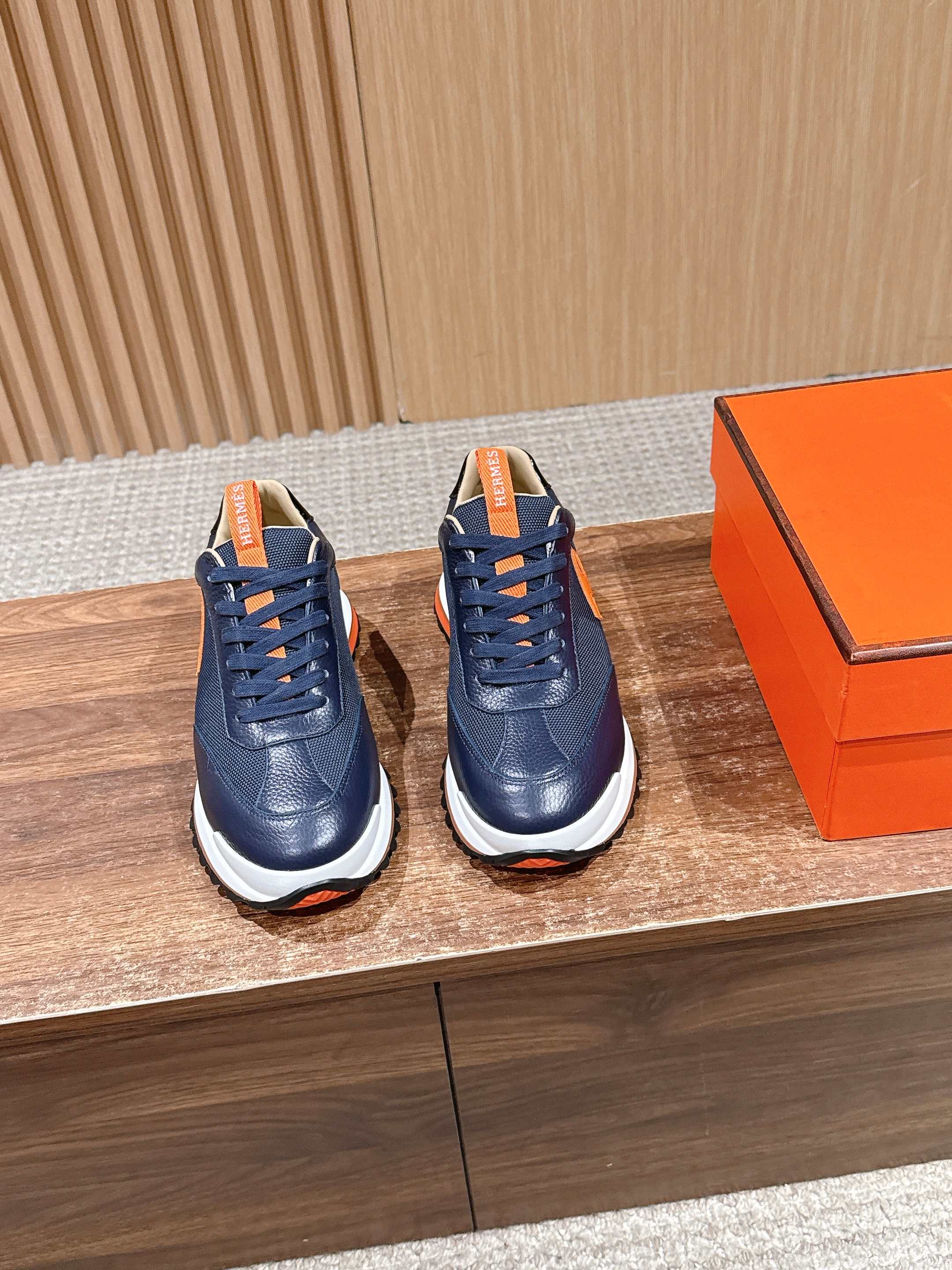 NO:614717,Hermès’ new men’s sneakers | Fashion and comfort coexist!  The classic black mesh upper is paired with refreshing white shoelaces, plus gray and light gray layered splicing. It is simple yet high-end, and it is very fashionable!  Moreover, the upper is made of breathable mesh material, which is not only light, but also allows your feet to breathe freely. Even if you wear it in summer, you will not feel stuffy at all. This pair of shoes is simply a universal match. Paired with jeans, it is casual and casual; paired with sports pants, it is energetic and fashionable instantly. Size39-45M, casual shoes/sports shoes, hermes, sneakers, jeans19860909爱马仕新款男士运动鞋 | 时尚与舒适并存！ 经典的黑调网布鞋面,搭配上清爽的白色鞋带 ,再加上灰色与浅灰色的层次拼接,简约又不失高级感,时尚度直接拉满！而且鞋面采用了透气的网布材质,不仅轻盈,还能让双脚自由呼吸,即使是夏天穿也完全不会觉得闷热.  这双鞋简直就是万能搭子.搭配牛仔裤,休闲随性；搭配运动裤,活力四射,时尚感瞬间up Size39-45M,休闲鞋/运动鞋,hermes,sneakers,jeans,Women's Shoes