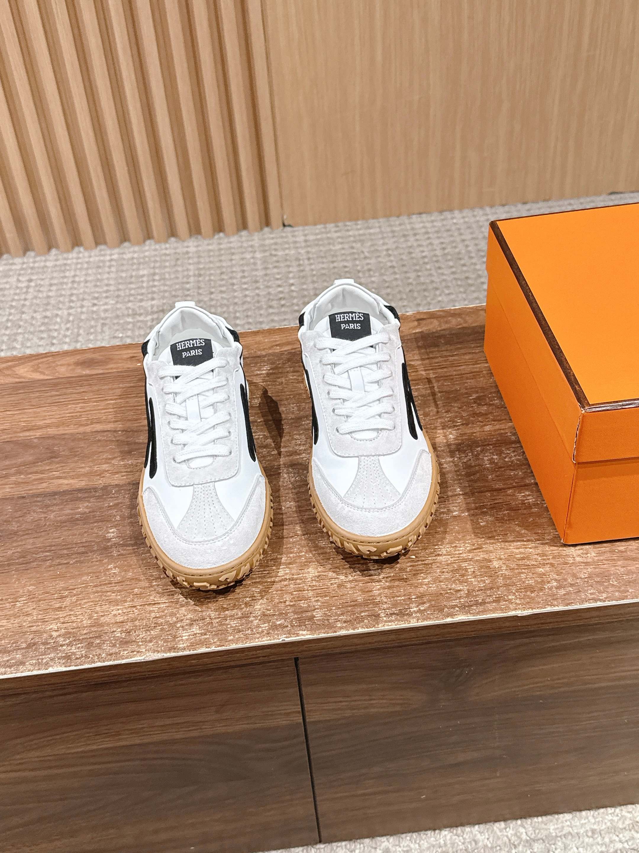 NO:614721,Men's code # Hermès new couple's Forrest training shoes, white shoes, perforated soft calfskin sneakers, equipped with soles, decorated with classic Medor rivets, creating a comfortable and casual style. It can be matched casually. Very light and comfortable on the feet, men's sneakers. Actual shots. The most worth buying Hermès men's sneakers. It is legendary that even if it is not available, it is a shoe trend that is fashionable, comfortable and versatile. Although the price has increased, the price is not expensive. The new colors are all very good-looking.  There are not so many choices for women's models compared to men's models, but they still look good, especially for couples. Imported cowhide frosted material, sheepskin lining, original molded outsole, women's size 35-41 (40/41 customized, non-returnable and non-exchangeable), male size 38-45 (38/45 customized, non-refundable and non-exchangeable), casual shoes/sports shoes, hermes, sneakers, cowhide, sheepskin19860909男码  # 爱马仕新款情侣阿甘德训鞋 小白鞋 镂孔柔软小牛皮运动鞋,配有鞋底,饰有经典Medor铆钉,打造舒适休闲风格.随意搭配 上脚非常轻便舒运动鞋男款实拍最值得的入手的爱马仕男款运动鞋传说中不配货也要买的鞋潮流 时尚 舒适 百搭 虽然涨价 但价格真不贵新出的配色都很好看 等女款相对男款,选择没有那么多不过也是很好看,尤其搭配情侣款感感 进口牛皮磨砂材质 羊皮内里 原版开模大底 女码35-41（40/41定制不退不换） 男码38-45（38/45定制不退不换）,休闲鞋/运动鞋,hermes,sneakers,cowhide,sheepskin,Women's Shoes