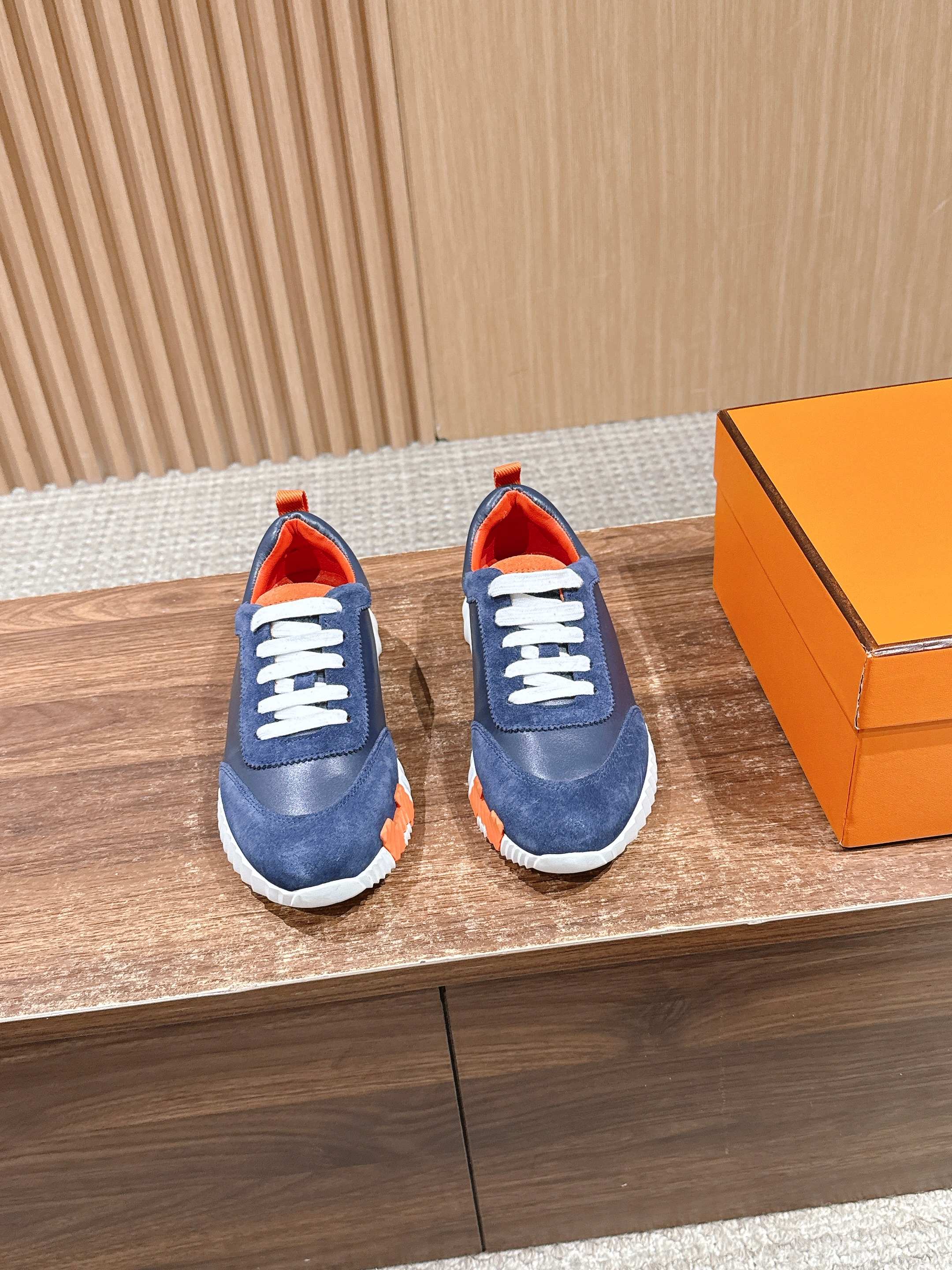 NO:614725,Men #Hermès Casual Shoes for Couples Suede and spliced ​​mesh sneakers. The lightweight soles are decorated with contrasting patterns to create a versatile fashion style. Original molded outsole Size women's size 35-39/40, custom-made men's size 39-44/45, casual shoes/sports shoes, hermes, sneakers, chamois leather19860909男 #爱马仕情侣款休闲鞋 麂皮搭拼接网布运动鞋.轻盈鞋底装饰撞色图案,打造百搭时尚风格 原版开模大底 Size女码35-39 /40定做 男码39-44 /45定做,休闲鞋/运动鞋,hermes,sneakers,chamois leather,Women's Shoes