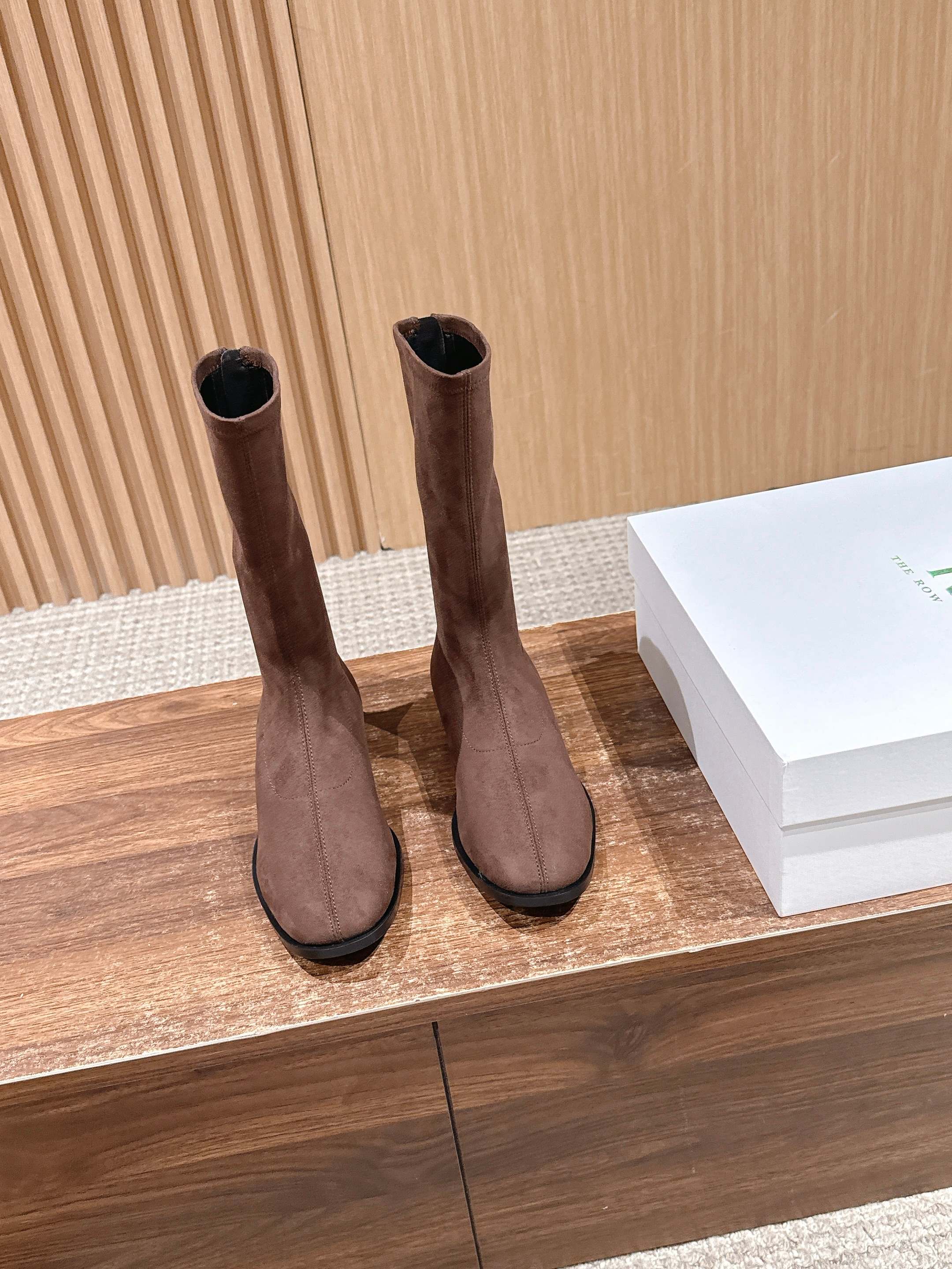 NO:614726,[Made in Guan] The Row's autumn and winter stretch boots are mastered by these boots. This pair of stretch cashmere boots directly welds the 'low-key luxury' into autumn and winter outfits as soon as they are opened. Color matching is the 'high-level password' for autumn and winter.  Dark brown is a caramel macchiato, paired with an oatmeal-colored coat, it looks like a 'relaxed lady'; black is an all-purpose outfit, wrapped in a black high collar + straight pants, which gives you a cool feeling. The boots are narrow boots that are slightly tapered, which can make the calf line extremely slender, and even if you wear it, it will not weigh you down at all. It also gives you a sense of ritual when unboxing.  White velvet dust bag + bronzing logo shoe box, even the label is made like an art card, every step of opening it is like opening a piece of 'no noise and exquisiteness'. The material can really breathe.  The upper is made of soft and waxy stretch cashmere, which is close to the leg but not tight, as if it is wrapped in a layer of clouds; the foot pad is made of mixed sheepskin, which is warm when bare feet step into it; the genuine leather outsole has a matte texture and is as light as walking without shoes. Even a 'foot-grinding star' like me can walk around all afternoon.  Size 35/36/37/38/39/40 (40 non-refundable), boots, sheepskin, Leather soles19860909【莞产】The Row 秋冬弹力靴被这双靴拿捏了 这双弹力羊绒靴一开箱,直接把“低调奢感”焊在了秋冬穿搭里 配色是秋冬的“高级密码” 深棕是焦糖玛奇朵本朵,配燕麦色大衣直接是“松弛大小姐”；黑色是万能搭子,裹件黑色高领+直筒裤,清冷感直接拉满.靴型是微微收脚的窄靴,能把小腿线条衬得巨纤细,小个子穿也完全不压个子. 开箱的仪式感也给足了 白丝绒防尘袋+烫金logo鞋盒,连标签都做得像张艺术品卡片,拆开的每一步都像拆一份“不喧哗的精致”. 材质是真的会呼吸 鞋面是软糯的弹力羊绒,贴腿但不勒,像裹了层云朵；垫脚是混种羊皮,光脚踩进去都是暖的；真皮大底自带哑光质感,走起来轻得像没穿鞋,连我这种“磨脚星人”都能暴走一下午. 尺码35/36/37/38/39/40（40不退换）,靴子,boots,sheepskin,Leather soles,Women's Shoes