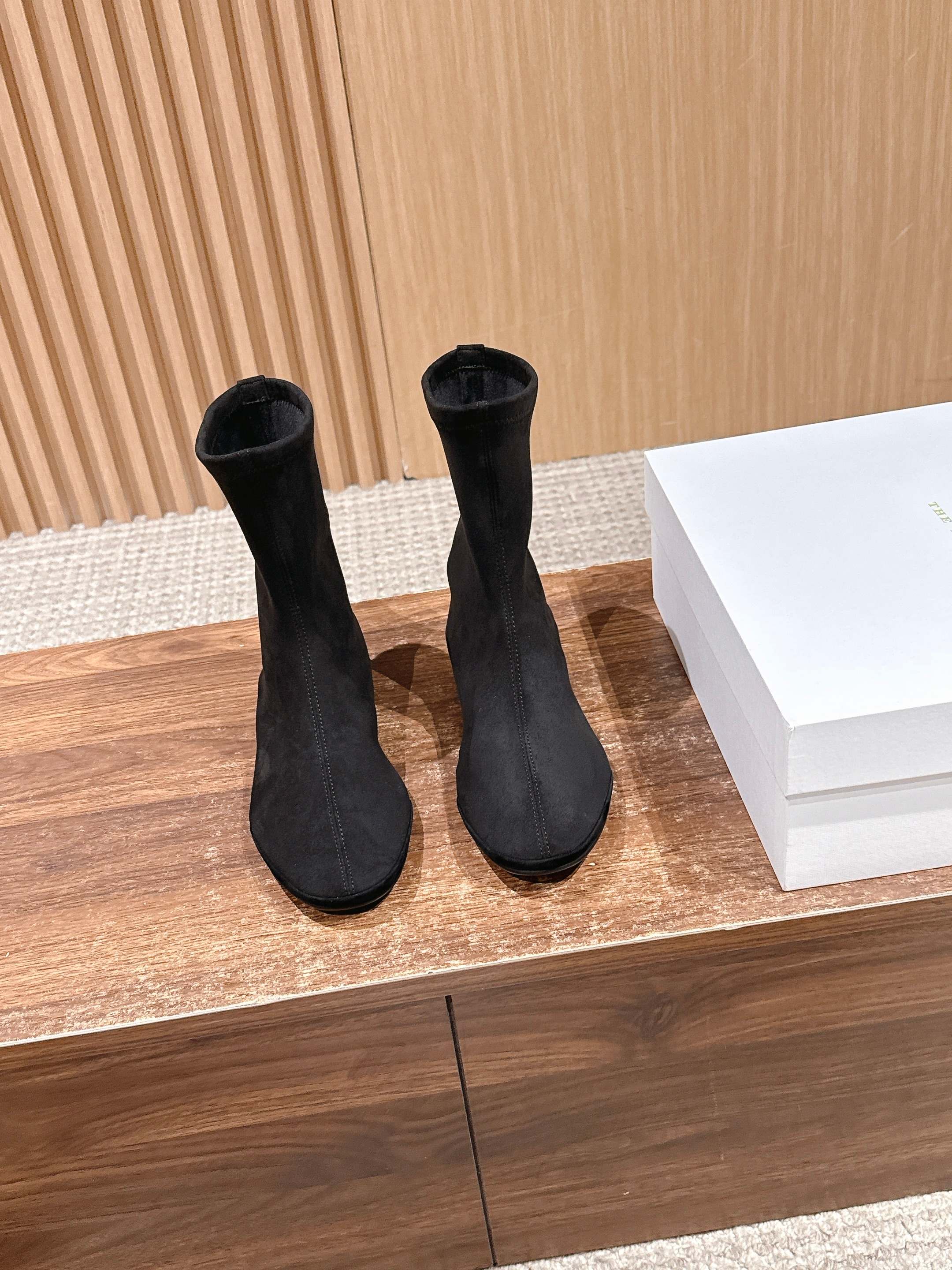 NO:614688,[Made in Guan] TheRow autumn and winter flat-soled inner-height stretch cashmere short boots are here. These short boots are definitely the C-star of this autumn and winter outfit!  No matter how the fashion changes, short boots will always be a must-have item for fashionistas. They look taller, slimmer and more comfortable, and whoever wears them will look better~ It’s not too practical to wear them in winter!  It is very warm and can be worn with everything from coats to down jackets. It is definitely a must-have in the autumn and winter shoe cabinets. Many sisters must be familiar with the brand TheRow. To be honest, ROW's shoes are generally recognized as comfortable!  The best thing about these boots is that they are made of stretch cashmere. You will know it when you touch it. The outer layer of fluff is as soft as a kitten's belly, which is very comfortable and, most importantly, very high-end. The cashmere surface itself has certain thermal insulation properties, which can effectively block the intrusion of cold air and keep your feet warm, just like you are wrapped in a small quilt. You are not afraid of temperatures below zero!  The mid-stitch design on the upper adds a sense of design, making the upper neither monotonous nor obtrusive. It is just fashionable and can be worn for a long time without going out of style. The foot pads are made of mixed sheepskin. The leather is full and thick, and feels delicate and soft without losing toughness. At the same time, a layer of ultra-thick velvet is added inside, which is as warm as a small blanket, but does not look bloated at all and is soft when you step on it.  It's as warm as if you put your feet into a hand warmer. On the surface, it looks like a cute little flat heel of 1cm, but it actually has a hidden secret. It has a 2.5cm invisible heightening pad inside!  It looks tall but not ostentatious, and is as comfortable as walking on cotton. You can even go shopping and walking for three hours without getting tired~ All the sisters who have tried it say it looks good on me!  The sole is also very important to improve the feeling of the foot. The durable rubber outsole has fine anti-slip texture and strong grip. It has good anti-slip effect and silent rebound. It is very easy to walk. I have bought a pair now and can wear it all autumn and winter!  Sisters rush duck!  Material information: upper made of stretch cashmere, lining with plush, foot pads, mixed sheepskin, outsole, rubber outsole, heel height 2.5cm, size 35/36/37/38/39/40 (non-refundable over 40), boots, boots, down jacket, sheepskin, blankets19860909【莞产】TheRow 秋冬平底内增高弹力羊绒短靴来啦 这双短靴绝对是今年秋冬穿搭的C位主角！ 不管流行怎么变,短靴永远都是时髦精的必备单品.显高显瘦又舒服,谁穿谁好看~ 冬天穿它简直不要太实用！保暖性杠杠的, 从大衣到羽绒服都能搭,绝对是秋冬鞋柜里的万金油. TheRow这个牌子很多姐妹一定不陌生,说实话,ROW家的鞋舒服是公认的！ 这靴子最牛的就是用了弹力羊绒材质, 你摸一下就知道了,外面那层绒毛软得跟小猫肚皮似的, 特别舒服,关键还特别显高级. 羊绒面本身具有一定的保暖性能, 能够有效地阻挡冷空气的侵入, 让你的脚丫子暖烘烘的, 就跟裹着小棉被似的,零下几度都不带怕的！ 鞋面上做了中缝线设计,增加了设计感,让鞋面不显单调,又不会突兀,时髦得刚刚好, 可以穿很久都不过时. 垫脚采用混种羊皮,皮质饱满厚实, 摸上去细腻柔软,却又不失韧性, 同时内里加了一层超厚的绒毛, 像裹着小毯子一样暖和, 但是上脚完全不显臃肿,踩上去软软的, 暖暖的就像把脚伸进了暖手宝里 表面看是1cm的乖巧小平跟, 其实暗藏玄机, 内里偷偷加了2.5cm隐形增高垫！ 显高不张扬,走路像踩棉花一样舒服, 逛街暴走三小时都不带累的~ 试穿过的姐妹都说好穿！ 鞋底也是提升脚感很重要的点, 经久耐穿的橡胶大底, 带有细密防滑纹路,抓地感强 防滑效果好,而且静音回弹,非常好走 现在入手一双,能穿一整个秋冬！姐妹们冲鸭！ 材质信息 鞋面弹力羊绒材质 内里加绒毛 垫脚混种羊皮 大底橡胶大底 跟高2.5cm 尺码35/36/37/38/39/40（40不退换）,靴子,boots,down jacket,sheepskin,blankets,Women's Shoes