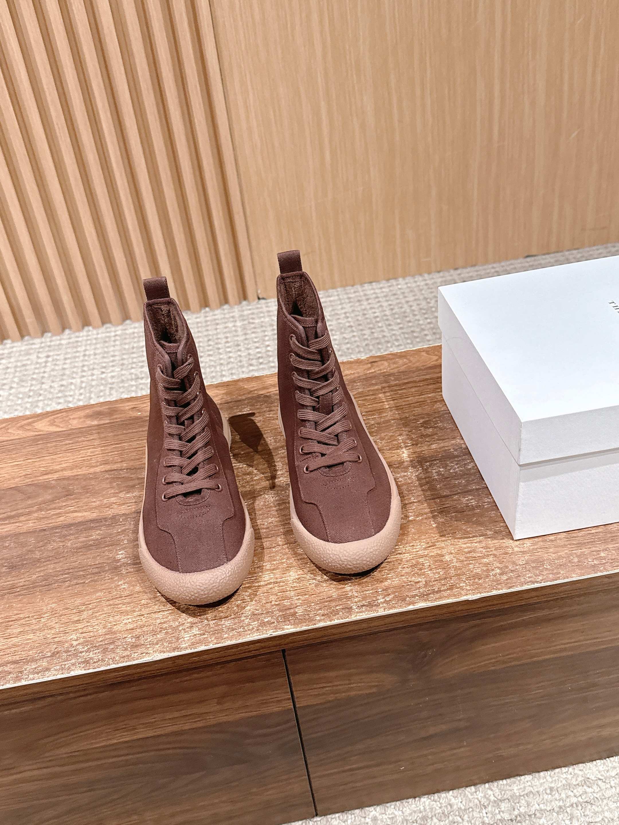 NO:614693,[Made in Guangzhou] The Row's new autumn and winter linen canvas shoes high-top lace-up style. Put on linen canvas shoes and feel as if you are stepping on clouds. TR canvas casual shoes, light and beautiful, low-top shoe shape with smooth stitching, reshape the classic canvas shoe silhouette with brown rubber sole, low-key and high-end retro details. 2 colors suitable for daily wear in the 90's wardrobe  Easily switch between lazy and capable styles. ZF high-density linen and cotton canvas is skin-friendly, breathable and not stuffy. It is not easy to deform after long-term wear. It is suitable for all seasons in spring, summer, autumn and winter. It is a canvas shoe that will not tire your feet after a day of running. It has mercerized sheepskin lining and non-slip rubber outsole with wave pattern grip design. It is non-slip and wear-resistant in rainy days, and the shoe is very light in weight. It can be worn barefoot and is soft and has no sense of presence.  Size 35/36/37/38/39/40 (40 non-returnable), boots, boots, sheepskin19860909【莞产】The Row 秋冬新款亚麻帆布鞋高帮系带款 穿上亚麻帆布鞋,仿佛踩在云朵上,TR帆布休闲鞋,轻盈之美,低帮鞋型流畅车缝线,重塑经典帆布鞋轮廓搭配棕色橡胶鞋底,低调中透出高级复古细节 2个颜色适配衣橱里90的日常穿搭 轻松切换慵懒与干练风格,zf高密度亚麻棉质帆布,亲肤透气不闷脚,久穿不易变形 春夏秋冬四季皆宜,属于暴走一天都不会累脚的帆布鞋,内里丝光羊皮,防滑橡胶大底波浪纹路抓地设计 雨天防滑耐磨,鞋子自重很轻 光脚穿也能柔软无存在感 尺码35/36/37/38/39/40（40不退换）,靴子,boots,sheepskin,Women's Shoes