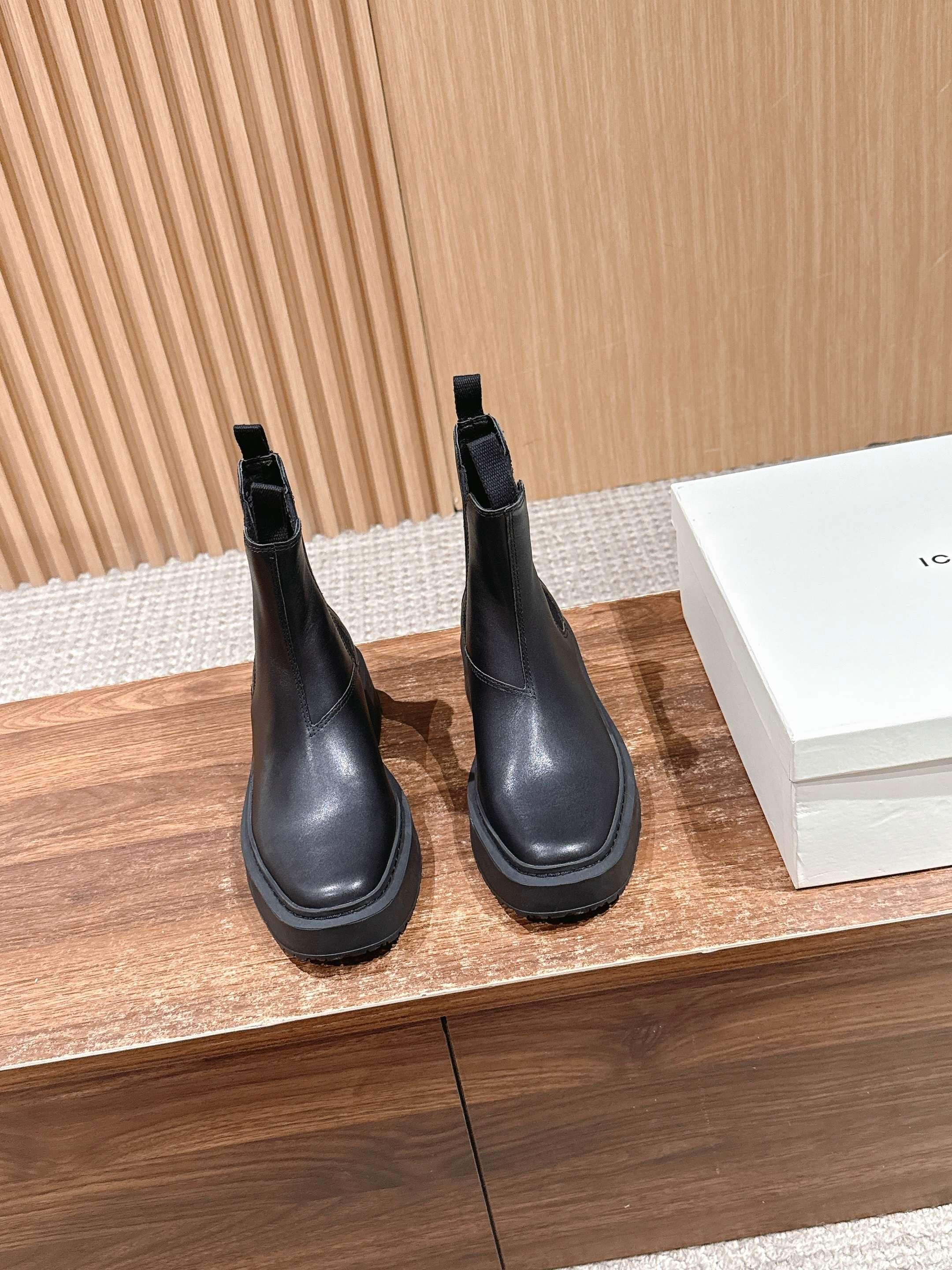 NO:614698,[Made in Dongguan] ICICLE thick-heel vegetable-kneaded stretch boots. This is Zhihe's very popular sheepskin stretch boots. This style is made of whole leather splicing, which is relatively simple. Thick-heeled stretch sheepskin. Parts close to the foot: stretch sheepskin (vegetable tanned series). Vegetable-tanned sheepskin for insteps and lower parts. The upper material is vegetable-tanned sheepskin, and the inner material is also vegetable-tanned sheepskin.  Large base leather wood heel genuine leather outsole Heel height 6.5cm Size 35/36/37/38/39, boots, boots, sheepskin, Leather soles19860909【莞产】ICICLE之禾 粗跟植揉弹力靴 这款是之禾非常火爆的羊皮弹力靴这个款式是整张皮质拼接款式会比较简约 粗跟弹力羊皮 接近脚口的部位:弹力羊皮革(植鞣系列).垫脚和下帮部位植鞣羊皮. 鞋面 材质植鞣羊皮 内里材质也是植鞣羊皮 大底层皮木跟真皮大底 跟高 6.5cm 尺码35/36/37/38/39,靴子,boots,sheepskin,Leather soles,Women's Shoes