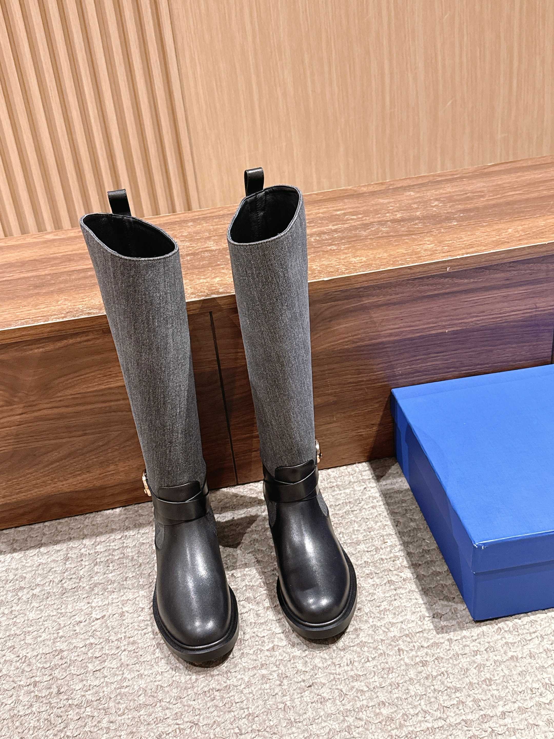 NO:614702,[Made in Guangzhou] STUART WEITZMAN SW Autumn and Winter New BELLABELTEDBOOT Motorcycle Style Long Boots Slim Boots Rider Boots are slim and versatile. The heel height is 3.5 cm. The small thick heel can be easily worn by novices. This height is just right, and the walking is stable without tiring the feet. It can be worn for shopping and work, and it looks good with coats and skirts, allowing you to easily have good proportions!  Short girls can also wear long legs, and the handsomeness value is straight away. It is indeed SW’s flagship item, and the quality is so good that it has no friends!  Sisters, listen to me and buy now a wardrobe C player that can be worn until next spring!  The upper is made of imported waxed calfskin stitching/denim. It has a full gloss, a soft and thick touch, and a clear and natural texture. The visual effect is luxurious and outstanding. It has superior breathability and wear resistance. The softness of the boots is visible to the naked eye, and the upper and foot skin is not rigid!  The leather is also very flexible and won't wrinkle easily after being worn for a long time!  The workmanship of the entire upper is quite exquisite, and the wiring is fine and neat, with no extra threads at all!  It is full of texture and is not inferior to the big brands in the counter. It is not suitable to wear long boots in autumn and winter. It is warm and fashionable, and it is definitely a must-have item in this season. The imported mixed sheepskin material used for the inner foot pads of the shoes has a fine texture, is soft and skin-friendly, and has a tight texture. It is not easy to collapse or fade, is comfortable, soft, breathable and not stuffy, and has very good sweat absorption properties.  The forefoot and heel of the shoe are designed with soft cushions, which fit the shape of the foot very well. They are soft and comfortable to step on, and are particularly effortless to walk on. The comfort level is absolutely superior to ordinary boots. The outsole is made of double-layer rubber outsole, which is made by open molding process. It has excellent anti-slip effect and is very stable to wear. Whether it is a slippery ground on a rainy day or a bumpy gravel road, there is no need to worry about slipping or sole wear. Everyone knows the SW brand.  We only operate this channel, using SW original leather and shoe lasts. The small sun logo on the sole is also SW's classic design. It is completely different from the imitations of small workshops on the market. -Material information- Fabric waxed calfskin stitching. Mixed sheepskin lining. Heel height 3.5 cm. Small thick heel. Size 35/36/37/38/39/40 (40 non-refundable), boots, stuart  weitzman,boots,skirts,cowhide,sheepskin19860909【莞产】 STUART WEITZMAN SW秋冬新款BELLABELTEDBOOT机车风长筒靴瘦瘦靴骑士靴显瘦又百搭 跟高3.5厘米小粗跟,新手也能轻松穿这个高度刚刚好,走路稳当不累脚 逛街上班都能穿,搭配大衣、裙子都好看,让你轻松拥有好比例！矮个子女生也能穿出大长腿 帅气值直接拉满.不愧是SW家的王牌单品,质感好到没朋友！姐妹们听我的,现在买能穿到明年春天,妥妥的衣橱C位选手！ 鞋面采用进口打蜡小牛皮拼接/牛仔布 光泽度饱满触感柔韧厚实, 纹理清晰自然可见视觉效果高奢出众 拥有优越的透气性耐穿耐磨, 靴简软度肉眼可见,上脚贴肤不死板！ 皮料的柔韧性也很棒,久穿不易起褶皱！ 整个鞋面做工走线相当精致,走线细密整齐, 没有丝毫多余的线头！质感满满, 跟专柜大牌比也完全不输. 秋冬季节穿长靴简直不要太合适, 保暖又时髦,绝对是这个季节的必备单品 鞋子内里垫脚采用的进口混种羊皮材料, 纹理细腻、亲肤柔软、质感紧实. 它不易软塌、不易掉色, 既舒适柔软又透气不闷脚, 吸汗性能也非常好. 鞋子的前掌以及后跟都加入了软垫设计, 非常贴合脚型,踩上去柔软舒适、 走路特别省力,这舒适度绝对碾压普通靴子 大底用的是双层橡胶大底,开模工艺制作, 防滑效果特别好,穿着特别稳当. 不管是下雨天的湿滑地面,还是坑坑洼洼的石子路, 完全不用担心打滑或者鞋底磨坏. SW这个牌子大家都懂, 我们只做这一个渠道,用的都是SW原厂皮料和鞋楦, 鞋底的小太阳标志也是SW的经典设计. 跟市面上那些小作坊的仿货完全不一样 -材质信息- 面料打蜡小牛皮拼接 内里混种羊皮 跟高3.5厘米小粗跟 尺码35/36/37/38/39/40（40不退换）,靴子,stuart weitzman,boots,skirts,cowhide,sheepskin,Women's Shoes
