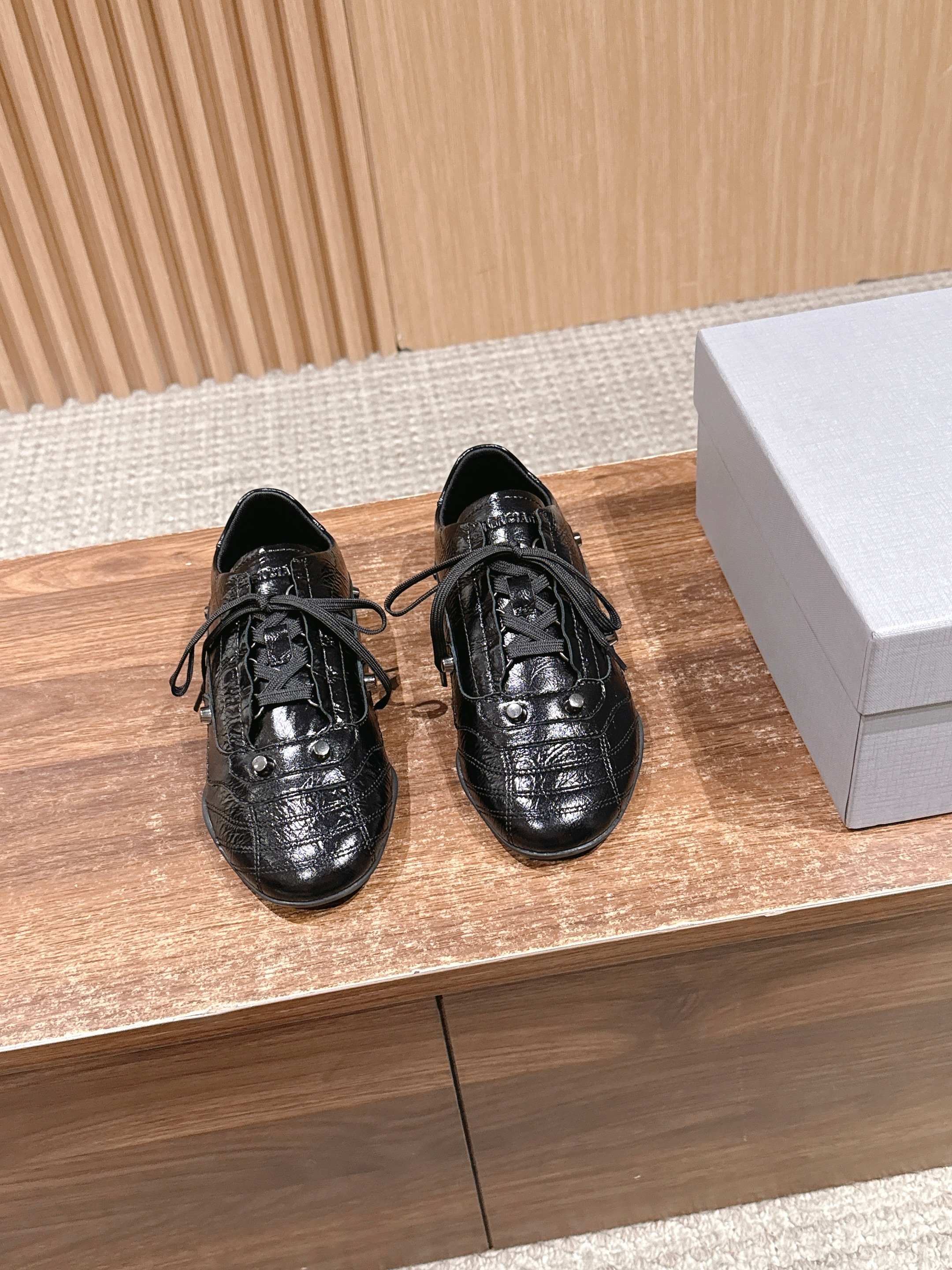 NO:614722,Balenciaga Balenciaga's sports-style retro moral training shoes are based on retro football shoes and incorporate Balenciaga's iconic 'fashion sports style'. The pointed toe and low-cut silhouette have a retro accent, and at the same time weaken the sporty feel through bright colors/special materials, making them more like fashion items with matching shapes. The upper is made of embossed leather, with a delicate luster and high-end texture; some colors are coated with metallic coating to increase eye-catching.  The shoe body is decorated with rivets and stitching texture, which not only retains the classic elements of football shoes, but also enhances the sense of luxury through exquisite craftsmanship; the laces are the same color as the shoe body, and the overall style is unified. There are rich color options, which can be worn with casual pants/jeans for street style, or with skirts to create a 'sweet and cool contrast'. It is a very popular 'fashion sneaker' type in recent years. Cowhide upper, mesh lining, rubber outsole, increased size by 2.5cm  :35-40 size (40 size customization is non-refundable), casual shoes/sports shoes, balenciaga, balenciaga, sneakers, skirts, jeans, cowhide19860909Balenciaga 巴黎世家运动风复古德训鞋 以复古足球鞋为原型,融合巴黎世家标志性的“时装运动风”,尖头+低帮轮廓自带复古腔调,同时通过亮色/特殊材质弱化运动感,更像搭配造型的时尚单品.鞋面采用压纹皮革,自带细腻光泽和高级质感；部分颜色用了金属感涂层,增加吸睛度. 鞋身有铆钉装饰+车线纹理,既保留了足球鞋的经典元素,又通过精致工艺提升了奢华感；鞋带与鞋身同色,整体风格统一.色彩选择丰富,既可以搭休闲裤/牛仔裤走街头风,也能配裙装打造“甜酷反差感”,是近年很火的“时装球鞋”类型. 鞋面牛皮 内里网布 大底橡胶大底 增高2.5cm size :35-40码（40码定制不退换）,休闲鞋/运动鞋,balenciaga,balenciaga,sneakers,skirts,jeans,cowhide,Women's Shoes