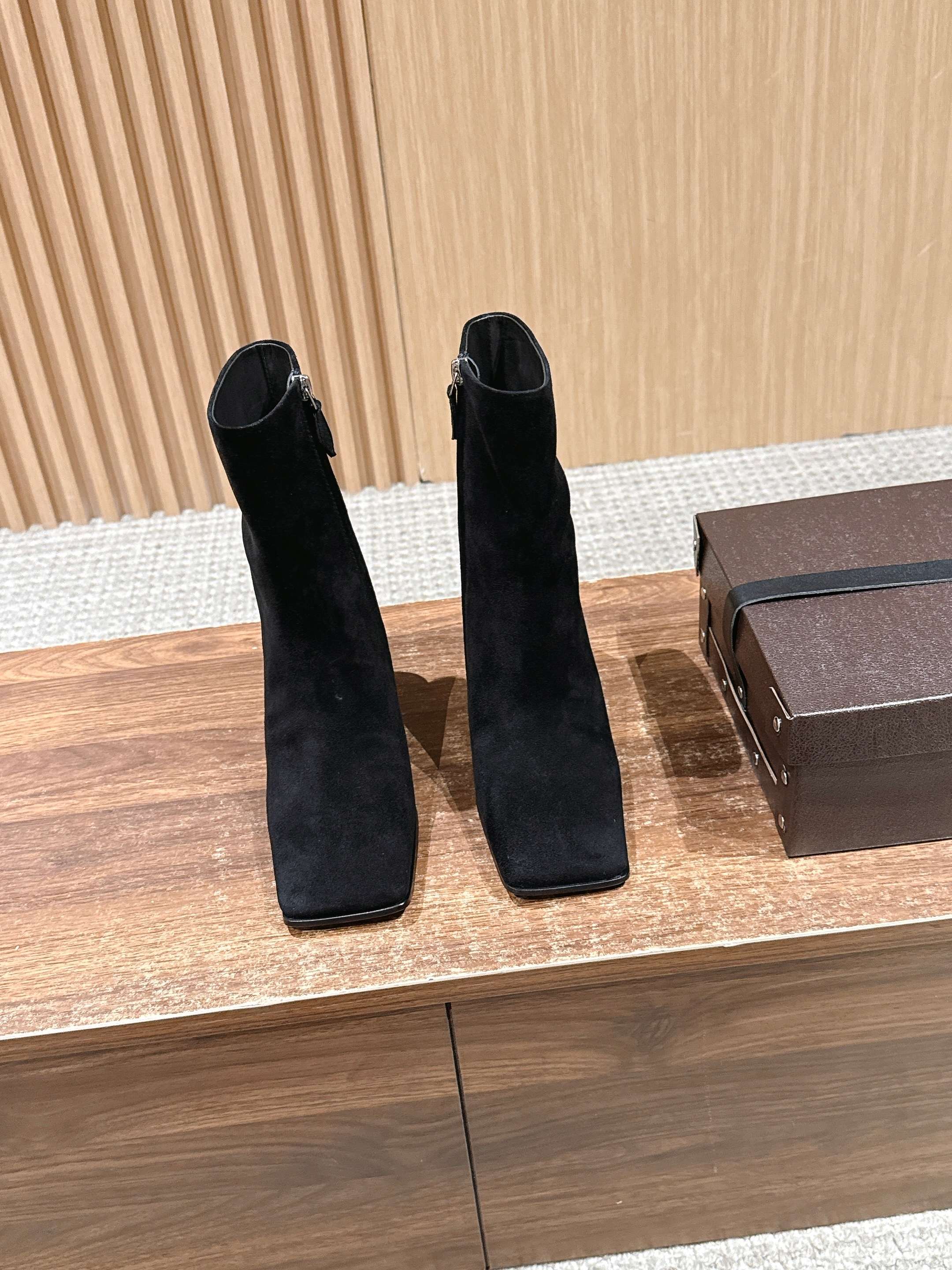 NO:614659,Alaya's new minimalist style square-toe high-heeled short boots continue the brand's recognizable square toe, with a thick high heel + wedge heel, which not only ensures stability, but also naturally lengthens the leg ratio. The shoe shape is an ankle-length 'skinny boot' silhouette, which wraps the ankle but is not tight.  There are two materials: shiny cowhide and matte suede, both of which are handmade in Italy. The shoe body has elastic fabric on the side and a rear zipper design. The color scheme is mainly black, brown and other basic colors, which can not only create a French retro feel, but also adapt to the smart commuting style. It is a 'one shoe for multiple wear' texture item in autumn and winter. Upper cowhide/cow leather lining cowhide Outsole Italian genuine leather outsole Size  : 35-40 yards (40 yards customization is non-refundable), boots and semi-drags, boots, cowhide, chamois leather, Leather soles19860909阿莱亚新款极简风方头高跟短靴 延续品牌辨识度的方形鞋头,搭配粗高跟+楔形跟,既保证稳定度,又能自然拉长腿部比,鞋型是及踝的“瘦瘦靴”轮廓,包裹脚踝却不紧绷. 有亮面牛皮和哑光麂皮两种材质,均为意大利手工制作,鞋身侧边带弹力布+后拉链设计.配色以黑、棕等基础色系为主,既能搭出法式复古感,也能适配干练通勤风,是秋冬“一鞋多穿”的质感单品. 鞋面牛皮/牛京 内里牛皮 大底意大利真皮大底 Size :35-40码（40码定制不退换）,靴子半拖,boots,cowhide,chamois leather,Leather soles,Women's Shoes