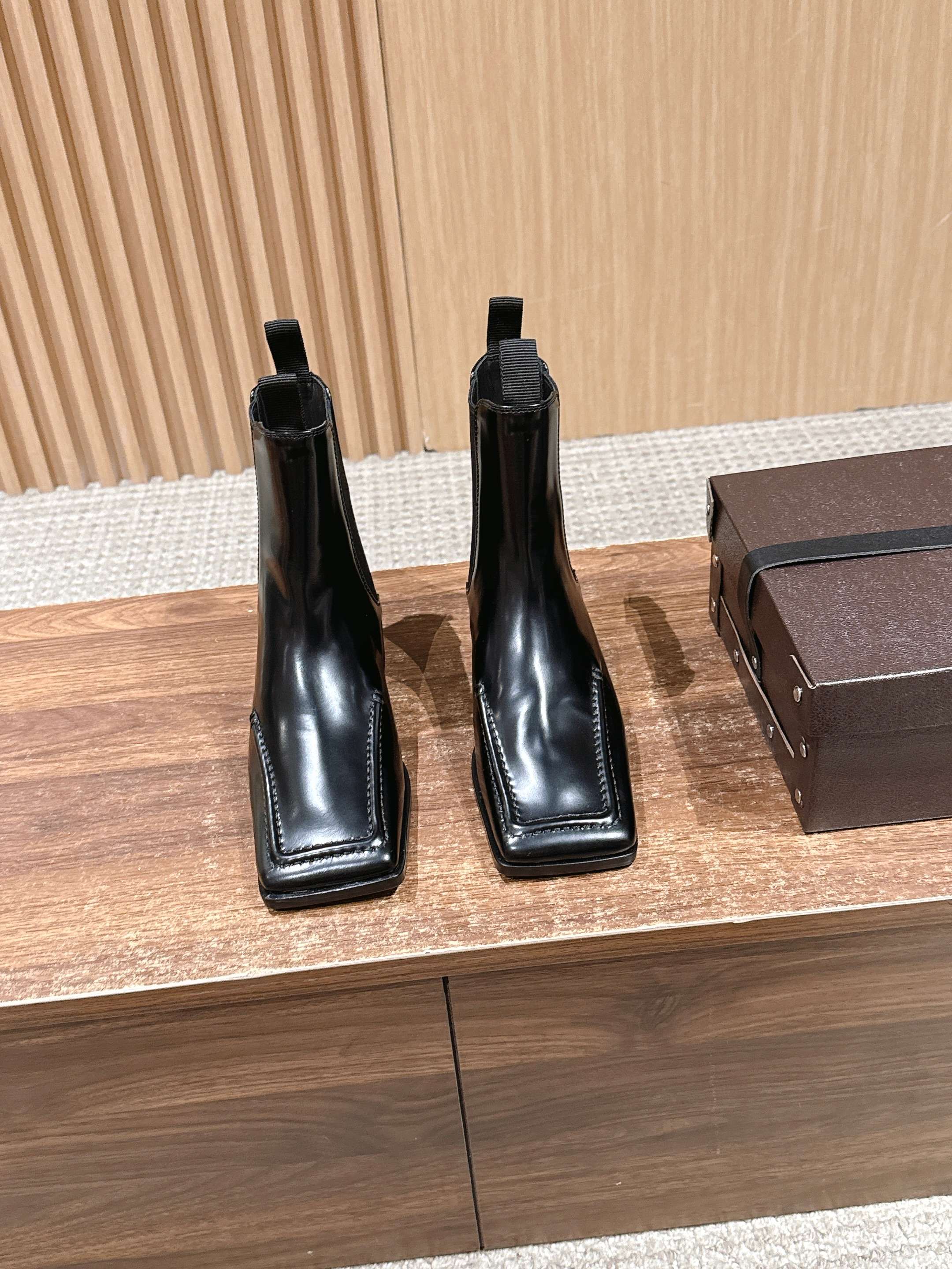 NO:614665,Alaya's new minimalist style square toe flat short boots continue the brand's recognizable square toe, with a thick high heel + wedge heel, which not only ensures stability, but also naturally lengthens the leg ratio. The shoe shape is an ankle-length 'skinny boot' silhouette, which wraps the ankle without being tight.  There are two materials: glossy cowhide and matte suede, both of which are handmade in Italy. The sides of the shoe body are designed with elastic fabric + rear zipper. The color scheme is mainly black, brown and other basic colors, which can not only create a French retro feel, but also adapt to the smart commuting style. It is a 'one shoe for multiple wear' texture single product in autumn and winter. Cowhide upper, cowhide lining, Italian leather outsole, 2.5cm increase in size  : 35-40 yards (40 yards customization is non-refundable), boots and semi-drags, boots, cowhide, chamois leather, Leather soles19860909阿莱亚新款极简风方头平底短靴 延续品牌辨识度的方形鞋头,搭配粗高跟+楔形跟,既保证稳定度,又能自然拉长腿部比,鞋型是及踝的“瘦瘦靴”轮廓,包裹脚踝却不紧绷. 有亮面牛皮和哑光麂皮两种材质,均为意大利手工制作,鞋身侧边带弹力布+后拉链设计.配色以黑、棕等基础色系为主,既能搭出法式复古感,也能适配干练通勤风,是秋冬“一鞋多穿”的质感单品. 鞋面牛皮 内里牛皮 大底意大利真皮大底 增高2.5cm size :35-40码（40码定制不退换）,靴子半拖,boots,cowhide,chamois leather,Leather soles,Women's Shoes