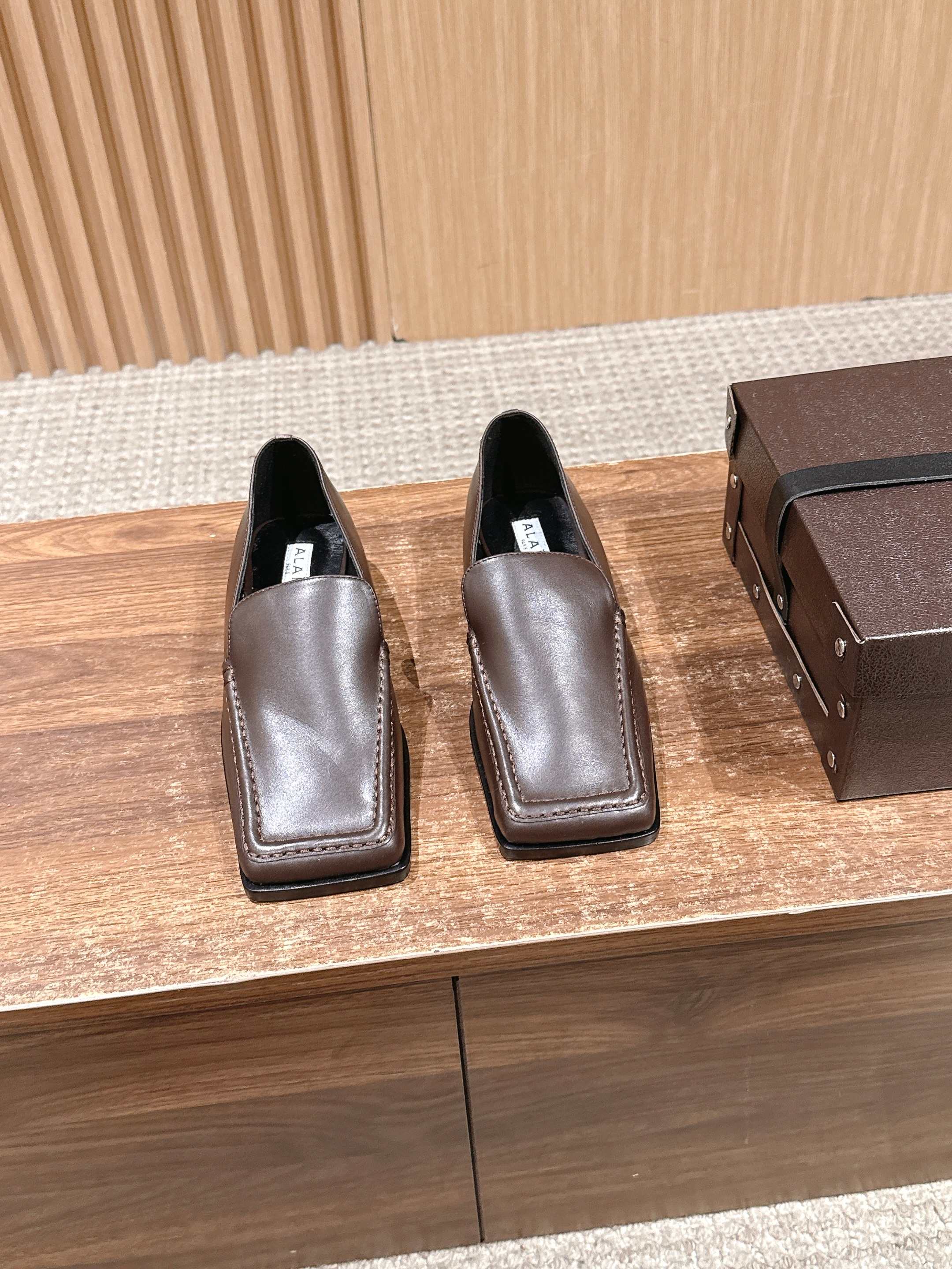 NO:614671,Alea's new British-style square-toe loafers have an iconic square toe and no extra decoration on the shoe body. Only the top stitching on the upper is used to embellish the details. It belongs to a 'simple but recognizable' style. The outer layer is made of glossy calfskin, and the inner lining is matched with lambskin lining. The sole is also a combination of leather/leather+rubber, and the overall materials are very luxurious.  The 'slip-on style' of loafers is easy to put on and take off, and the Italian hand-made craftsmanship also ensures a good fit. The picture shows dark brown and black, both versatile and textured colors, suitable for commuting, leisure and other scenes. Cowhide upper, cowhide lining, Italian leather outsole, 2.5cm higher size  :35-40 yards (customized sizes 40 are non-refundable), boots and semi-moons, loafers, boots, cowhide, sheepskin, Leather soles19860909阿莱亚新款英伦风方头乐福鞋 标志性的方形鞋头,鞋身无多余装饰,仅靠鞋面的明线缝线点缀细节,属于“简约但有辨识度”的风格.外层是光泽感小牛皮,内里搭配小羊皮衬里,鞋底也是皮质/皮质+橡胶的组合,整体用料很奢华. 属于乐福鞋的“套脚款”穿脱方便,同时意大利手工制作的工艺也保证了贴合度.图中展示了深棕和黑色两款,都是百搭且显质感的色系,能适配通勤、休闲等多种场景. 鞋面牛皮 内里牛皮 大底意大利真皮大底 增高2.5cm size :35-40码（40码定制不退换）,靴子半拖,loafers,boots,cowhide,sheepskin,Leather soles,Women's Shoes