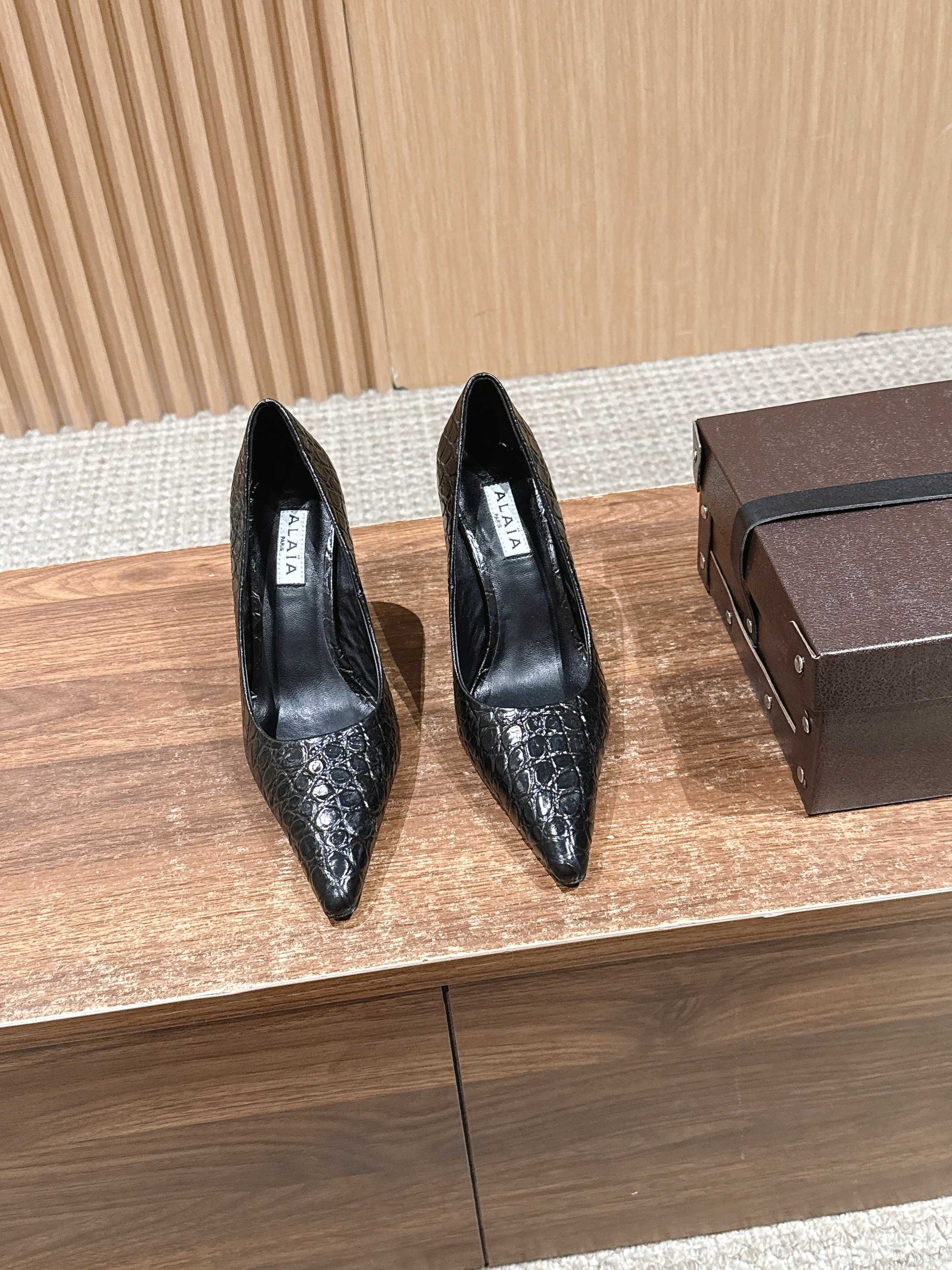 NO:614683,Alaya's new autumn and winter crocodile pattern pointed-toe high heels are made of crocodile pattern embossed leather, which has a retro luxury feel and a delicate luster that shows class; the shoe body is crisp but not stiff. It modifies the foot shape, visually makes the foot smaller and elongates the leg line; the interior of the shoe is mostly made of genuine leather, which fits the foot shape and is breathable;  The insole has a cushioning design to reduce the fatigue of long-term wear. It can be salty or sweet. It can be worn with a skirt for an elegant party style, or with a trousers for a smart workplace or a lady style. It is suitable for a variety of occasions. Embossed cowhide on the upper, cowhide lining on the outsole, Italian genuine leather outsole, 12cm higher size: 35-40 yards (customized sizes 40 are non-returnable), boots and half-drags, boots, high heels, skirts, cowhide, Leather soles19860909阿莱亚秋冬新款鳄鱼纹尖头高跟鞋 采用鳄鱼纹压纹皮革,自带复古奢华感,光泽细腻显档次；鞋身质感挺括但不僵硬.修饰脚型,视觉上显脚小、拉长腿部线条；鞋内里多为真皮材质,贴合脚型且透气； 鞋垫有缓冲设计,减轻长时间穿着的疲劳感.可盐可甜,搭裙装是优雅派对风,配裤装则是干练职场或御姐风,适配多种场合. 鞋面压纹牛皮 内里牛皮 大底意大利真皮大底 增高12cm size :35-40码（40码定制不退换）,靴子半拖,boots,high heels,skirts,cowhide,Leather soles,Women's Shoes
