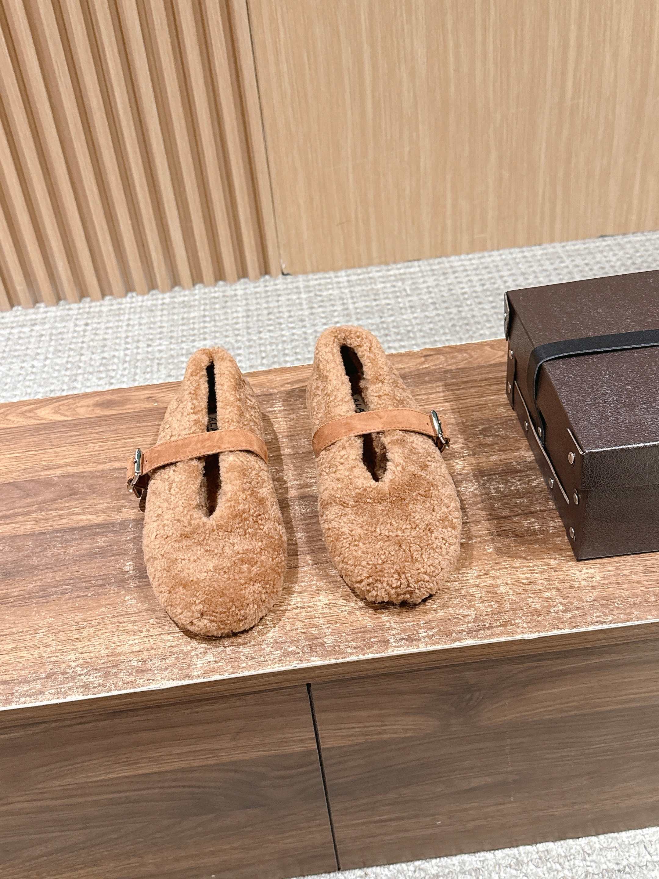 NO:614714,Alaya's new ballet plush Mary Jane shoes for autumn and winter continue the brand's luxurious texture, using fluffy lamb wool as the main body of the upper, which is soft to the touch and warm, suitable for autumn and winter seasons. The classic Mary Jane shoe shape + one-line buckle not only retains the retro sweet tone, but also incorporates the brand's iconic 'low-key luxury' style through minimalist metal buckle details; the round toe design is highly tolerant to the foot shape and more comfortable for daily wear.  The buckle part is made of leather/suede material of the same color, which contrasts with the lamb wool to enhance the sophistication; the inside of the shoe is usually equipped with a fine leather lining, taking into account both comfort and luxury. Compared with the semi-drag style, this one is a full-foot-covering design, which is more suitable for going out. It can be matched with casual wear or light and sophisticated style, and has greater practicality in autumn and winter. Wool upper, wool lining, original molded outsole, increased size by 2cm  :35-40 size (40 size customization is non-refundable), furry shoes, mary jane, chamois leather19860909阿莱亚秋冬新款芭蕾舞毛绒玛丽珍鞋 延续了品牌的奢华质感,采用蓬松羊羔毛 作为鞋面主体,触感柔软且保暖性强,适合秋冬季节穿着.经典玛丽珍鞋型+一字扣带,既保留了复古甜美的调性,又通过极简的金属扣细节,融入了品牌标志性的“低调奢华”风格；圆头设计对脚型包容度高,日常穿着更舒适. 扣带部分采用同色系皮革/麂皮材质,与羊羔毛形成材质对比,提升精致度；鞋内通常搭配细腻皮革衬里,兼顾舒适与高级感.相比半拖款,这款是全包脚设计,更适合出门穿搭,既能搭配休闲装,也能适配轻熟风,秋冬实用性更强. 鞋面羊毛 内里羊毛 大底原版开模大底 增高2cm size :35-40码（40码定制不退换）,毛毛鞋,mary jane,chamois leather,Women's Shoes