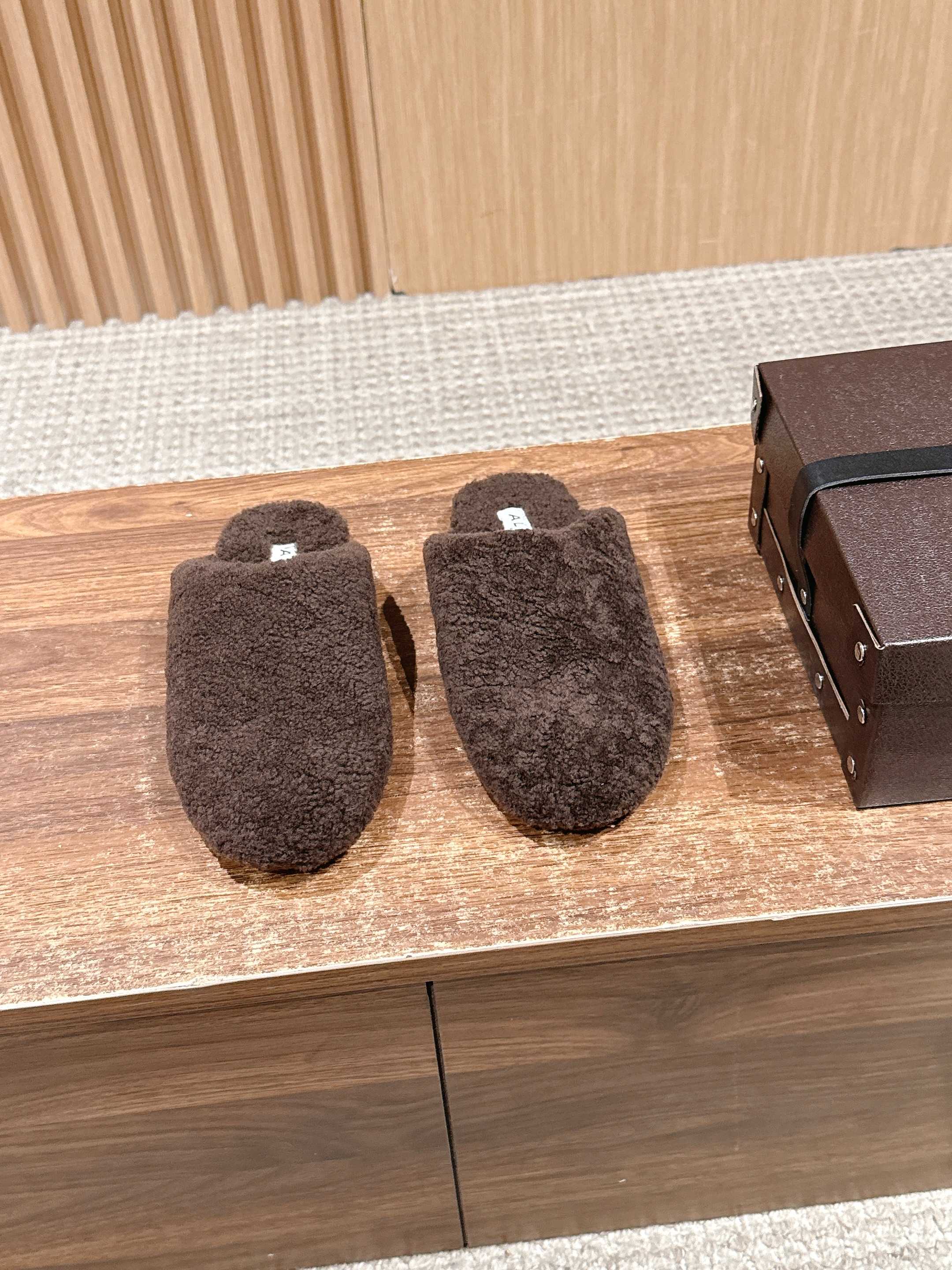 NO:614718,Alaya's new autumn and winter furry mules and plush slippers are made of imported lamb wool, which is fluffy and soft to the touch and has strong warmth retention. At the same time, the interior is mostly matched with fine leather, taking into account comfort and luxury. The shoe shape is a round-toe mules, with no unnecessary decoration, only decorated with brand labels, suitable for a variety of styles, the color is mainly low-saturated colors, and the texture is low-key and noble.  The brand's iconic small label logo, paired with a simple shoe shape, continues ALAA's consistent 'minimalist luxury' tone; the shoe shape is highly tolerant to the foot shape and fits comfortably. It can be used as a slipper at home or as a 'lazy shoe' for casual outings. It combines warmth and fashion. It is a comfortable item in autumn and winter. Wool upper, wool lining, original molded outsole, increased by 2cm size  :35-40 size (40 size customization is non-refundable), furry shoes, slippers19860909阿莱亚秋冬新款毛毛穆勒鞋毛绒拖鞋 采用进口羊羔毛,触感蓬松柔软,保暖性强,同时内里多搭配细腻皮革,兼顾舒适与高级感.鞋型是圆头穆勒拖,无多余装饰,仅靠品牌标签点缀,适配多种风格,颜色以低饱和色系为主,质感低调显贵. 品牌标志性的小标签标识,搭配简洁鞋型,延续了ALAA一贯的“极简奢华”调性；鞋型对脚型包容度高,贴合舒适.既可以当居家拖鞋,也能作为轻出门的“懒人鞋”,兼顾保暖与时尚感,是秋冬季节的舒适型单品. 鞋面羊毛 内里羊毛 大底原版开模大底 增高2cm size :35-40码（40码定制不退换）,毛毛鞋,slippers,Women's Shoes