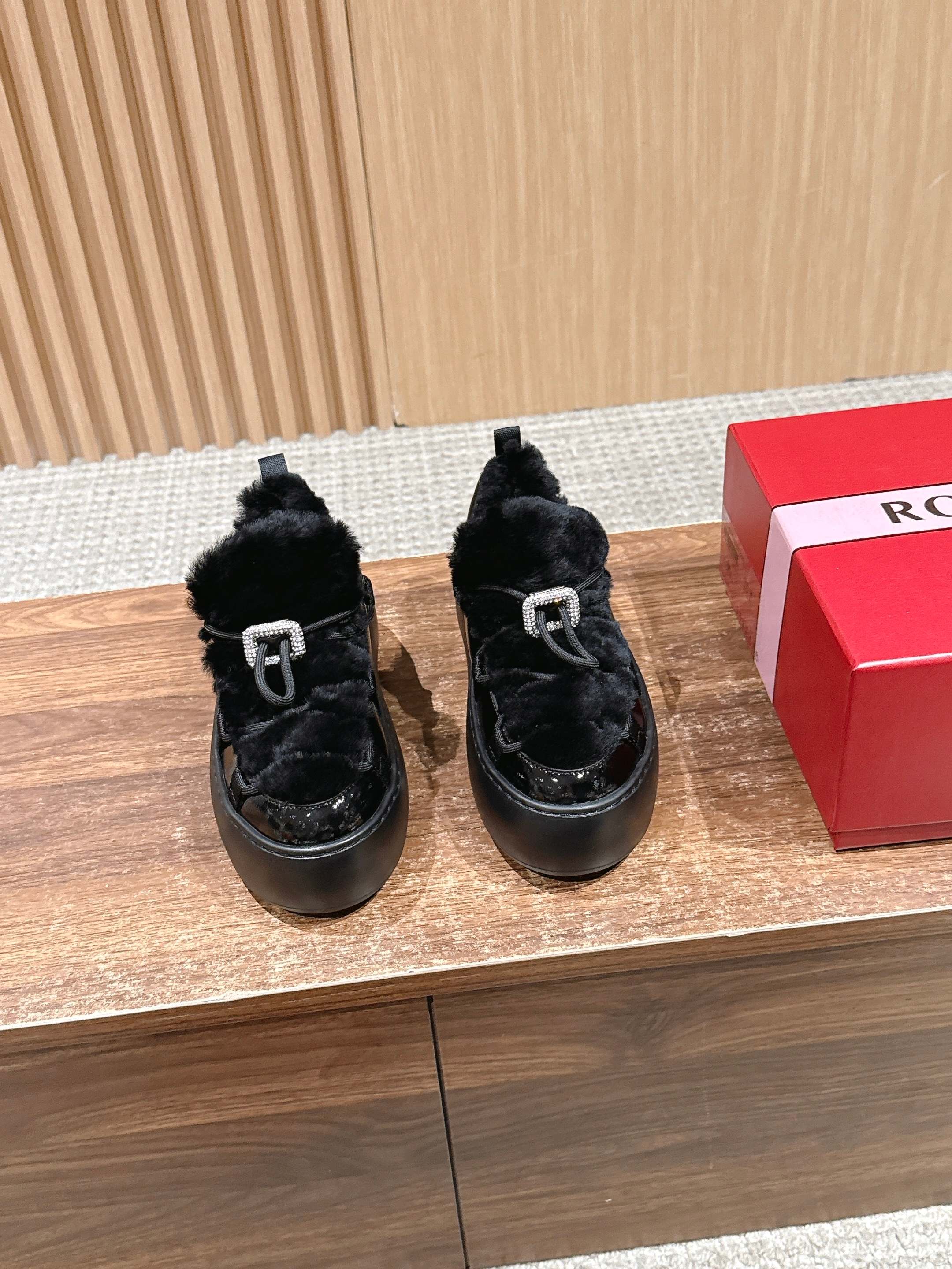 NO:614701,| 'Roger Vivier's new suede leather casual shoes for autumn and winter. This sock-boot style sports casual shoe draws inspiration from the space age of the 1960s. It has both a lightweight texture and a fashionable silhouette. The shoe shape is rounded and designed to provide a comfortable experience like a cushion. It is made of lightweight and flexible EVA material. The upper is made of suede and soft hollow. The upper is made of suede leather and lamb wool. The drawstring design is embellished with diamond buckles, easily adding Vivier style to casual looks.  Size35-39 (40 customized, non-refundable), furry shoes, boots19860909| ' 罗杰维维亚秋冬新款绒面皮革休闲鞋 本款袜靴式运动休闲鞋从六十年代太空时代汲取灵感 兼具轻盈质感与时尚廓形 鞋型圆润 旨在提供如履软垫般的舒适体验 采用轻质柔韧 EVA 材质 鞋面以绒面柔软空 鞋面以绒面皮革与羊羔毛打造.抽绳设计点缀闪钻饰扣 轻松为休闲造型增添Vivier风格 Size35-39（40定制不退换）,毛毛鞋,boots,Women's Shoes