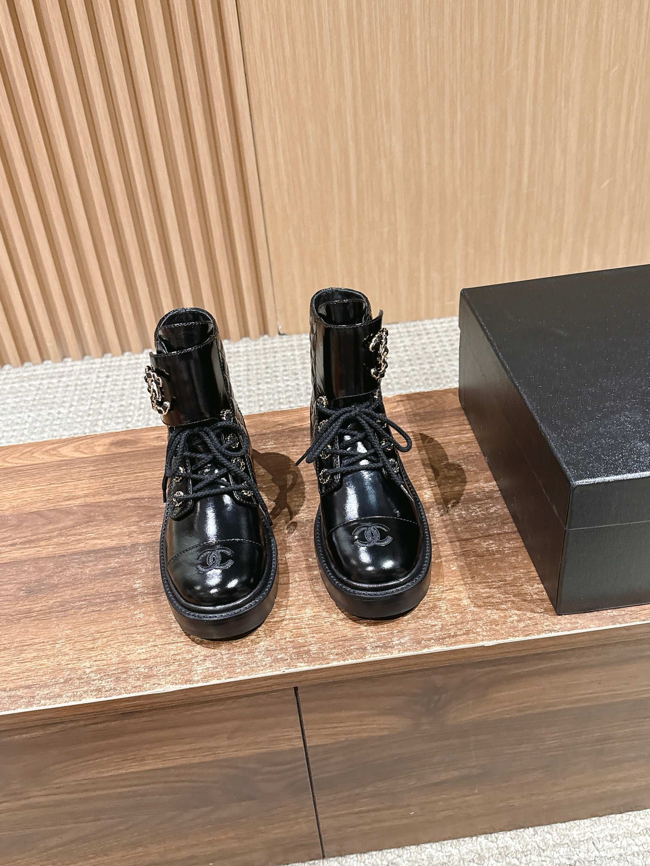 NO:614697,Chanel's new autumn and winter double C buckle chain, rhombus embroidered thick-soled short boots, hot girls ~ super long legs, super recommended!  Specific sheepskin material, mixed lambskin lining, exclusive molded TPU double C anti-slip outsole, Size 35-40 (40 customized, non-refundable), boots, chanel, boots, sheepskin19860909香奈儿秋冬新款双C扣链条 菱格刺绣厚底短靴 辣妹～超显腿长,超级推荐！特定羊皮材质 混种小羊皮内里 独家开模TPU双C防滑大底 Size35-40(40定制不退换),靴子,chanel,boots,sheepskin,Women's Shoes