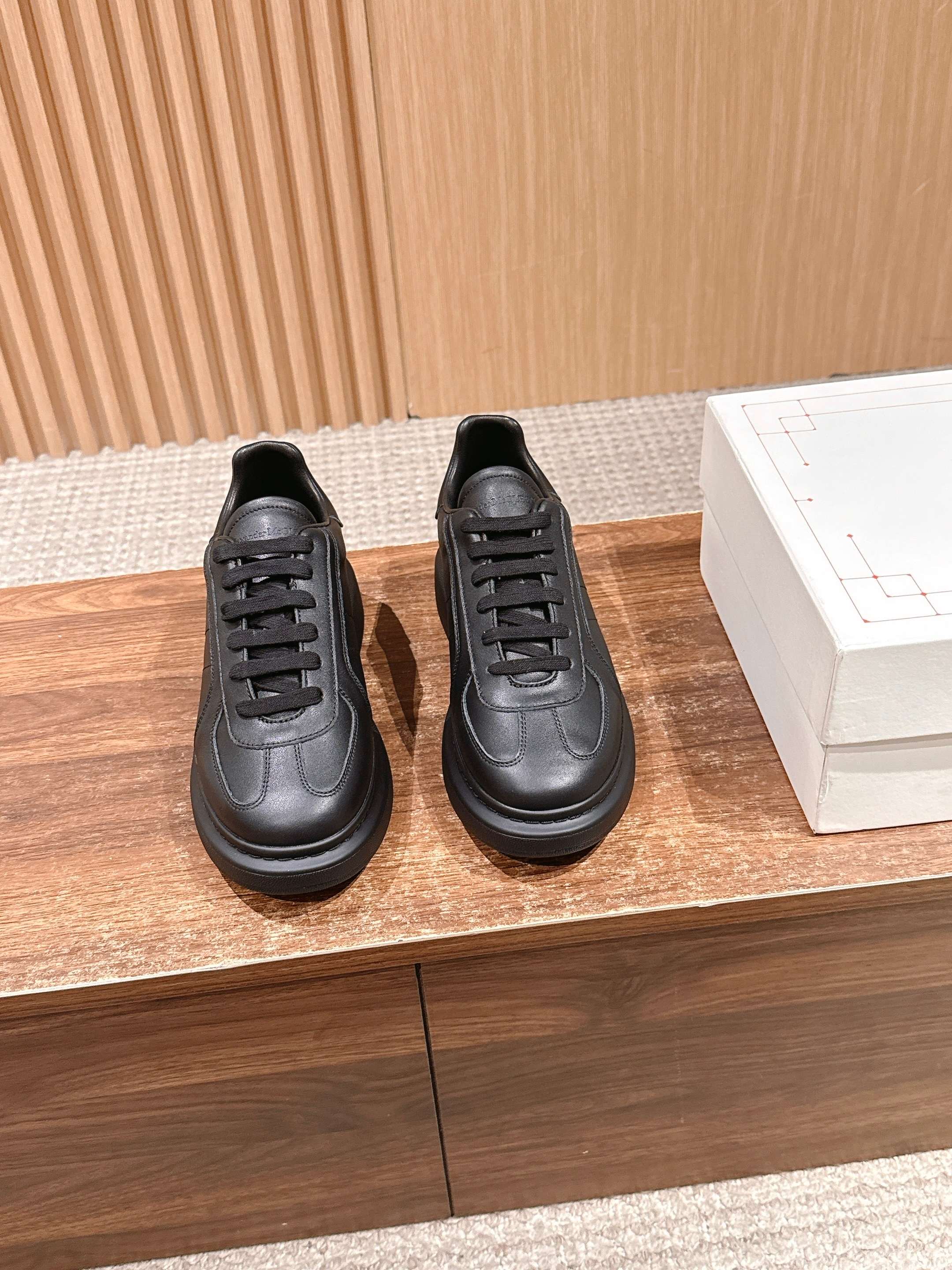 NO:614687,Male [De Xun Gray Black] # McQueen is undoubtedly the classic king of white shoes. There are indeed many people making them on the market. The versions are also uneven, but there is still a long way to go before they are authentic!  Please take a look at our exclusive 1 exclusive customized latest silk cowhide 2 upgraded version of the last!  3Upgrade the original non-yellowing IP outsole!  It cost more than 20,000 yuan to make a new large base mold!  The color has been upgraded again!  From the materials and soles to the hardware, we hope to give you a truly original experience!  The upper material is exclusively customized imported silk cowhide, the original leather lining/foot pad material is top-notch imported knitted breathable lining!  Exclusive anti-counterfeiting chip tag Size women's size 35-39 (40 customized, non-returnable) Men's size 39-45 (46/47+50 customized, non-refundable), casual shoes/sports shoes, alexander mcqueen, sneakers, cowhide19860909男【德训灰黑色】 # 麦昆当之无愧算是小白鞋里的经典之王 市面上做的人也确实不在少数,版本也是参差不齐但真正离正品还是有一段距离！请看我们独家 1独家定制的最新丝绸牛皮 2升级版楦型！ 3升级原版不发黄ip大底！花费2万多从新开的大底模！颜色又升级！大到材质大底,小到五金我们都希望给你真正原版的体验！ 帮面材质独家定制进口丝绸牛皮,原版皮质 内里/垫脚材质顶级进口针织透气内里！ 独家防伪芯片标签 Size女码35-39（40定做不退换） 男码39-45（46/47+50定做不退换）,休闲鞋/运动鞋,alexander mcqueen,sneakers,cowhide,Women's Shoes