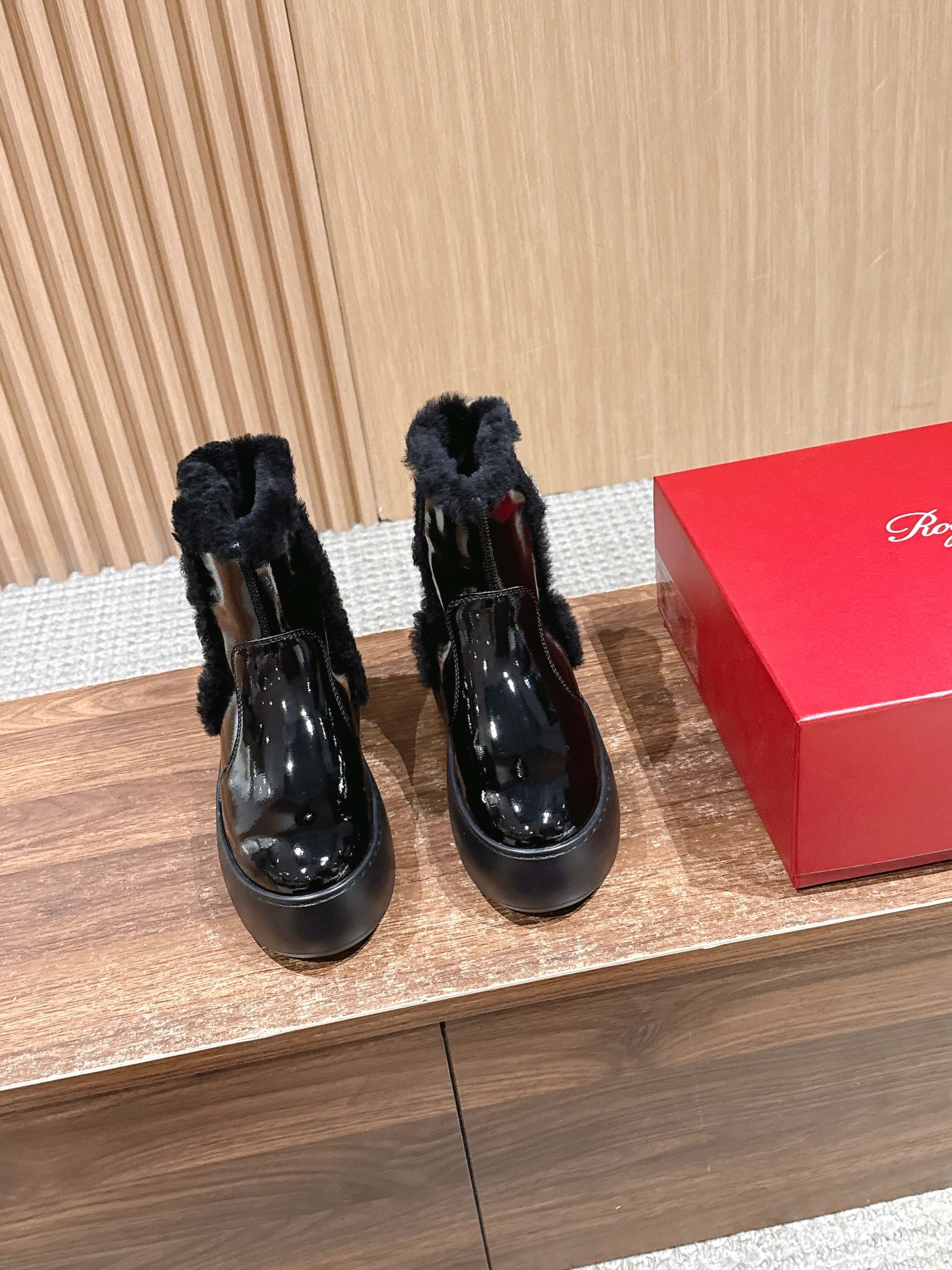 NO:615923,#rogervivierautumn-winter new snow boots, waxed leather, upper design, glossy, while combining fashion and trend, embellishment, classic, square diamond buckle. Increased by 5cm. Lightweight outsole, comfort and height coexist. Don’t miss it when you pass by~ Size35-39 (40 customizations are not returnable), boots, boots19860909#罗杰维维亚秋冬新款雪地靴 油蜡皮 鞋面设计 有光泽感 同时兼并 时尚与潮流 点缀 经典 方形钻扣.增高5cm 轻质外底,舒适与高度并存 走过路过不要错过~ Size35-39（40定制不退换）,靴子,boots,Women's Shoes