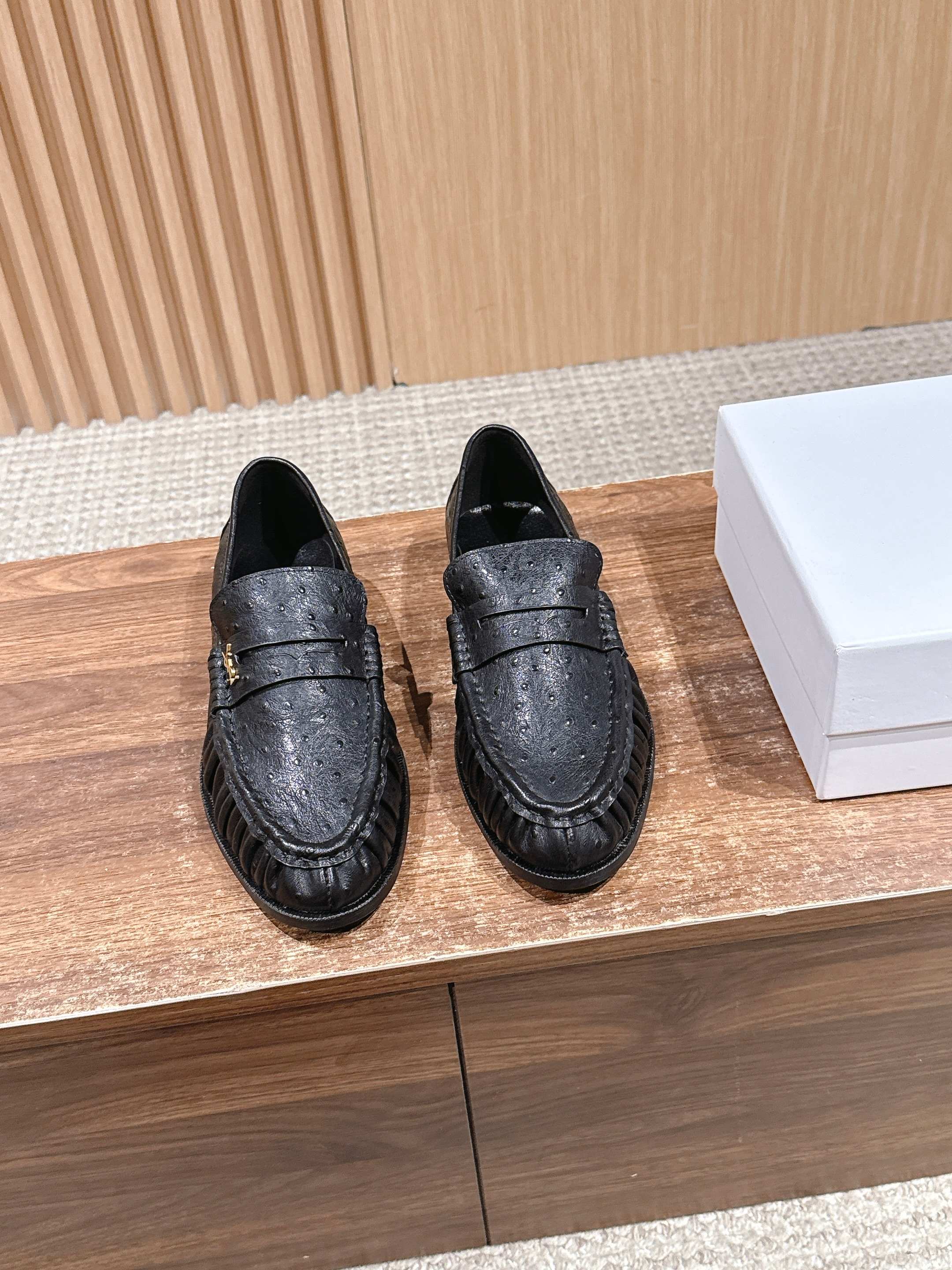 NO:615920,Saint Laurent Yves men's pleated loafers. The iconic small logo is the soul of this pair of shoes. It is presented on the shoe body in a low-key and delicate manner. Unlike the big and flamboyant logo, it is quiet but eye-catching. It outlines YSL's unique fashion DNA with simple lines and inadvertently reveals the brand's profound heritage. The classic almond-shaped design of the toe cleverly modifies the foot shape and visually lengthens the foot line to highlight elegance and delicacy, whether paired with simple wide-leg pants.  Whether it is a playful short skirt or a playful short skirt, it can be easily controlled, showing the charm of different styles and becoming the finishing touch of the look. The fabric is made of original customized leather, the inner foot pads are all sheepskin, the soles are genuine leather outsole imported from Italy, size 38-47 (customized at 38.45.46.47), loafers, saint laurent, saint laurent, saint laurent, loafers, skirts, sheepskin, Leather soles19860909Saint Laurent Yves 圣罗兰男士褶皱乐福鞋. 标志性的小logo是这双鞋的灵魂所在 以低调而精致的姿态呈现于鞋身之上.不同于张扬的大标识 它安静却醒目 用简洁线条勾勒出YSL独有的时尚DNA 在不经意间透露出品牌的深厚底蕴 鞋头的经典杏仁形设计 巧妙修饰脚型 在视觉上拉长足部线条 彰显优雅与秀气 无论是搭配简约阔腿裤 还是俏皮小短裙 都能轻松驾驭 展现不同风格魅力 成为造型中的点睛之笔. 面料采用原版定制皮料 内里垫脚均为羊皮 鞋底意大利进口真皮大底 size38-47（38.45.46.47定制）,乐福鞋,saint laurent,saint laurent,saint laurent,loafers,skirts,sheepskin,Leather soles,Women's Shoes