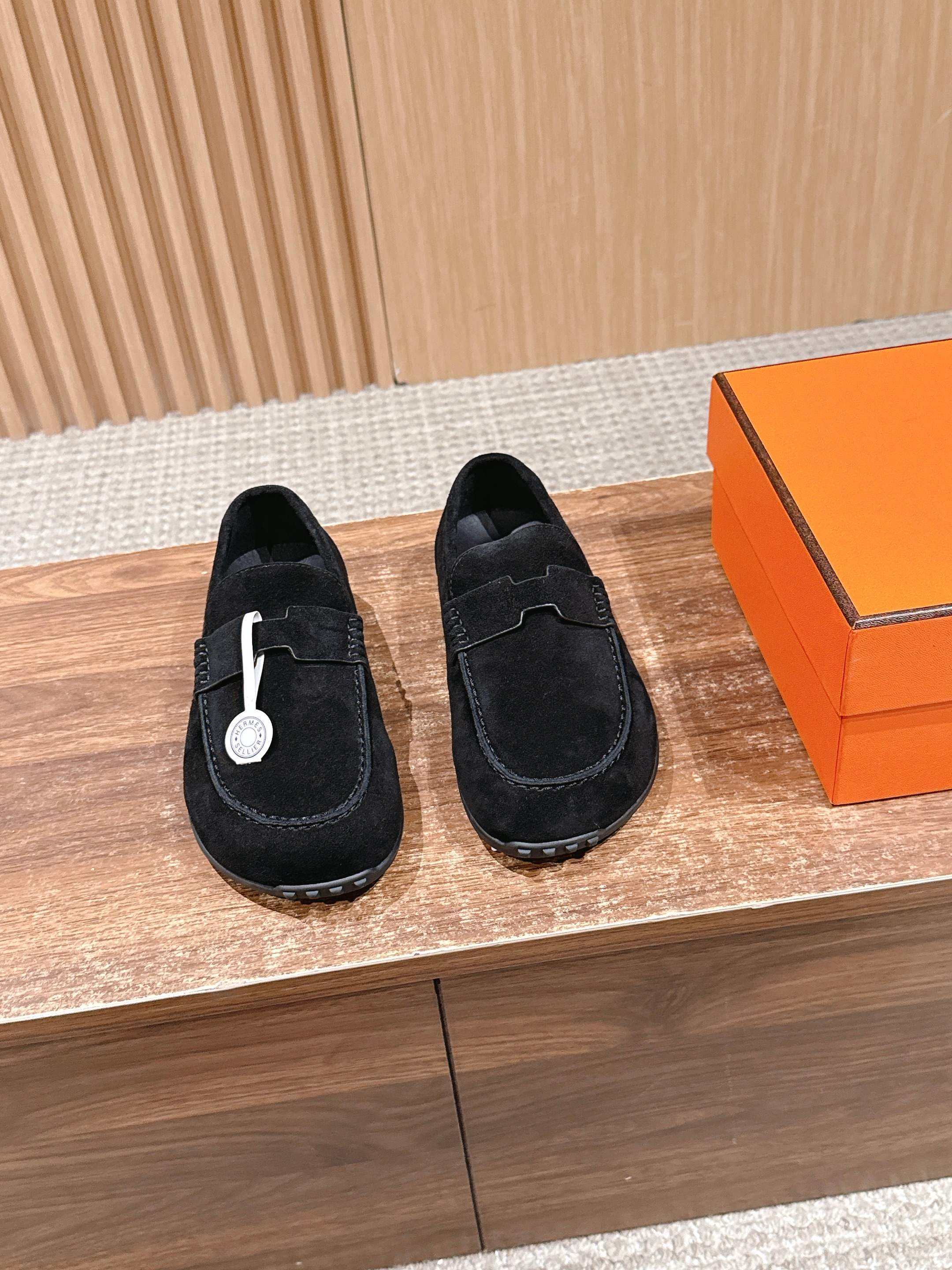 NO:615914,Men #Hermès Autumn and Winter Retro Suede Loafers Loafer style, classic and versatile design, slip-on style for easy putting on and taking off, suitable for various occasions. Brand logo shoes have Hermès iconic design elements, highlighting the brand identity.  Made of suede material, it has a fine texture and soft touch, combining comfort and luxury. It provides a wealth of color options, including dark brown, black, off-white, light brown, etc., to meet different styles and matching needs. The workmanship is fine, the stitching is neat, and the details reflect the brand's exquisite craftsmanship, ensuring the quality and durability of the shoes. Fetal cow fleece material, water-dyed sheepskin lining, TPU outsole, increased by 3cm, Size female 35-40  Men's 40-45 (women's 40 and men's 45 sizes are customized and cannot be returned or exchanged), loafers, hermes, loafers, sheepskin, chamois leather19860909男 #爱马仕秋冬复古麂皮乐福鞋 乐福鞋款式,设计经典百搭,一脚蹬的样式方便穿脱,适合多种场合穿搭.品牌标识鞋款带有爱马仕标志性的设计元素,彰显品牌身份. 采用麂皮材质,质感细腻,触感柔软,兼具舒适与高级感.提供丰富的色彩选择,包括深棕、黑色、米白、浅棕等,满足不同风格和搭配需求.做工精细,缝线工整,细节处体现品牌的精湛工艺,保证了鞋子的品质和耐用性. 胎牛绒材质 水染羊皮内里 TPU大底 增高3cm Size女35-40码 男40-45（女40男45码定制不退换）,乐福鞋,hermes,loafers,sheepskin,chamois leather,Women's Shoes