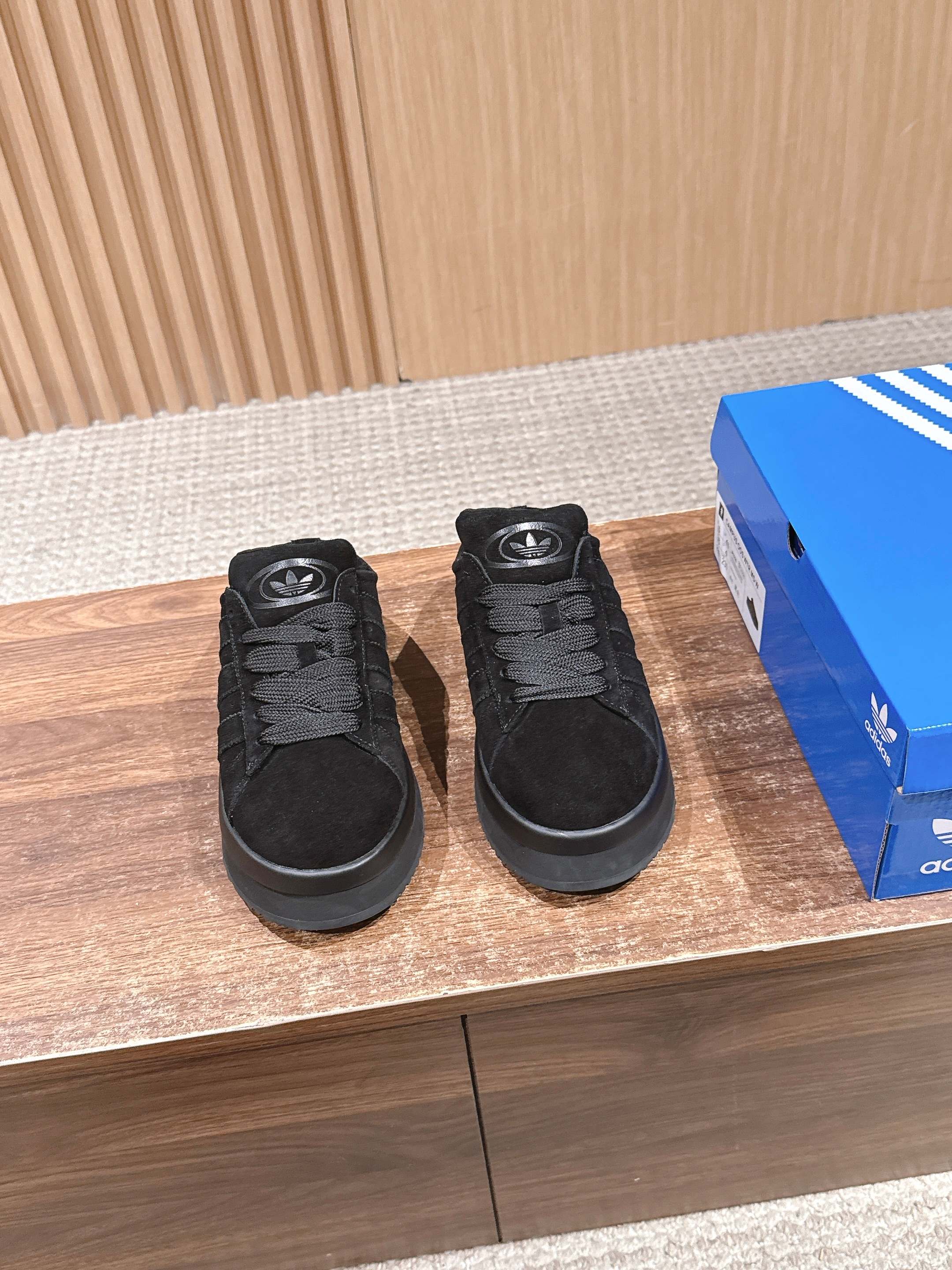 NO:615908,ADIDAS Adidas Clover Bread Sole Plush Slippers The upper is made of suede material, which has a fine texture and is wear-resistant; the inside of the shoe is filled with plush material, which has good warmth retention and is suitable for winter wear. It is available in white, pink, brown, black and other colors to meet the needs of different styles, whether it is sweet style, retro style or simple style.  It is a high-top style, which can provide better wrapping and protection for the ankle; the bow design on the laces adds sweetness and fashion; the sole is thick-soled, which not only enhances the layering of the overall shape, but also has a certain heightening effect. Fabric: cow suede, lining, wool, outsole, rubber combination outsole, 3.5cm heel19860909ADIDAS 阿迪达斯三叶草面包后底毛绒绒拖鞋 鞋面采用麂皮材质,质感细腻且耐磨；鞋内填充毛绒材质,保暖性佳,适合冬季穿.有白色、粉色、棕色、黑色等多种颜色可选,满足不同风格的穿搭需求,无论是甜美风、复古风还是简约风都能适配. 属于高帮款式,能为脚踝提供较好的包裹与保护；鞋带处采用蝴蝶结设计,增添了甜美与时尚感；鞋底为厚底设计,不仅提升了整体造型的层次感,还具有一定的增高效果. 面料牛反绒 内里羊毛 大底橡胶组合大底 跟高3.5cm Size35-40码（40码订做不退换）,半拖雪地靴,adidas,boots,slippers,chamois leather,Women's Shoes