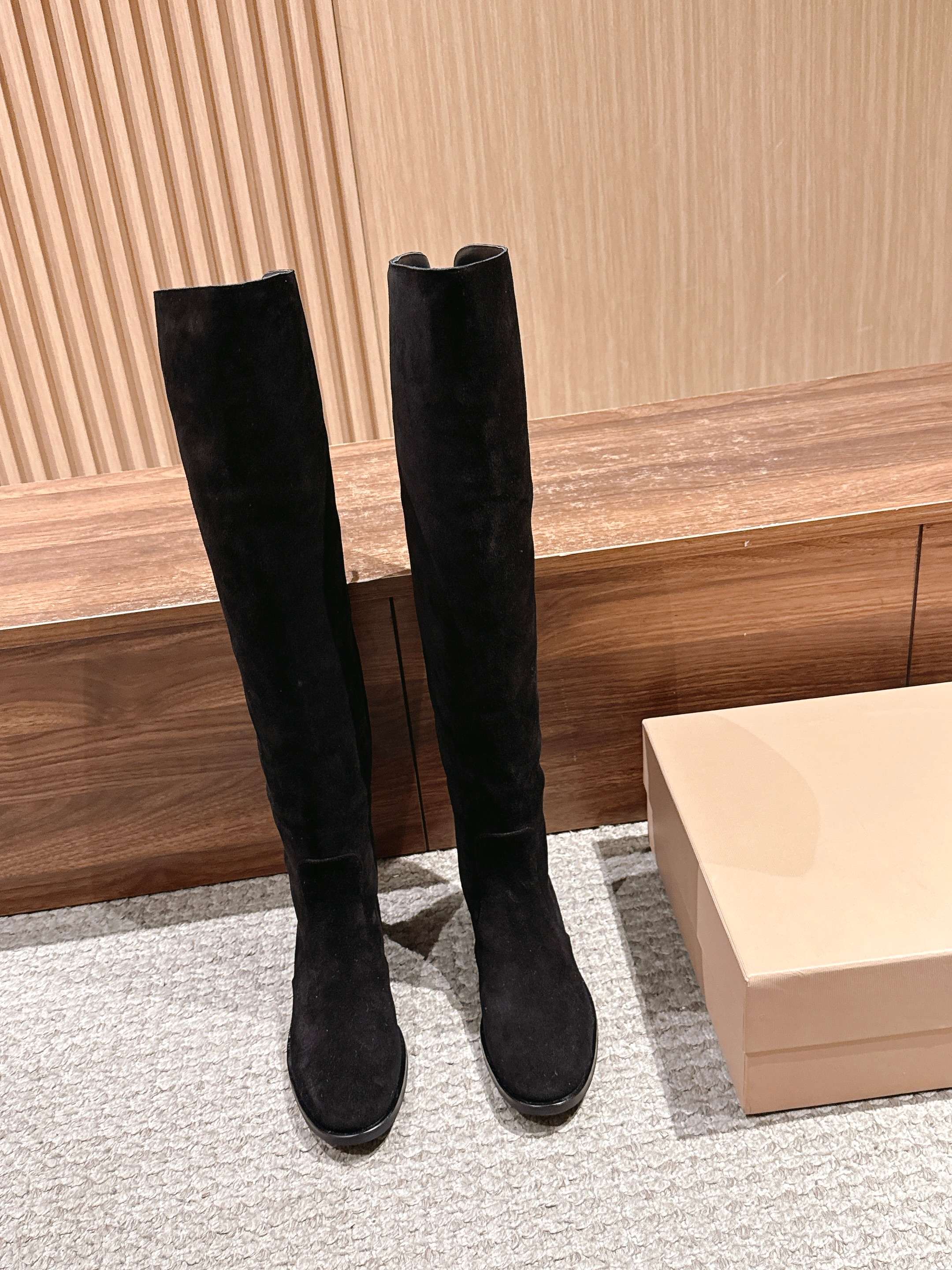 NO:615922,Gianvito Rossi retro suede over-the-knee boots are made of suede material with fine texture and a high-end matte effect, and the suede of different colors is very textured both visually and tactilely. The high-heeled boots have a higher shaft, which can well modify the leg lines; the heel is designed with a thick heel, which combines stability and fashion, enhances aura and ensures walking comfort.  The toe is designed with a square toe, which is simple and elegant, in line with the current fashion trend, and can also accommodate different foot types; the overall design is simple and neat, without too many complicated decorations, highlighting the classic and elegant style, and is easy to match with various clothing, whether it is a skirt or trousers, it can show good fashion taste. The upper is cow suede, the lining is sheepskin, the outsole is genuine leather, and the height is increased by 3cm.  Size 35-40 (40 orders are not returnable), boots, boots, skirts, sheepskin, chamois leather, Leather soles19860909Gianvito Rossi 复古麂皮过膝长筒靴 采用绒面革材质,质感细腻,呈现出高级的哑光效果,且不同颜色的绒面革在视觉和触觉上都极具质感.高跟长靴,靴筒较高,能够很好地修饰腿部线条；鞋跟为粗跟设计,兼具稳定性与时尚感,提升气场的同时也保证了行走的舒适度. 鞋头为方头设计,简约大气,符合当下的时尚潮流,同时也能容纳不同脚型；整体设计简约利落,没有过多繁杂的装饰,凸显出经典与优雅的风格,易于搭配各种服饰,无论是裙装还是裤装都能展现出不俗的时尚品味. 鞋面牛反绒 内里羊皮 大底真皮大底 增高3cm Size35-40码（40订做不退换）,靴子,boots,skirts,sheepskin,chamois leather,Leather soles,Women's Shoes