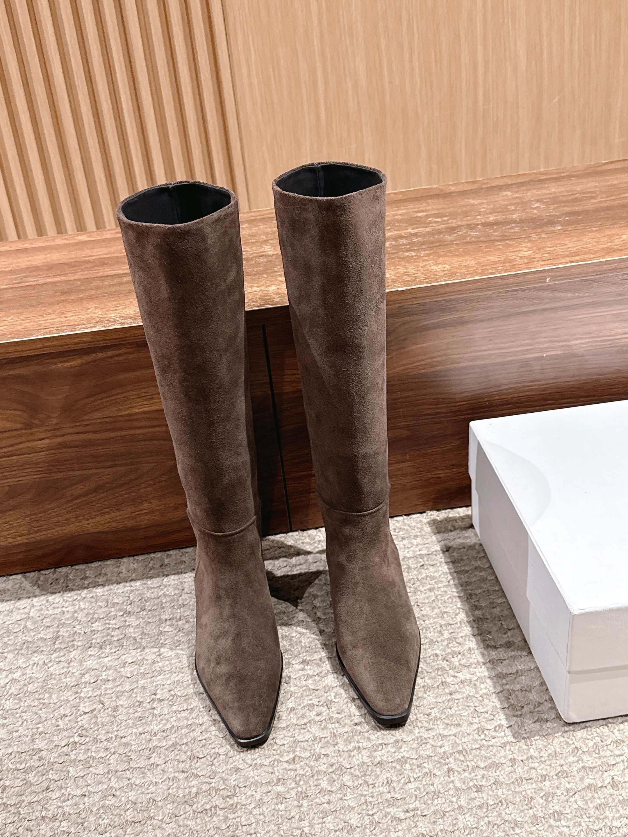 NO:615925,AEYDE's new avant-garde minimalist boots for autumn and winter | When architectural silhouette meets dark leather, these boots are the 'style weapons' of fashionistas. Neat tailoring outlines sharp lines, and the pointed toe design snipes the fashion aesthetic. Minimalist but highly recognizable - whether it is a cool collision with a skirt or a cool trousers out on the street, the eyes will be locked on your feet, making you effortlessly cool in the fashion world. The upper is imported suede and cowhide, and the lining is imported cowhide.  Outsole Imported outsole Heel height 4cm Size35-39 (40/41 customization is not returnable), boots, aeyde, boots, skirts, cowhide, chamois leather19860909AEYDE秋冬新款先锋极简靴｜当建筑感廓形遇上暗黑皮革 这双靴是时髦精的“风格武器” 利落剪裁勾勒出凌厉线条 尖头设计狙击时尚审美 极简却极具辨识度——不管是搭配裙装的柔酷碰撞 还是裤装的飒爽出街 上脚即锁定目光 让你在潮流场里酷得毫不费力 鞋面进口麂皮.牛皮 内里进口牛皮 大底进口大底 跟高4cm Size35-39（40/41定制不退换）,靴子,aeyde,boots,skirts,cowhide,chamois leather,Women's Shoes