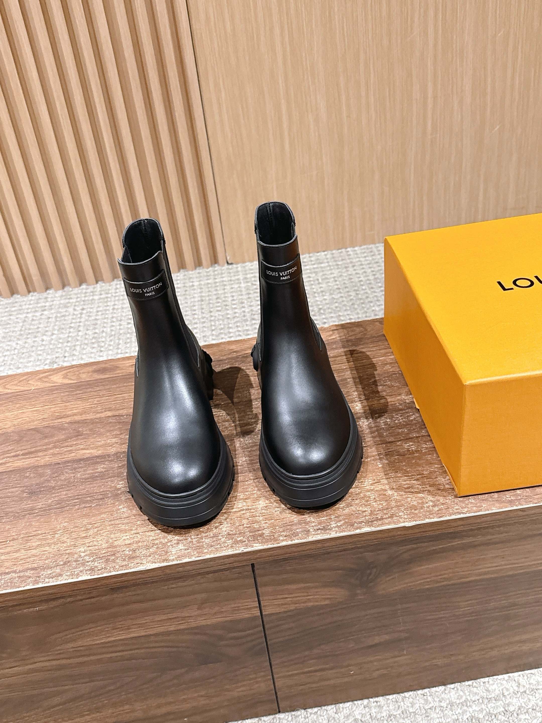 NO:615928,Louis Vuitton's new leather Chelsea boots · Lv lace-up Martin boots include two styles: Chelsea boots and lace-up Martin boots, both with thick-soled designs. They have the simplicity and neatness of Chelsea boots and the cool and casual feel of Martin boots. The shoe body incorporates the brand's classic elements and is highly recognizable. Made of high-quality leather material, soft to the touch and with good stiffness, the boot shaft fits the shape of the leg and is not easily deformed. The thick sole is made of wear-resistant rubber material, taking into account the heightening effect and walking stability. The thick sole design enhances height while cushioning the foot. The elastic sides of Chelsea boots are easy to put on and take off. The lace-up style can be adjusted to fit different foot types, suitable for daily commuting or leisure occasions. Small fetal cow upper, cow lining, outsole, IP foam sole, increased height by 5cm Size :35-39 size (40 customization is not returnable), boots, louis vuitton, louis vuitton, louis vuitton, boots19860909Louis Vuitton 驴牌新款皮革切尔西靴·Lv系带马丁靴短靴 包含切尔西靴和系带马丁靴两种款式,都搭配厚底设计,既有切尔西靴的简约利落,也有马丁靴的酷感休闲,鞋身融入品牌经典元素,辨识度高. 采用优质皮革材质,触感柔软且挺括度好,靴筒贴合腿型不易变形,厚底部分用耐磨橡胶材质,兼顾增高效果与行走稳定性.厚底设计提升身高同时缓冲脚感,切尔西靴的弹性侧边方便穿脱,系带款可调节松紧适配不同脚型,日常通勤或休闲场合都适配. 鞋面小胎牛 内里牛裡 大底IP发泡底 增高5cm Size :35-39码（40定制不退换）,靴子,louis vuitton,louis vuitton,louis vuitton,boots,Women's Shoes