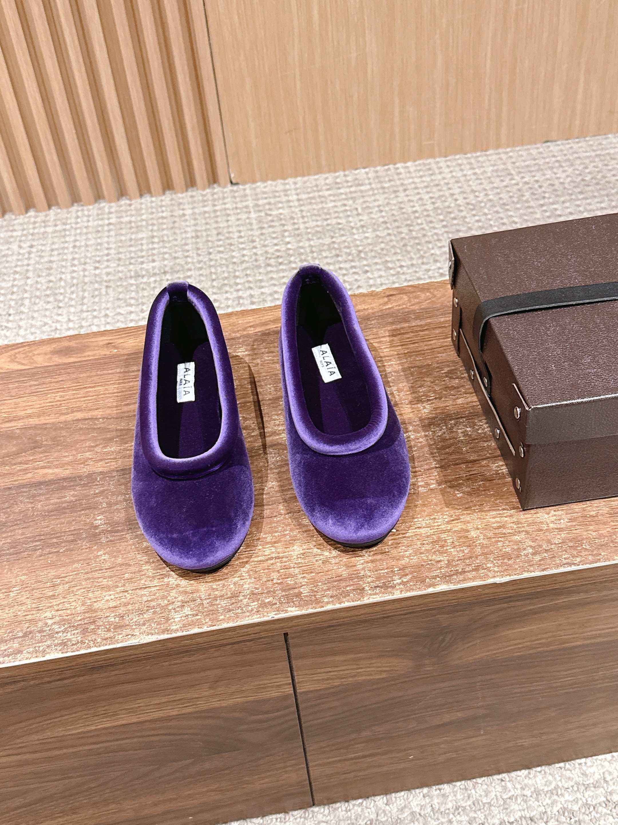 NO:616388,ALAIA Alaia's new velvet ballet shoes | A concrete expression of Parisian fashion. The velvet texture smudges between the feet. The retro silhouette outlines the French style. The color fantasy from red to purple. Every pair is a statement of style. Step on it and wear the elegant genes of high fashion into daily life. Every step is interpreting the Parisian fashion and laziness. Specific velvet material Size35-39 (40.41.42 Customized non-refundable, furry shoes, alaia19860909ALAIA 阿莱亚新款丝绒芭蕾鞋｜是巴黎时髦的具象表达 丝绒质感在足间晕染 复古廓形勾勒法式风情 从红到紫的色彩狂想 每一双都是风格的宣言 踩上它 把高级时装的优雅基因穿成日常 每一步都在演绎巴黎式的时髦慵懒 特定丝绒材质 Size35-39（40.41.42定制不退换,毛毛鞋,alaia,Women's Shoes