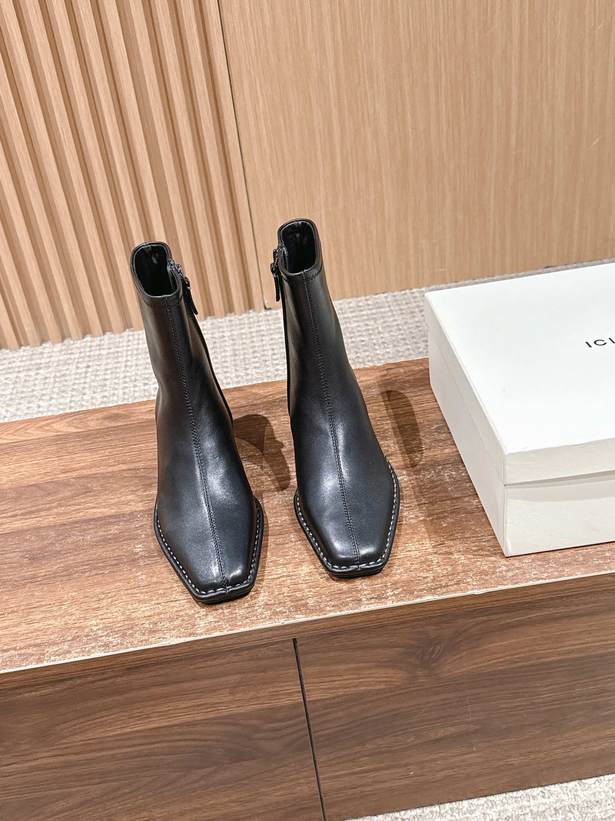 NO:616382,[Made in Dongguan] ICICLE Zhihe thick-heeled vegetable-kneaded elastic boots. This is Zhihe's very popular sheepskin elastic boots. This style is made of whole leather splicing, which is relatively simple. Thick-heeled elastic sheepskin. Parts close to the foot: elastic sheepskin (vegetable tanned series). The instep and lower parts are vegetable-tanned sheepskin. The upper material is vegetable-tanned sheepskin, and the inner material is also vegetable-tanned sheepskin.  Large base leather wood heel genuine leather outsole Heel height 6.5cm Size 35/36/37/38/39, boots, boots, sheepskin, Leather soles19860909【莞产】ICICLE 之禾粗跟植揉弹力靴 这款是之禾非常火爆的羊皮弹力靴这个款式是整张皮质拼接款式会比较简约 粗跟弹力羊皮 接近脚口的部位:弹力羊皮革(植鞣系列).垫脚和下帮部位植鞣羊皮. 鞋面 材质植鞣羊皮 内里材质也是植鞣羊皮 大底层皮木跟真皮大底 跟高 6.5cm 尺码35/36/37/38/39,靴子,boots,sheepskin,Leather soles,Women's Shoes