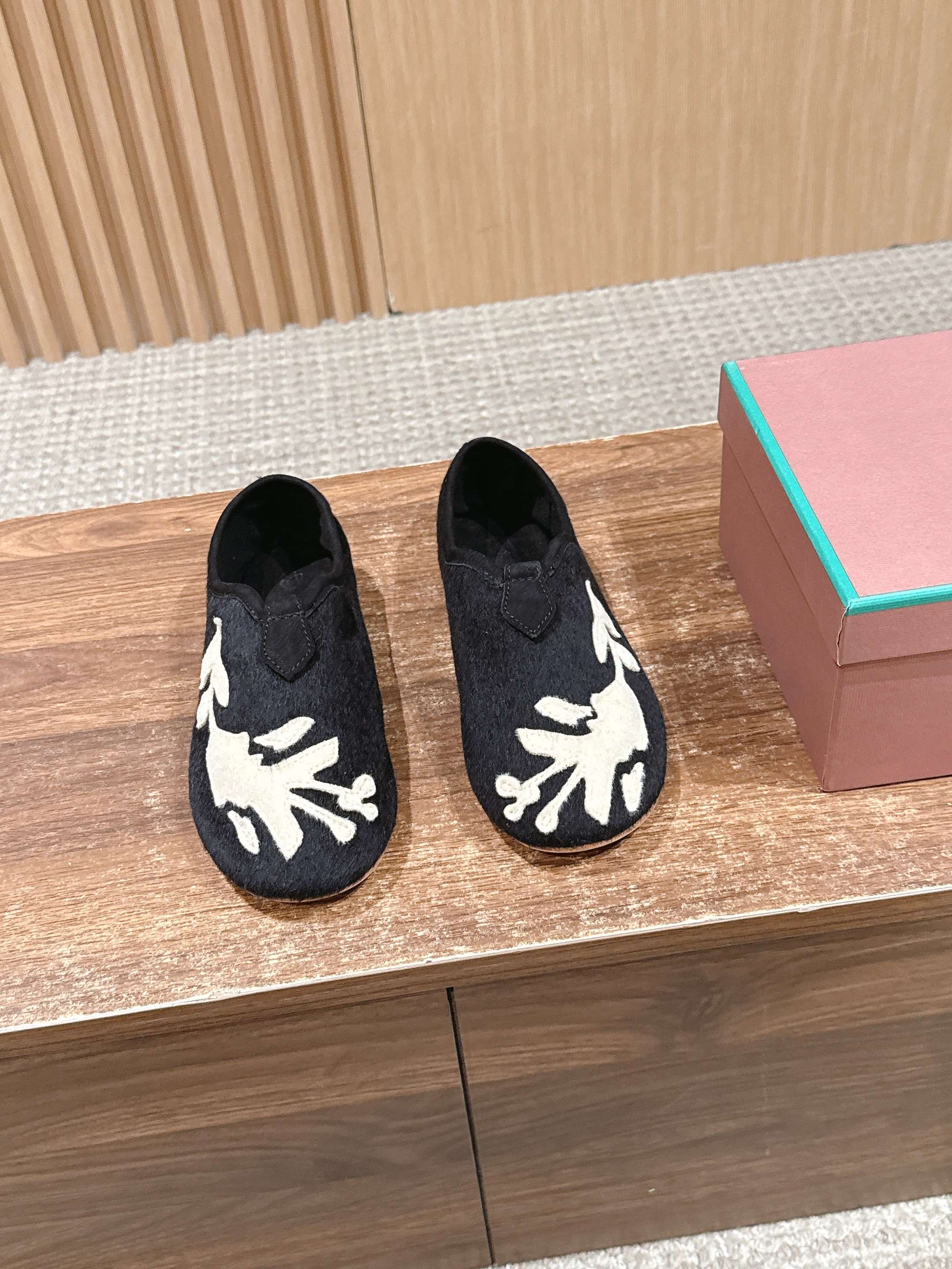 NO:616379,[Made in Guangzhou] Loro Piana new plush casual loafers  The style is simple and versatile, specially designed for casual shoes. The unique design shape of the sexy V-mouth and plush surface details in the middle makes it popular. The iconic deerskin surface and light deerskin lining make it more comfortable and fit. The lightweight Italian leather sole, no iron core and no port treasure. This structure can ensure appropriate weight distribution during walking, improve shock absorption and resilience. The insole and back of the shoe are embellished with thermoformed decorations.  The fabric is imported special velvet, the lining is deerskin, soft and delicate, Italian genuine leather outsole, size 35/36/37/38/39/40 (non-refundable for 40), furry shoes, loro piana, Leather soles19860909【莞产】Loro Piana 诺悠翩雅新款毛绒面休闲懒人鞋 款式简约百搭范,专为打造休闲鞋,中部性感V口和毛绒面细节的独特设计造型令其一领风骚,标志性鹿皮面与轻薄鹿皮衬垫让穿着更加舒适贴合,轻盈的意大利真皮鞋底,无铁芯无港宝这种构造可以确保行走中适当的重量分配,提高减震性和回弹力鞋垫和鞋后上片点缀热成型装饰 面料进口专用绒,内里垫脚鹿皮,柔软细腻,意大利真皮大底, 尺码35/36/37/38/39/40（40不退换）,毛毛鞋,loro piana,Leather soles,Women's Shoes