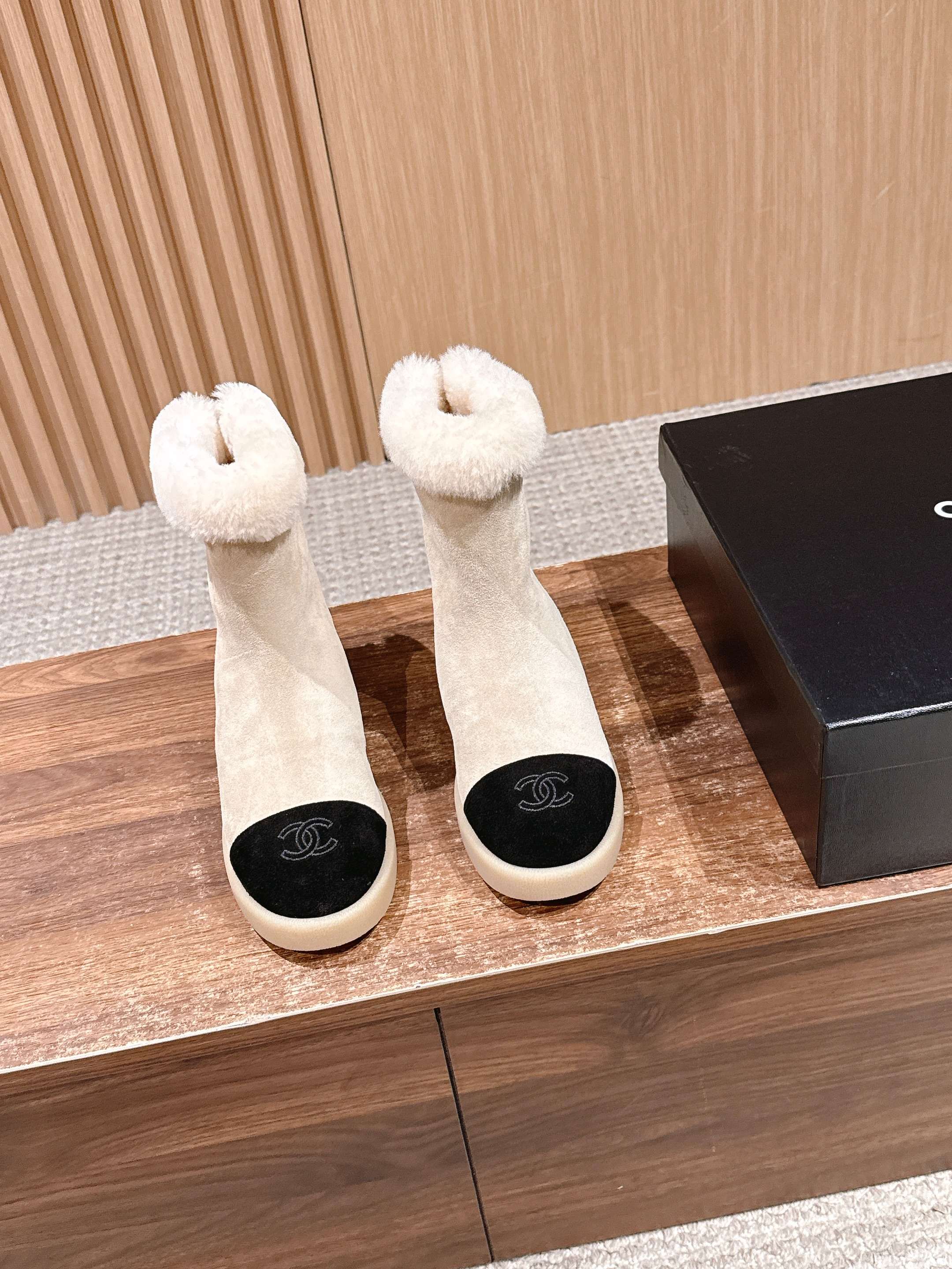 NO:616373,[Produced in Guan] CHANEL Chanel color-blocked wool snow boots adopt the classic 'double C' logo + small fragrance contrasting color design, with a light luxury retro tone, and are highly fashionable. The main body is made of suede material, soft to the touch; the collar and lining are all wool, which has strong warmth retention in autumn and winter, taking into account comfort and warmth. Half-drag design, easy to put on and take off;  Paired with a variety of styles such as skirts and trousers, covering daily commuting, leisure travel and other scenes, it is a beautiful and practical shoe choice in autumn and winter. The upper is made of high-mercerized smooth cow suede, the inner fur is integrated with all wool, and the outsole is customized with rubber outsole. Size 35/36/37/38/39/40 (40 non-refundable), snow boots, chanel, chanel, boots, skirts19860909【莞产】CHANEL 香奈儿拼色羊毛雪地靴 采用经典“双C”标识+小香风 撞色设计,自带轻奢复古调性,时尚辨识度高. 主体绒面材质,触感柔软； 鞋口及内里全羊毛,秋冬保暖性强,兼顾舒适与温暖. 半拖设计,穿脱便捷； 搭配裙装、裤装等多种风格,覆盖日常通勤、休闲出行等多场景,是秋冬兼具美观与实用的鞋款选择. 鞋面高丝光牛反绒 内里皮毛一体全羊毛 大底定制橡胶大底 尺码35/36/37/38/39/40（40不退换）,雪地靴,chanel,chanel,boots,skirts,Women's Shoes