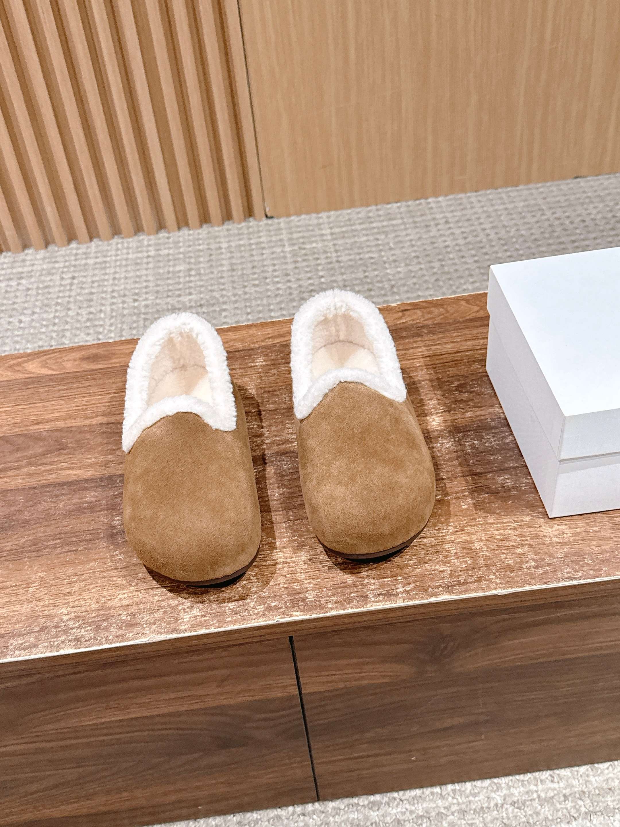 NO:616370,[Produced in Dongguan] The Row’s famous lamb wool loafers are simply a savior in winter. A must-have for sisters who are afraid of the cold!  It’s a simple step for lazy people, the minimalist design is full of high-end feeling, there are no messy logos, just put on a pile of socks and it will look like the heroine of a Korean drama!  The selfie in the mirror is ready in minutes~ The most important thing is that the feet feel so soft!  You can bend it however you want, just like a piece of jellybean. It's completely different from the hard and velvet loafers of the past!  The upper is made of imported fetal cow wool, with a visible texture and a second-skin-like feel, which is really great on the feet!  good!  wear!  No burden on your feet!  The full round toe design is chubby and super cute~, it has a playful and cute feeling, and the minimalist line outline can easily wear it with a relaxed texture. The foot wearer can wear it with eyes closed. The inner insole is 3cm. The ergonomic design fits the arch of the foot perfectly. Whether you have flat feet or high arches, you can find support points. It slightly stretches the leg line, modifies the foot shape, and has a first-class slimming effect. It is completely OK to wear out and at home. I really like it!  I recommend everyone to buy it. The interior is made of lamb wool, which is like a small self-heating heater. The fluff is soft, very thick, and very dense. It feels great to the touch. Stepping in with bare feet is like walking on marshmallows. It is not easy for feet to get smelly and sweaty after being worn for a long time. Sisters who pay attention to the feel of their feet, please look for Row. The outsole is made of rubber, which is sturdy and durable and can withstand daily wear and tear. It also provides excellent anti-slip performance to ensure that every step is steady and powerful.  This design is not only beautiful and elegant, but also takes into account practicality and safety. Material information - imported fetal cow velvet on the upper, lamb hair lining, rubber outsole, 3cm outsole, size 35/36/37/38/39/40 (40 non-refundable), loafers, fur shoes, loafers19860909【莞产】The Row 赚口碑的牛货羊羔毛乐福鞋简直是冬天救星 怕冷的姐妹们必入！懒人一脚蹬,极简设计高级感拉满,没有乱七八糟的logo,随便搭个堆堆袜就是韩剧女主既视感！对镜自拍分分钟出片～ 最主要的是脚感可太软乎了！随便你怎么折怎么弯,跟块软糖似的. 跟以前那种硬邦邦加绒的乐福鞋完全不一样！ 鞋面采用进口胎牛绒,看得见的质感, 犹如第二层肌肤般的贴肤感, 上脚重点是真的太！好！穿！上脚0负担！ 饱满的圆头设计胖乎乎的,超乖的~, 自带俏皮可爱之感,搭配极简的线条轮廓 能够轻松的穿出松弛的质感 磨脚星人闭眼入,内里鞋垫3cm,人体工学设计完美贴合足弓,不管是扁平足还是高足弓都能找到支撑点,微拉腿部线条,修饰脚型, 增高显瘦效果一流,出门穿和居家穿都完全OK, 真的很喜欢！推荐大家去购买 内里采用羊羔毛,像个自动发热的小暖炉, 绒毛软软的,很厚实,很绵密 触感无敌好, 光脚踩进去就像游走在棉花糖上一样 久穿也不易臭脚闷汗 注重脚感的姐妹请认准row家 大底采用橡胶大底,坚固耐用,能够承受日常磨损, 同时提供了出色的防滑性能,确保每一步都稳健有力. 这种设计不仅美观大方,更兼顾了实用性和安全性. 材质信息- 鞋面进口胎牛绒 内里羊羔毛 大底橡胶大底 大底3cm 尺码35/36/37/38/39/40（40不退换）,乐福鞋毛毛鞋,loafers,Women's Shoes