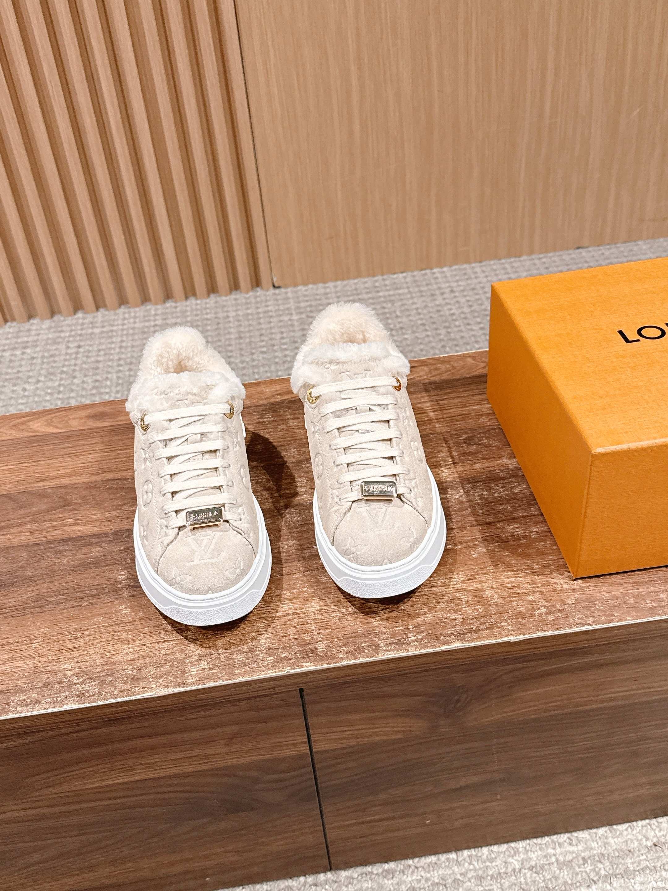 NO:616367,#LVJIA’s new lamb wool LOGO embroidered skateboard shoes, classic thick-soled sneakers, this Time Out sneaker is soft cow leather embossed with a mini Monogram pattern, renewing the classic design of Lv. 3D logo embellishment, thickened convex outsole, inscribed eyelets add exquisite details Size35-39 (40/41 custom-made), casual shoes/sports shoes, louis vuitton, louis vuitton, louis  vuitton,sneakers,cowhide19860909# 驴家新款羊羔毛 LOGO刺绣滑板鞋 经典厚底运动鞋本款Time Out 运动鞋为柔软牛皮革压印迷你 Monogram图案,焕新Lv 的经典设计.3D标识点缀,加厚凸纹外底,铭纹孔眼再添精致细节 Size35-39（40/41定做）,休闲鞋/运动鞋毛毛鞋,louis vuitton,louis vuitton,louis vuitton,sneakers,cowhide,Women's Shoes