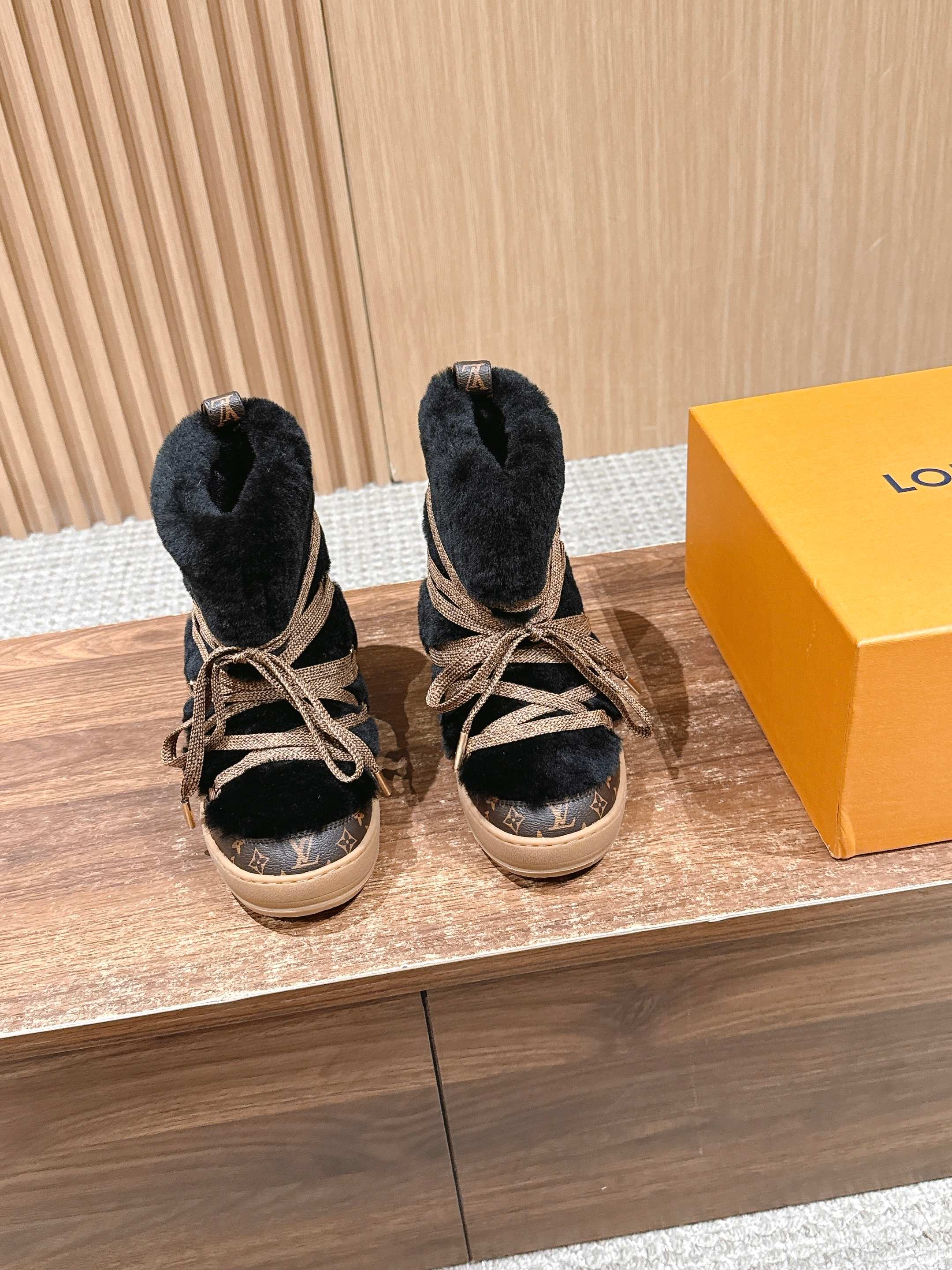 NO:616389,Louis Vuitton's new furry snow boots are so cute. This LV Cloud lace-up high-top sneaker is made of comfortable shearling and classic Monogram canvas to create a comfortable and eye-catching structure. It is a trendy addition to the LVSki series and can be seamlessly switched between snow sports and urban streets. The cross laces are decorated with shiny eyelets, and the rubber outsole expresses the Louis Vuitton logo. Size35-39 (40 customizations are not returnable), snow boots, louis vuitton, louis  vuitton,louis vuitton,louis vuitton,boots,sneakers19860909Louis Vuitton 驴牌新款毛毛雪地靴 萌化了 本款LV Cloud系带高帮运动鞋以舒适羊毛皮及经典 Monogram 帆布构筑舒暖瞩目构型,为 LVSki 系列再添潮流一员,可在雪道运动与城市街头间无缝切换.交叉鞋带点缀亮泽孔眼,橡胶外底抒写路易威登标识. Size35-39（40定制不退换）,雪地靴,louis vuitton,louis vuitton,louis vuitton,louis vuitton,boots,sneakers,Women's Shoes