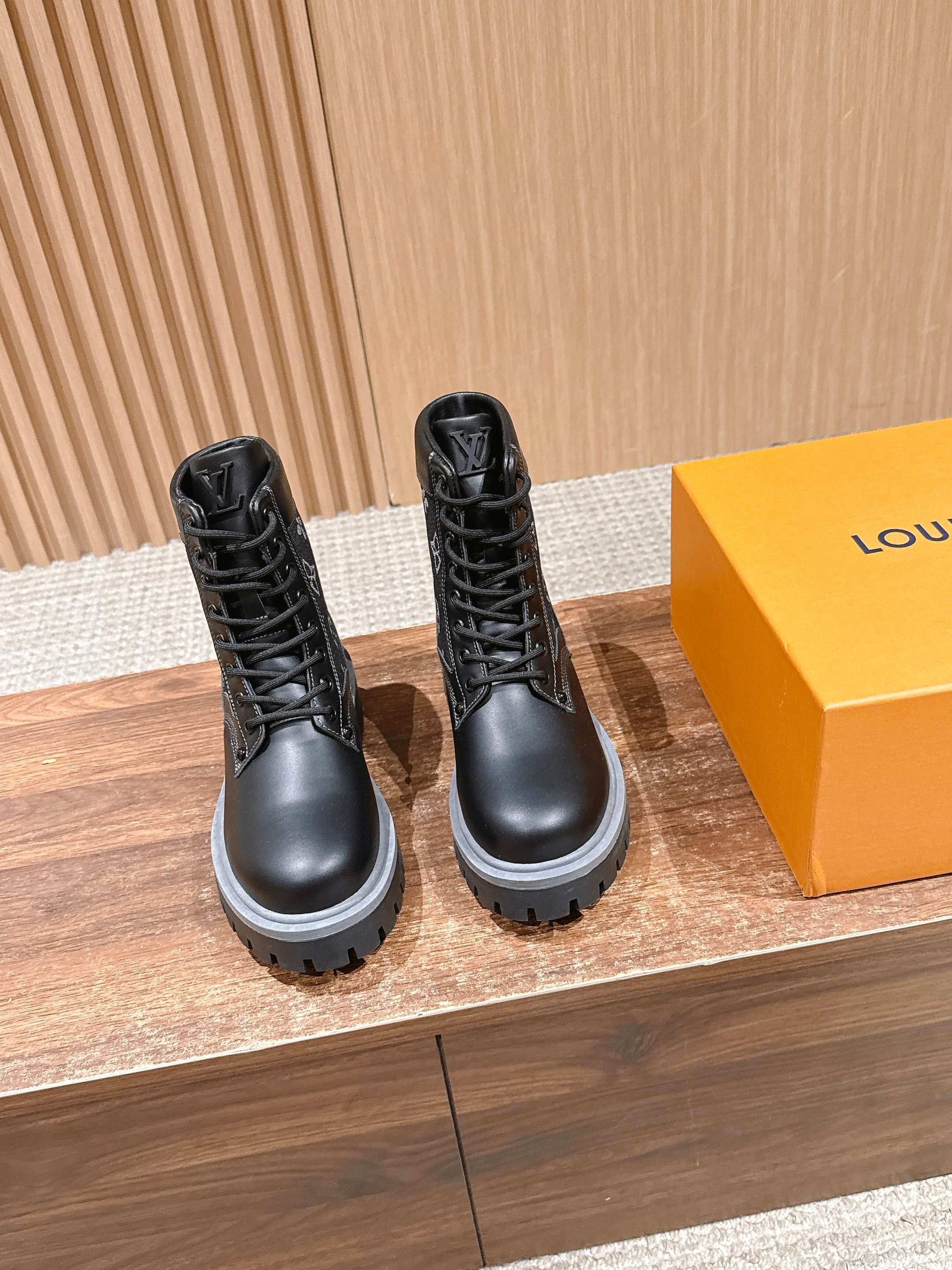 NO:616387,Louis Vuitton's new autumn and winter new cowhide and denim printed high-top thick-soled Martin boots, presbyopic embossed + thick heel design, sweet and cool boots for hot girls!  Pair it with leggings or a short coat, and weld the 'rich money' directly on the body~A must-have in winter. Size 35-39 (40 customized, non-refundable), boots, louis vuitton, louis vuitton, boots, cowhide19860909Louis Vuitton 驴牌秋冬新款牛皮拼牛仔印花系高帮厚底马丁靴,老花压纹+粗跟设计,甜酷辣妹本命靴！配leggings或短款大衣,直接把“财阀千金”焊在身上~冬天必备 Size35-39（40定制不退换）,靴子,louis vuitton,louis vuitton,boots,cowhide,Women's Shoes