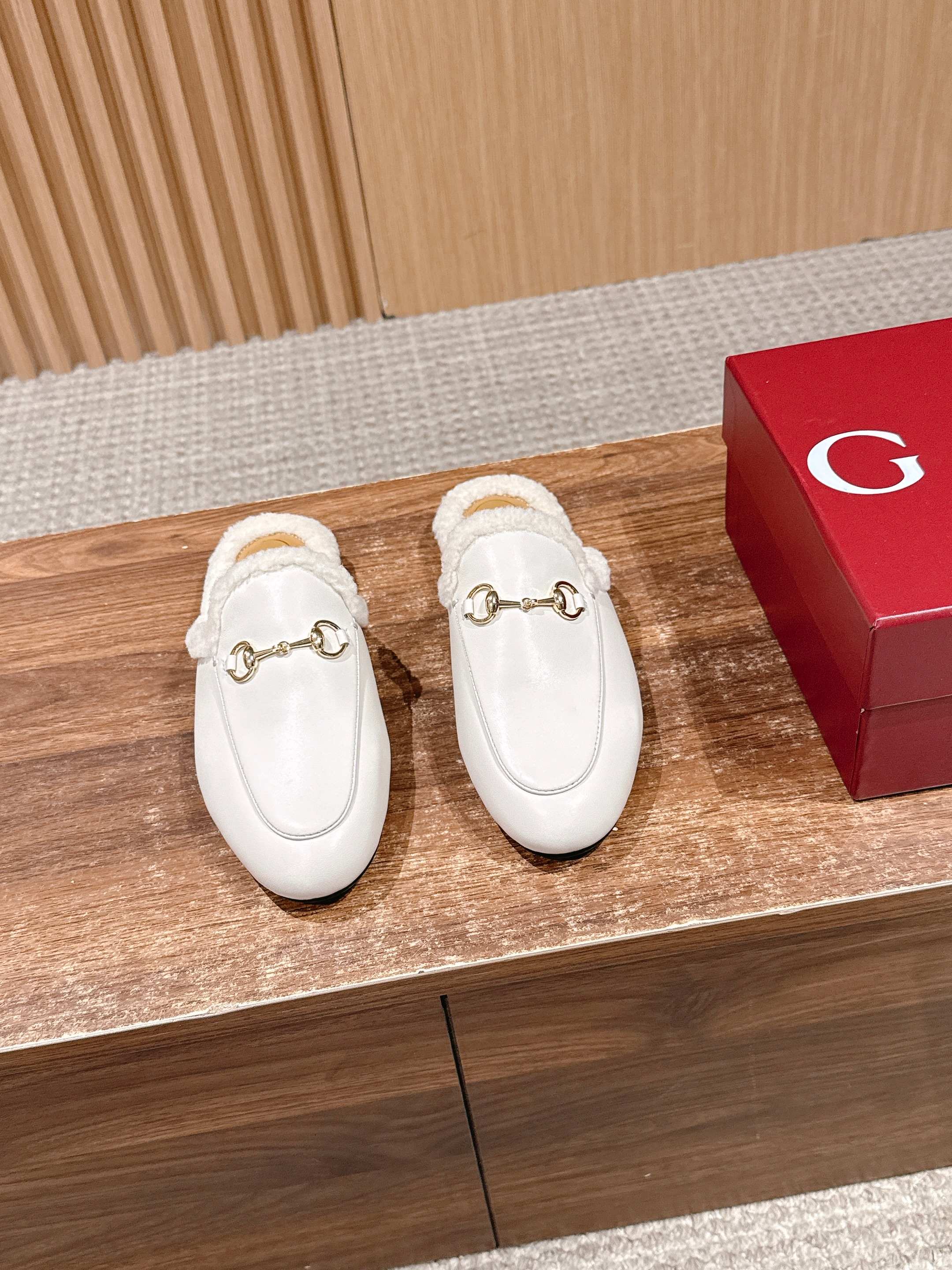 NO:616378,GUCCI Gucci Autumn and Winter New Lamb Hair Horsebit Mule Half Drag Suede/Sheepskin Material Size35-39 (40/41 customization is non-returnable), half-shoes, gucci, gucci, sheepskin, chamois leather19860909GUCCI 古驰秋冬新款羊羔毛马衔扣穆勒半拖 麂皮/羊皮材质 Size35-39（40/41定制不退换）,半拖毛毛鞋,gucci,gucci,sheepskin,chamois leather,Women's Shoes