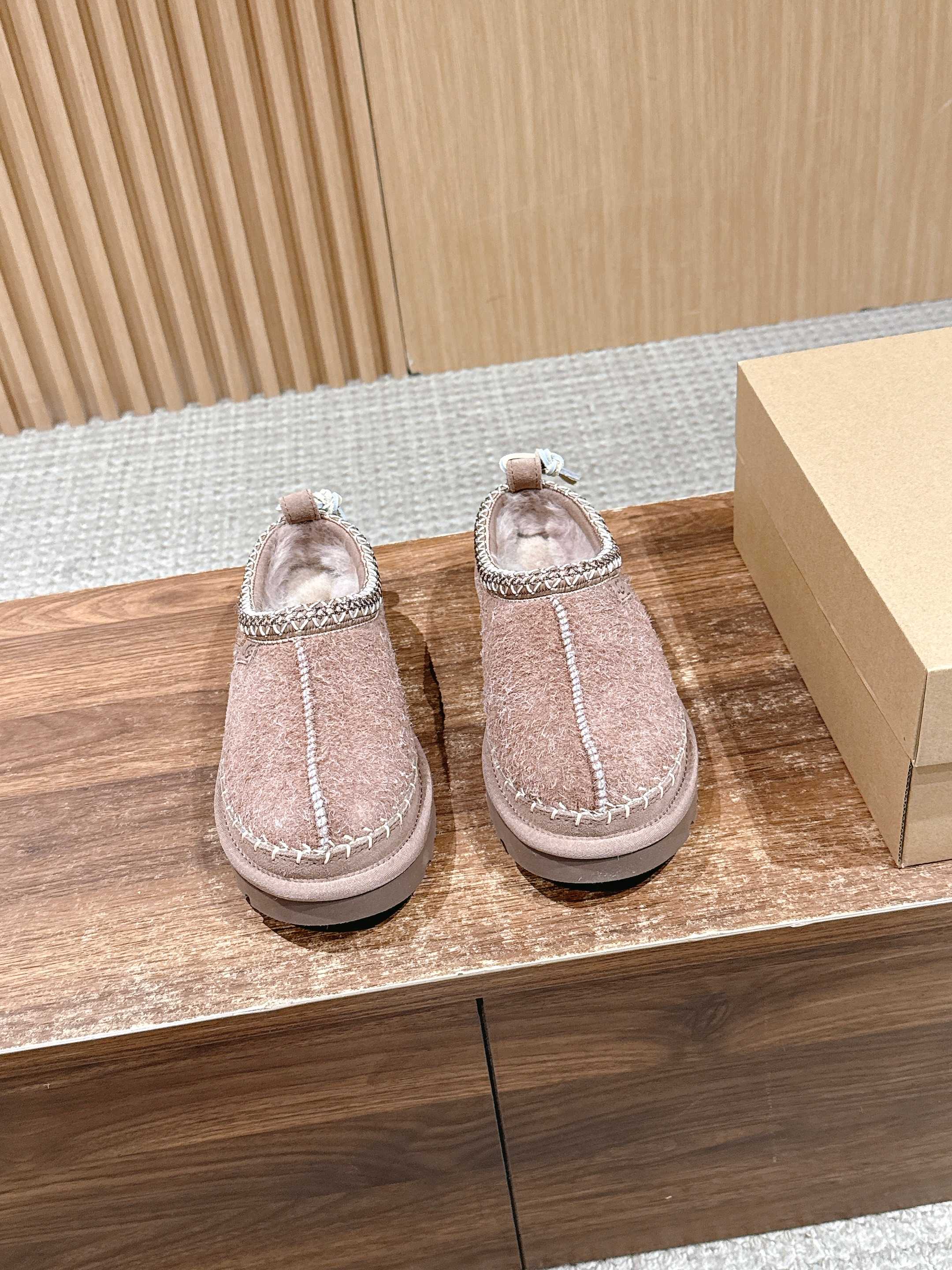 NO:616368,UGG oily snow boots, a shoe that won't clash with clothes, simple partition design with spotted outsole, silk curly upper, a must-have for autumn and winter, can be worn with any pants or skirt, very comfortable and good-looking on the feet... Fabric: Original custom-made cowhide breathable mesh Lining: Original custom-made wool Foot pads: Original custom-made sheepskin Outsole: Original open-molded wear-resistant velvet foam outsole  Size: 35-40, snow boots, boots, skirts, sheepskin, real silk19860909UGG 油叽叽爆款雪地靴 一款不会撞衫的鞋子、简约的隔板设计上斑点的大底、鞋面真丝卷毛、秋冬季必备款、无论什么裤子裙子都能驾驭、上脚非常舒适好看…… 面料:原版定制牛猄透气网 内里:原版定制羊毛 垫脚:原版定制羊皮 大底:原版开模耐磨绒发泡大底 码数:35-40,雪地靴,boots,skirts,sheepskin,real silk,Women's Shoes