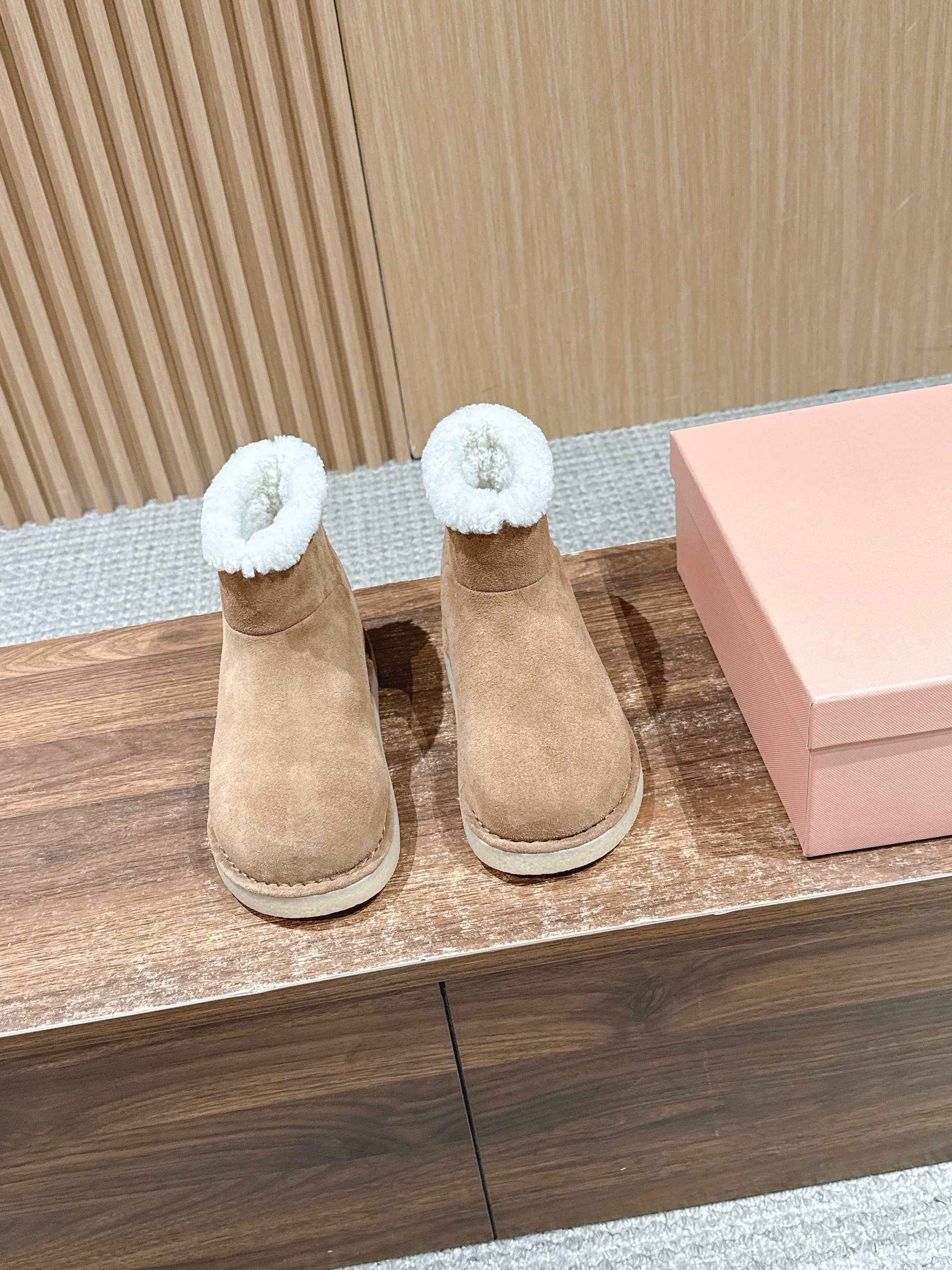 NO:616371,MIU MIU FW Deck shoes Autumn and winter warm velvet lamb wool short snow boots combine the design elements of short boots and slippers. The shoe shape is round and cute, with the wrapping feeling of short boots and the convenience of slippers. The lines of the shoe body are simple and smooth without unnecessary decoration, highlighting the MiuMiu brand's iconic 'sweet-cool balance' style and weakening the heavy feeling.  It provides classic colors with low saturation, versatile and high-end tones, easy to match with autumn and winter clothing, and suitable for various wearing scenarios. It continues the light luxury texture of the MiuMiu brand, and cleverly integrates warmth and fashion design. It is suitable as a home shoe, or as a 'lazy shoe' for light outings in autumn and winter, taking into account practicality and sophistication. The upper is made of high mercerized cow suede, and the lining is made of wool. The rubber outsole is 4cm higher.  Size35-40,snow boots,miumiu,boots,slippers19860909MIU MIU FW Deck shoes 秋冬加绒保暖羊羔毛短筒雪地靴 结合了短靴与拖鞋的设计元素,鞋型圆润可爱,既有短靴的包裹感,又具备拖鞋的便捷性；鞋身线条简约流畅,无多余装饰,凸显MiuMiu品牌标志性的“甜酷平衡”风格,弱化了厚重感. 提供低饱和度的经典色系,色调百搭且高级,易与秋冬服饰搭配,适配多种穿搭场景.延续MiuMiu品牌的轻奢质感,将保暖性与时尚设计巧妙融合,既适合作为居家鞋款,也可作为秋冬轻外出的“懒人鞋”,兼顾实用性与造型的精致度. 鞋面高丝光牛反绒 内里羊毛 大底橡胶大底 增高4cm Size35-40,雪地靴,miumiu,boots,slippers,Women's Shoes