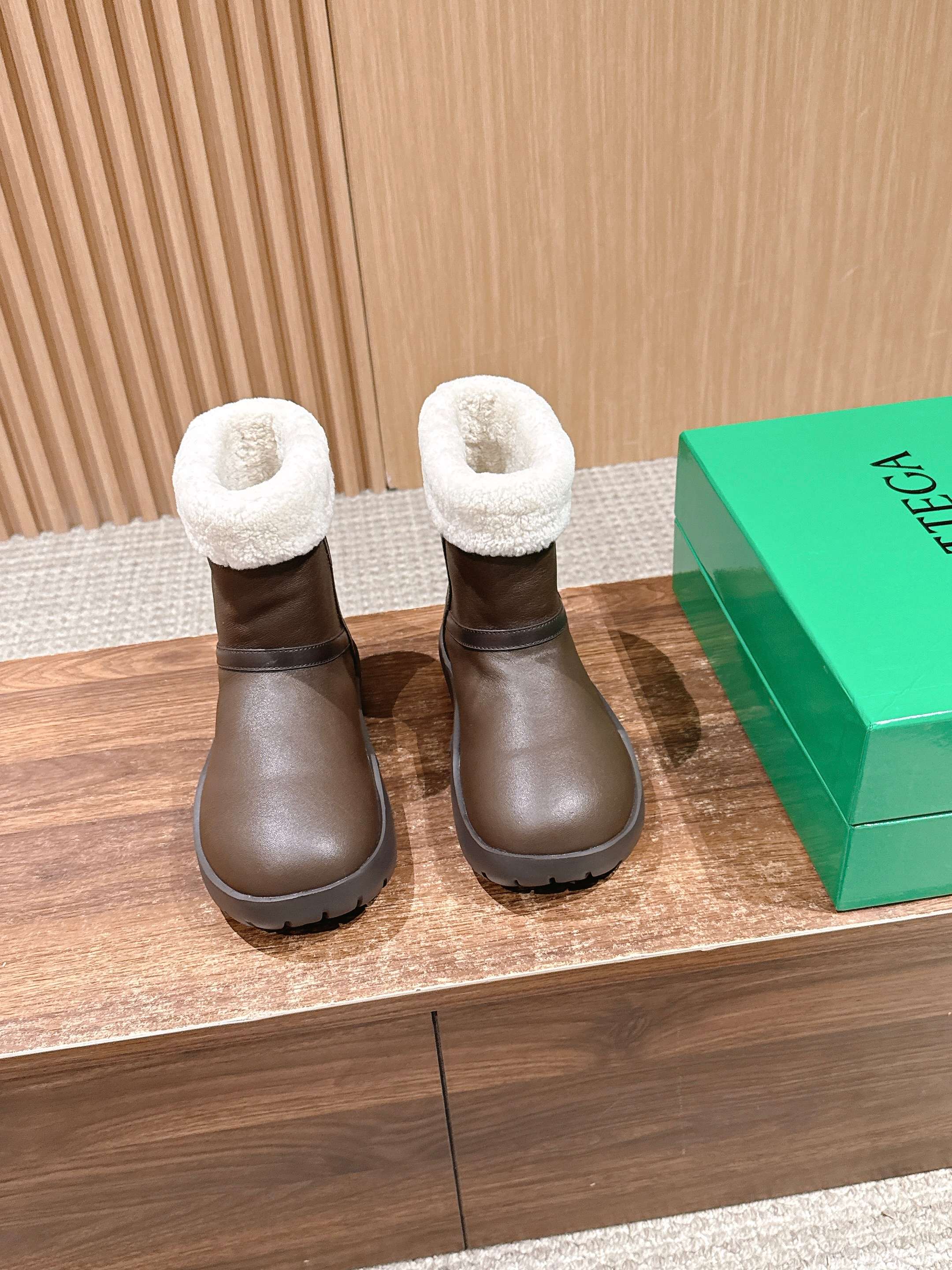 NO:616755,#宝特家Autumn and winter style round toe plus velvet short boots, snow boots and fur boots. The boot opening and lining are made of plush material, which is suitable for low temperature weather. The outer layer is made of leather fabric, which is waterproof and stain-resistant, and easy to clean. The thick-soled design has good cushioning when walking and is easier to wear for a long time. The low-cut style + simple design is suitable for matching pants and skirts, and the color is more everyday.  Can be paired with leggings sweatpants or corduroy pants, loose fit + short boots, comfortable and casual for daily outings. Long knitted skirt, exposed plush edge of the boot opening, gentle and autumn and winter atmosphere. Sheepskin upper, wool lining, original open molded outsole, increased by 3.5cm, size: 35-40 (40 customizations are not returnable), snow boots, bottega veneta, boots, skirts, sheepskin19860909#葆蝶家秋冬款圆头加绒短靴雪地靴毛毛靴 靴口和内里有毛绒材质,适合低温天气.外层是皮质面料,防水耐脏,容易清洁.厚底设计,走路时缓冲性好,长时间穿也比较轻松.低筒款式+简约设计,搭配裤子、裙子都适配,颜色也比较日常. 可搭配束脚运动裤或灯芯绒裤,宽松版型+短靴,日常出街舒适随性.长款针织裙,露出靴口毛绒边,温柔又有秋冬氛围. 鞋面羊皮 内里羊毛 大底原版开模大底 增高3.5cm size :35-40码（40定制不退换）,雪地靴,bottega veneta,boots,skirts,sheepskin,Women's Shoes