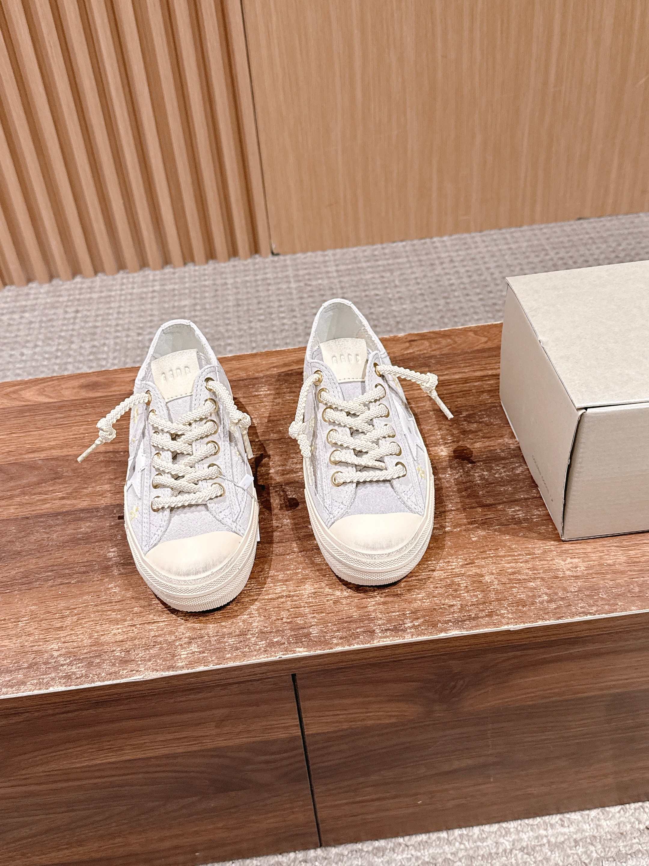 NO:616772,GGDB distressed daisy thick-soled sneakers are made of suede and canvas splicing materials, with rich textures and a retro and old-fashioned atmosphere. The shoelaces are braided rope style, with metal grommet, and the detailed design is more refined. The overall color is light color, the color is fresh and soft, suitable for a variety of styles.  The shoe shape is a classic sneaker, which feels comfortable and light, and is suitable for daily travel or leisure occasions. The shoe body is decorated with small daisy decorative elements, which is simple and playful, but not monotonous. The upper is cow suede, the lining is cowhide, the outsole is original molded outsole, increased by 4cm, size: 35-40 (40 yards customization is not returnable), casual shoes/sports shoes, sneakers, cowhide, chamois leather19860909GGDB 做旧款小雏菊厚底板鞋运动鞋 采用麂皮与帆布拼接材质,质感层次丰富,自带复古做旧氛围.鞋带是编织绳款式,搭配金属扣眼,细节设计更显精致.整体是浅色系调,配色清新柔和,适配多种风格穿搭 鞋型是经典板鞋款,脚感舒适轻便,日常出行或休闲场合都合适.鞋身点缀小雏菊装饰元素,简约中带点俏皮感,不单调. 鞋面牛反绒 内里牛皮 大底原版开模大底 增高4cm size :35-40码（40码定制不退换）,休闲鞋/运动鞋,sneakers,cowhide,chamois leather,Women's Shoes